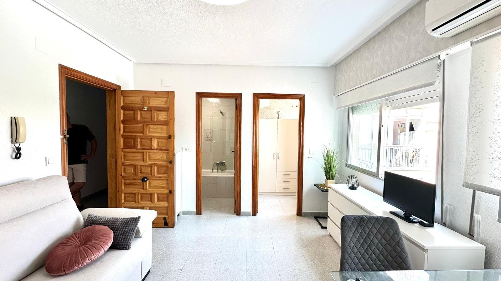 Studio for sale in the heart of Torrevieja, opposite Colegio Cubas We present this wonderful 24 m² studio, a perfect opportunity for those looking for a first home in the heart of the city or for those interested in a profitable investment in one of Torrevieja's most sought-after areas. Located in the heart of the city, opposite the well-known Colegio Cubas, this studio offers a prime location that guarantees convenience and proximity to all amenities. Supermarkets, pharmacies, restaurants, public transportation, and leisure areas are just steps away, making this property a practical and functional option for everyday living. The open-plan home is designed to make the most of the available space. With its 24 m² layout, it is practical and versatile, offering a cozy atmosphere that can accommodate both a single person and a couple. Thanks to its excellent location, it is also a great option as a holiday apartment or as a rental investment, as demand in this area is constant throughout the year. The proximity to Torrevieja's beaches and promenade allows you to enjoy the Mediterranean lifestyle without needing a car, which adds extra value to the property. In short, this is a studio with an unbeatable location, ideal as a practical residence in the city center or as an investment with great profitability potential.