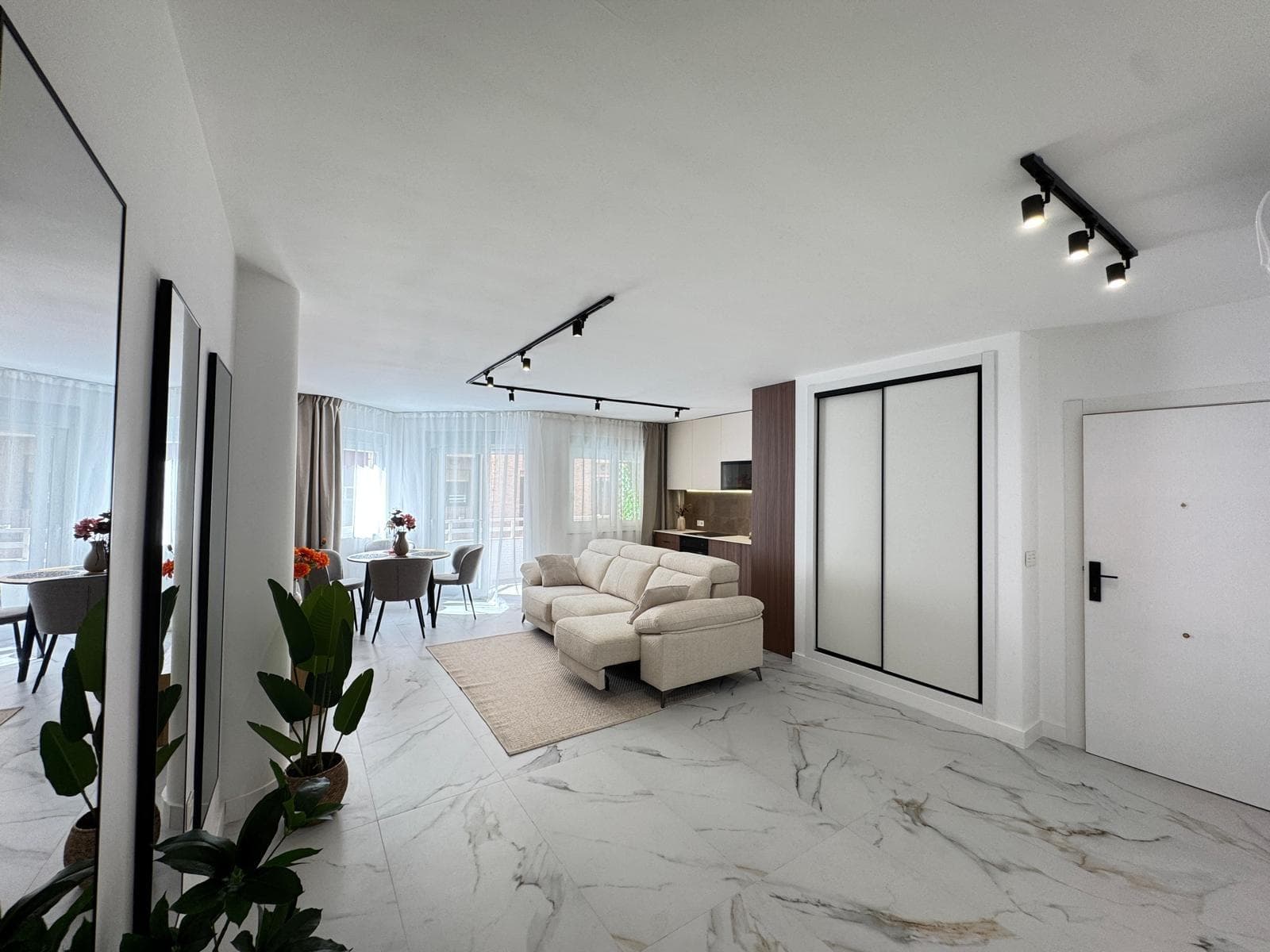 ✨ Brand new renovated apartment just 400 meters from the sea in Torrevieja 🌊 📍 Address: Calle Vicente Blasco Ibáñez, Torrevieja 🏠 Built-in area: 105 m² 🛏 Bedrooms: 3 🛋 Living room with integrated kitchen 🚿 Bathrooms: 2 🌅 Balcony 🛗 First floor with elevator 🔨 Recently completed comprehensive renovation: • New and modern interior carpentry • Completely renovated electrical and plumbing installations • Brand new bathrooms with quality materials • Walls and ceilings painted in light and elegant colors • State-of-the-art porcelain stoneware flooring • Designer kitchen equipped with integrated appliances: oven, induction hob, dishwasher, extractor hood, and microwave • Air conditioning system that guarantees comfort all year round 🛋 Sold fully furnished and equipped. The furniture and decor, featuring a contemporary and functional style, bring a fresh and welcoming atmosphere to every room. ✅ A move-in ready home, ideal for those looking for a modern apartment with all the amenities and without the hassle of renovating.