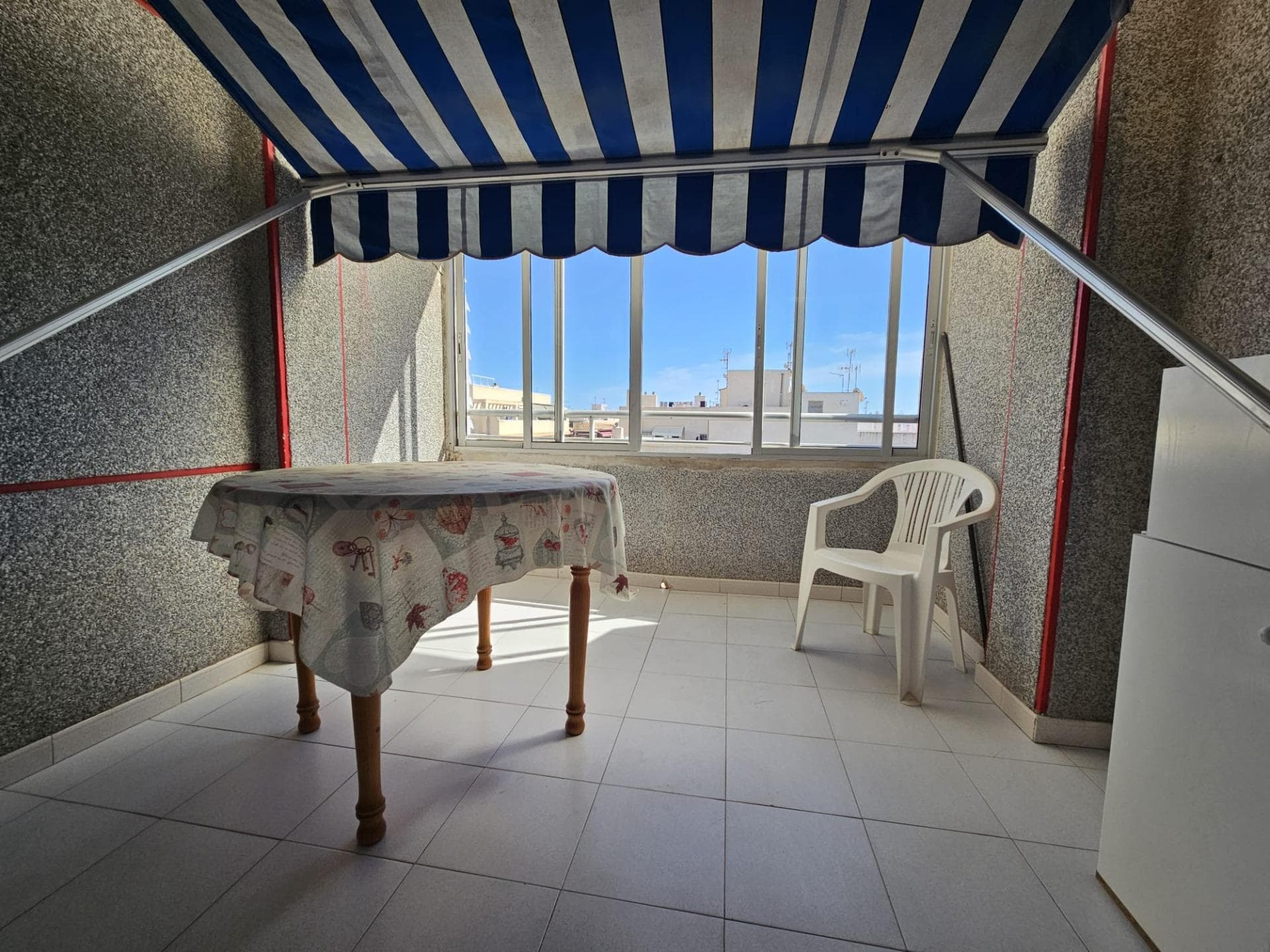 We present this cozy penthouse located just 450 meters from Playa del Cura, one of the most sought-after areas of Torrevieja. Its south-facing orientation guarantees excellent light throughout the day, making it a warm and comfortable space both in summer and winter. The home features a spacious and bright bedroom, a full bathroom with a bathtub, perfect for daily relaxation, and a French-style kitchen that blends harmoniously with the living and dining room, creating an open and functional atmosphere. From this main room, you have direct access to the terrace, an ideal place to enjoy the sun, have breakfast al fresco, or simply relax and contemplate the surroundings. Thanks to its location, you'll have all kinds of services close at hand, such as supermarkets, restaurants, cafes, and leisure areas, as well as being close to the promenade where you can enjoy pleasant walks along the sea. This penthouse represents an excellent opportunity for year-round living, for a holiday near the sea, or even as an investment for tourist rentals.
