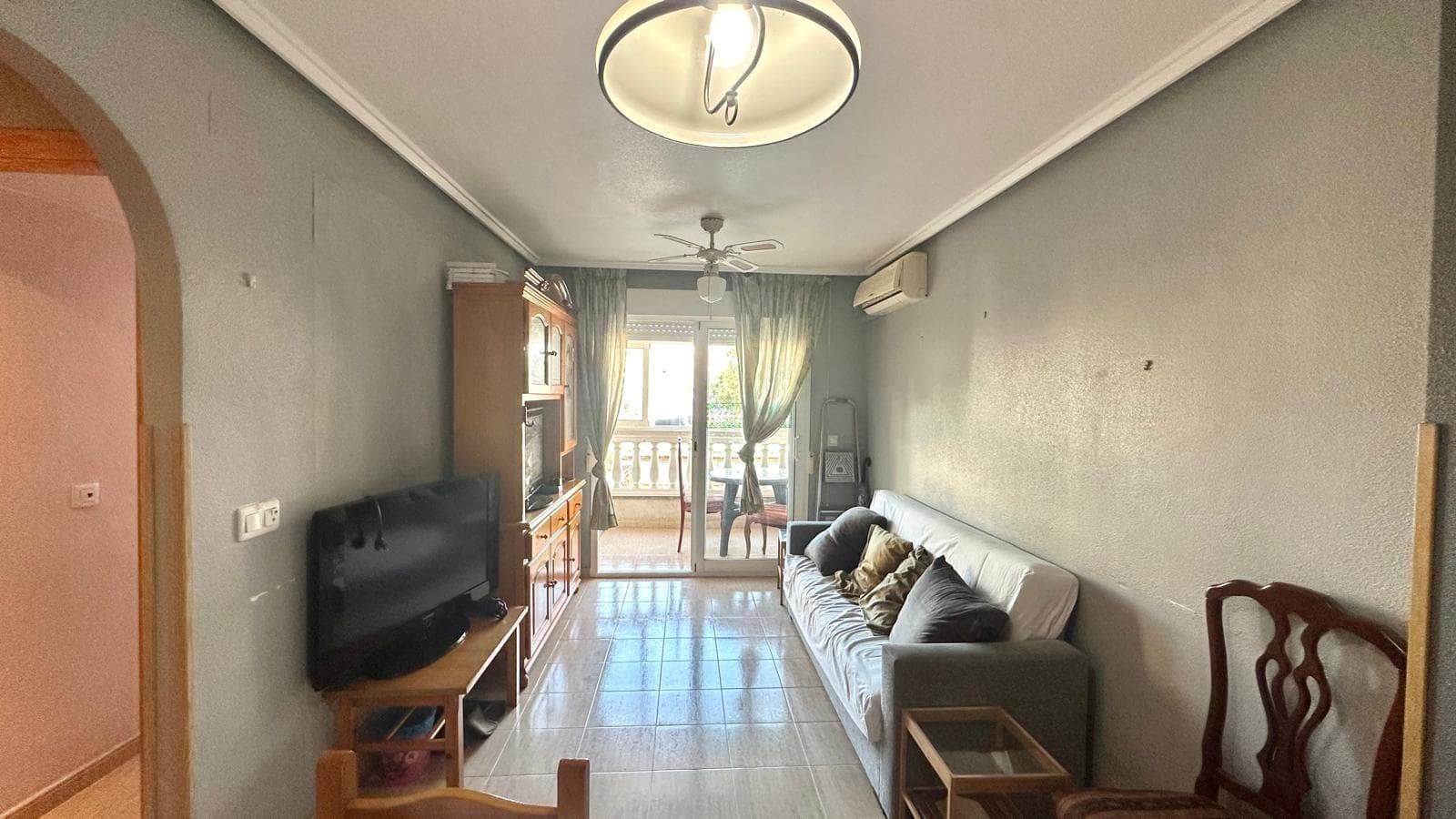 Geräumige Wohnung im Erdgeschoss mit Gemeinschaftspool und verglaster Südterrasse Diese wunderschöne Wohnung im Erdgeschoss befindet sich direkt neben einer Schule und ist somit die ideale Wahl für Familien, die Wert auf Komfort, Nähe zu Annehmlichkeiten und eine praktische Umgebung für den Alltag legen. Die Wohnung ist funktional und komfortabel aufgeteilt und bietet geräumige und gut genutzte Räume: Zwei helle Schlafzimmer, ideal als Hauptschlafzimmer, Gästezimmer oder sogar als Büro. Ein komplettes Badezimmer mit Dusche bietet Komfort und Funktionalität. Die separate Küche bietet ausreichend Platz zum organisierten Kochen und ist vom Sitzbereich und Wohnzimmer getrennt. Ein geräumiges Wohn-Esszimmer, ideal für Familienfeiern oder entspannende Momente, mit direktem Zugang zu einer verglasten Südterrasse, einem vielseitig nutzbaren Raum, der das ganze Jahr über genutzt werden kann. Die Anlage verfügt über einen Gemeinschaftspool – ein zusätzlicher Vorteil, der diese Immobilie zu einem idealen Ort macht, um den Sommer und das angenehme mediterrane Klima zu genießen. Die Lage ist ein weiterer großer Vorteil: direkt neben einer Schule, in einer ruhigen, aber gut angebundenen Gegend, mit Zugang zu Supermärkten, Apotheken, öffentlichen Verkehrsmitteln und nur wenige Autominuten von den Stränden Torreviejas entfernt. Kurz gesagt: Dies ist ein komplettes, funktionales und sehr gut gelegenes Haus, perfekt als Dauerwohnsitz, Zweitwohnsitz oder als Mietinvestition. Würden Sie auch eine kürzere Version für Immobilienportale wünschen, bei denen Klarheit und unmittelbare Wirkung im Vordergrund stehen?