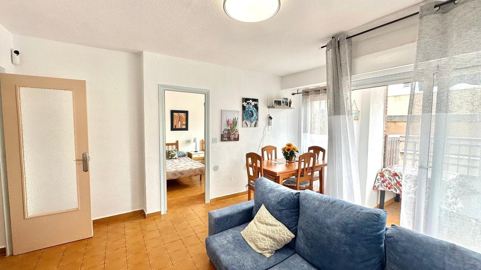 Penthouse in Playa de Los Locos – Just 250 metres from the sea We present this magnificent penthouse located in Playa de Los Locos, one of the most emblematic and sought-after areas of Torrevieja. Located on the third line from the sea, just 250 metres from the beach, this property perfectly combines comfort, spaciousness and a privileged location, ideal both as a permanent residence and for enjoying holidays by the Mediterranean. Upon entering, we find a spacious hallway that leads to the different rooms of the property. The penthouse has two double bedrooms, both with exterior windows that provide natural light and equipped with ceiling fans, ensuring constant ventilation and a pleasant atmosphere throughout the year. The property has a guest toilet, as well as a fully equipped bathroom with a bathtub, perfectly maintained and functional. The kitchen is separate, offering a comfortable space for cooking, with direct access to a utility room or laundry room, ideal for installing a washing machine or hanging clothes in a practical and discreet manner. The living-dining room is one of the most welcoming rooms in the house: spacious, bright and equipped with air conditioning, perfect for enjoying with family or friends. The living room leads directly onto a south-facing terrace, which not only guarantees excellent light throughout the day, but also offers pleasant sea views. This outdoor space is ideal for relaxing, sunbathing or enjoying summer evenings with the sea breeze in the background. The master bedroom is also double and has an exterior window, maintaining the same south-facing orientation as the living room, which provides warmth, light and a constant feeling of comfort. In terms of location, the penthouse is surrounded by all the essential amenities: supermarkets, chemists, restaurants, public transport, health centres and leisure areas. Everything you could possibly need is just a few minutes' walk away, making this property the perfect choice for those looking to live comfortably without sacrificing proximity to the sea. In short, this penthouse in Playa de Los Locos stands out for its excellent orientation, brightness, functional layout and privileged location. A home ready to move into, perfect for enjoying the Mediterranean lifestyle with the beach just a few steps away. Translated with DeepL.com (free version)