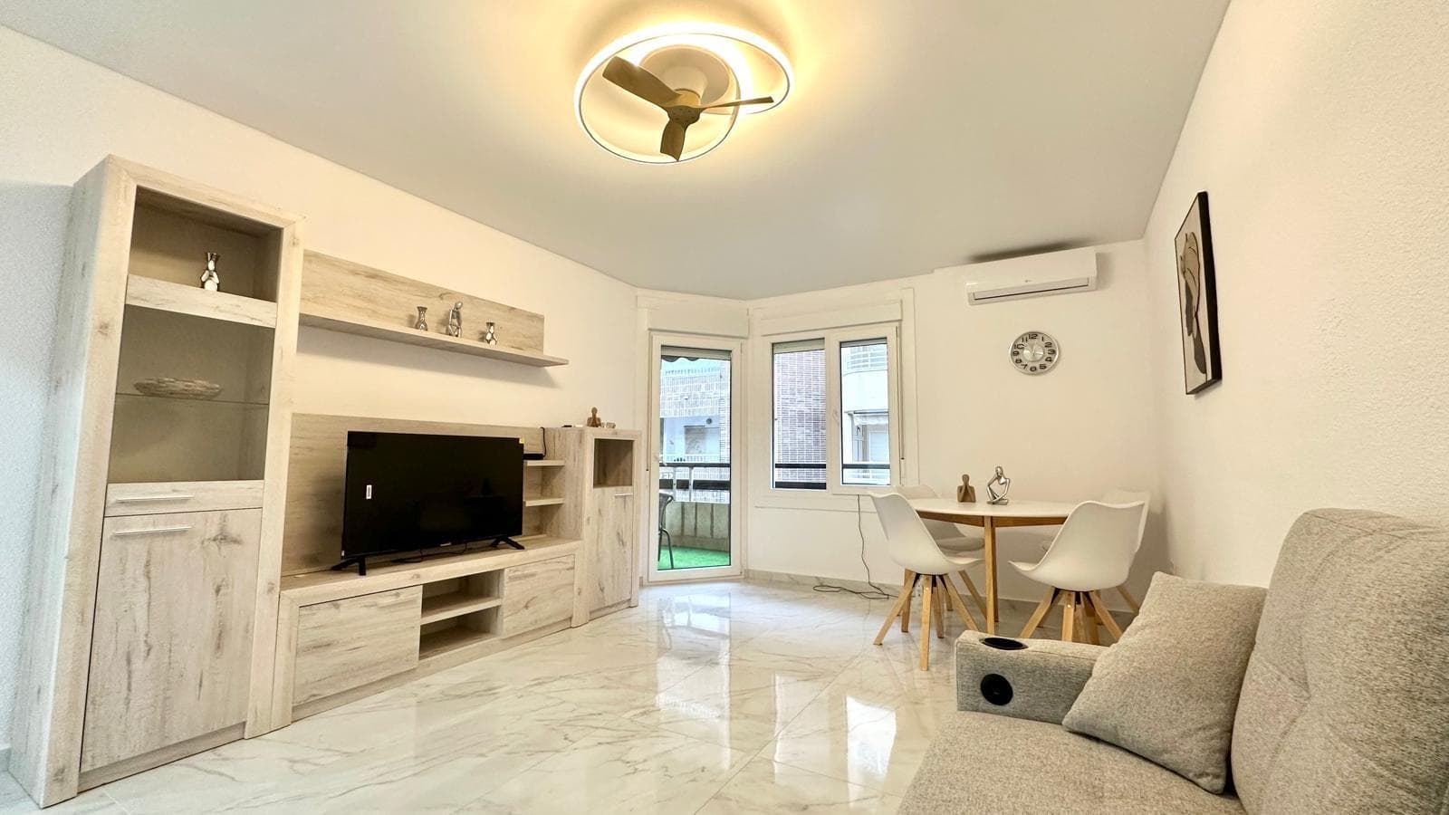 Bright renovated flat just 300 metres from the beach Located just 300 metres from the beach, this magnificent flat combines an excellent location with a comfortable and functional layout, ideal for both year-round living and enjoying holiday stays by the sea. The property is on the second floor without a lift and has been tastefully refurbished, offering a contemporary and cosy style. It has a perfectly utilised floor plan with three spacious bedrooms and two full bathrooms, one of which is en suite, providing greater privacy and comfort to the master bedroom. The living-dining room stands out for its brightness thanks to its east-facing terrace, which allows you to enjoy the morning sun and pleasant unobstructed views, creating a warm and comfortable atmosphere. This space becomes the heart of the home, ideal for sharing moments with family or friends. The property also has a separate, fully equipped kitchen with access to a functional utility room, which offers extra storage space or a laundry area, providing greater convenience in everyday life. One of the unique features of this property is that it also has a second west-facing terrace, perfect for enjoying the afternoon light and sunsets, providing natural light throughout the day thanks to its dual orientation. In short, this flat represents an excellent opportunity to acquire a comfortable, refurbished property in a privileged location, very close to the sea and with all amenities within walking distance: shops, restaurants, supermarkets and public transport. An ideal option for those looking for a ready-to-move-in home in one of the most sought-after areas on the coast.