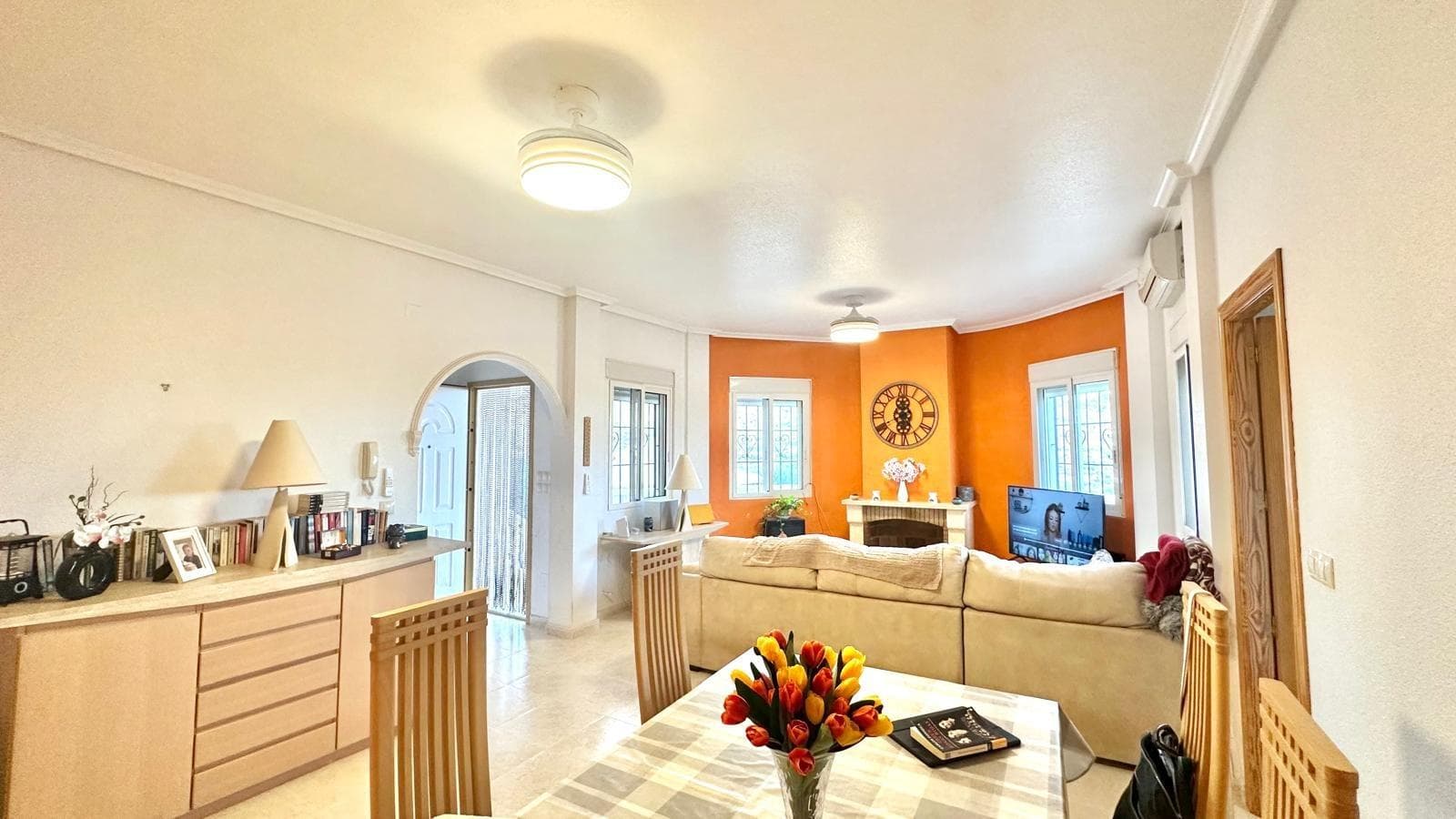 Villa in Bigastro: elegance, spaciousness and comfort in a peaceful setting We present this magnificent detached villa located in the peaceful town of Bigastro, a residential enclave offering a high quality of life, close to Orihuela and just a few kilometres from the Alicante coast. The property stands on a 430 m² plot, fully usable and designed to enjoy space, light and privacy. The house has a floor area of 90 m², distributed in a balanced and functional way. Inside there are three spacious bedrooms, one of which has an en-suite bathroom, offering an intimate and comfortable space. The layout is completed by two modern bathrooms, a fully equipped separate kitchen and a spacious living-dining room, ideal for sharing moments with family or friends. The orientation of the house allows you to enjoy excellent light throughout the day, providing warmth and remarkable energy efficiency. Each room has been designed to ensure maximum comfort, combining contemporary style with a cosy and functional atmosphere. Outside, the plot offers multiple possibilities. Highlights include a private swimming pool, perfect for cooling off and relaxing during the summer months, as well as a large outdoor area that can be used to enjoy the sun, organise outdoor meals or provide space for family leisure activities. In addition, the villa has a private parking area within the property, ensuring convenience and security for vehicles. Overall, this villa represents an exceptional opportunity for those seeking a charming and private detached property, located in a quiet setting, yet well connected to the main services, shops and access roads. Ideal both as a permanent residence and as a second home in the heart of the Vega Baja.