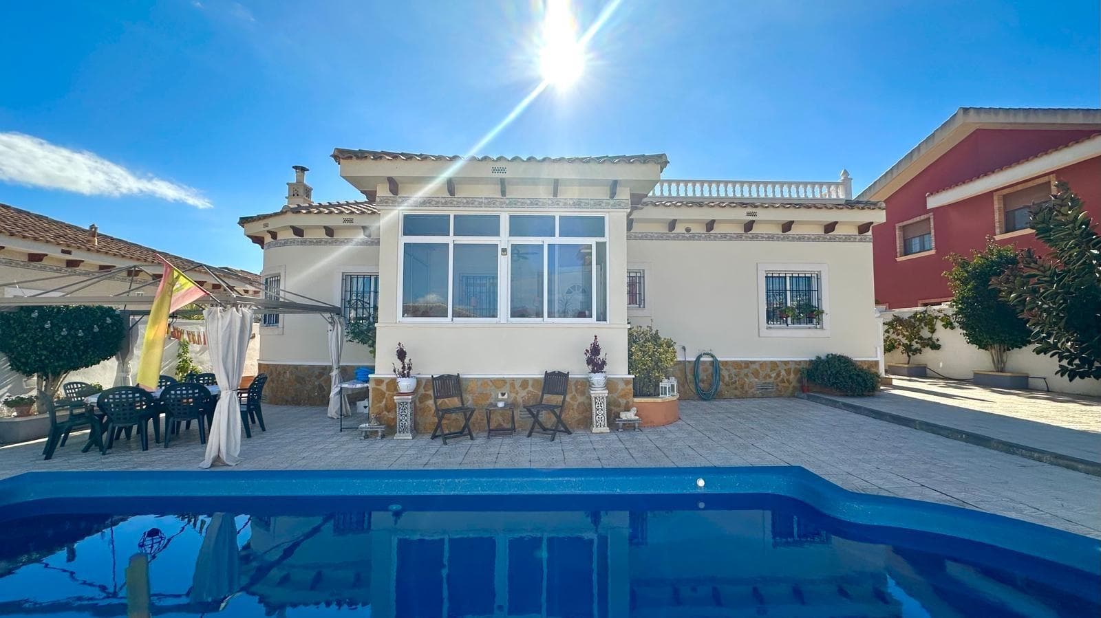 Located in a quiet area surrounded by nature, this detached house in Bigastro stands out for its excellent south-facing orientation, a feature that guarantees light throughout the day and creates a warm, pleasant and energy-efficient environment. This property represents a unique opportunity for those seeking privacy, space and a relaxed lifestyle in a natural setting. The house sits on a 400 m² plot, a spacious and perfectly utilised space, where the integration of natural elements and comfort zones is harmoniously combined. Within the plot there is a private swimming pool, ideal for enjoying the Mediterranean climate and turning summer days into moments of rest and leisure without leaving home. In addition, there is a private solarium, which offers an intimate and sunny space perfect for relaxing, sunbathing or contemplating the views of the surroundings. The plot also has a double pergola, trees and landscaped areas that bring freshness and personality to the property. All this creates a unique natural environment, offering multiple possibilities for both enjoyment and personalisation. A highly valued feature is the area set aside for parking your vehicle inside the property, allowing for convenient and secure access. The property, with a floor area of 91 m², has a balanced and functional layout. It has two spacious and bright bedrooms, designed to ensure a good night's sleep. One of them has an en-suite bathroom, providing extra privacy and comfort. In total, the property has two full bathrooms, both designed with comfort and modernity in mind. The entire house is equipped with air conditioning and ceiling fans, ensuring a pleasant atmosphere throughout the year. The spacious and cosy living-dining room stands out for its fireplace, a detail that adds warmth and character to the room, making it the perfect space for family gatherings or moments of relaxation. The fully equipped open-plan kitchen is integrated in a practical and modern way with the living area, offering comfort and space when cooking and spending time with the family. As a welcome to the house, there is a glazed terrace, which acts as an entrance hall. This bright and versatile space can be used both as an additional relaxation area and as a place to enjoy the outdoors without sacrificing indoor comfort. Overall, this detached house in Bigastro offers an exceptional combination of comfort, privacy and quality of life. Its large plot, private swimming pool, solarium, excellent orientation, modern facilities and natural surroundings make it an ideal property both as a permanent residence and for enjoying getaways and holidays in an exclusive and welcoming environment. Translated with DeepL.com (free version)