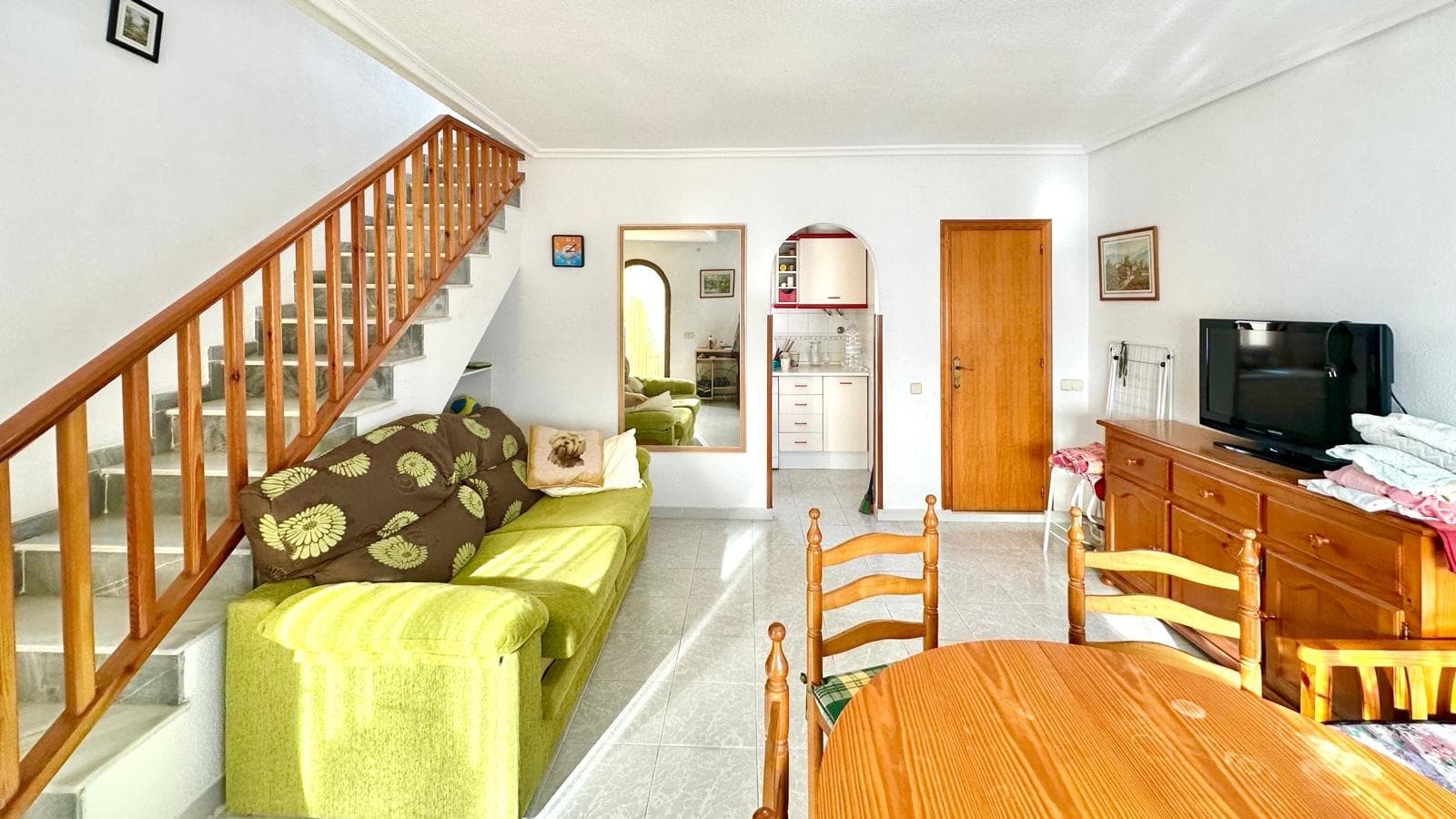 Этот привлекательный дуплекс, расположенный в районе Нуэва-Торревьеха, предлагает прекрасную возможность для тех, кто ищет комфортный и функциональный дом в благоустроенном жилом комплексе. В комплексе есть общий бассейн – идеальное место, чтобы насладиться средиземноморским климатом, отдохнуть с семьей или освежиться в летние месяцы. Двухэтажный дом занимает два этажа, что позволяет эффективно использовать каждое пространство. В доме две спальни, обе светлые и просторные, в которых можно разместить большие кровати и дополнительную мебель, что делает их удобными как для жильцов, так и для гостей. Также есть две ванные комнаты, что обеспечивает комфорт и уединение в повседневной жизни. В доме есть отдельная, полностью функциональная кухня с большим количеством места для хранения, идеально подходящая для тех, кто любит готовить, не отвлекаясь от остального дома. Планировка позволяет удобно разделить зону приготовления пищи и остальные жилые помещения. Просторная гостиная-столовая идеально подходит для создания двух отдельных зон: зоны отдыха и зоны для обедов или семейных встреч. Естественное освещение и вентиляция в этой комнате создают свежую и уютную атмосферу, делая ее сердцем дома. Благодаря своему расположению в районе Нуэва-Торревьеха этот дуплекс находится рядом со всеми необходимыми объектами инфраструктуры: супермаркетами, магазинами, медицинскими центрами, ресторанами и зонами отдыха, а также обеспечивает быстрый доступ к центру города и основным пляжам Торревьехи. Иными словами, этот объект недвижимости — отличный вариант как для постоянного проживания, так и для инвестиций, сочетающий в себе комфорт, продуманную планировку и закрытый жилой комплекс с бассейном в одном из самых удобных и востребованных районов города.