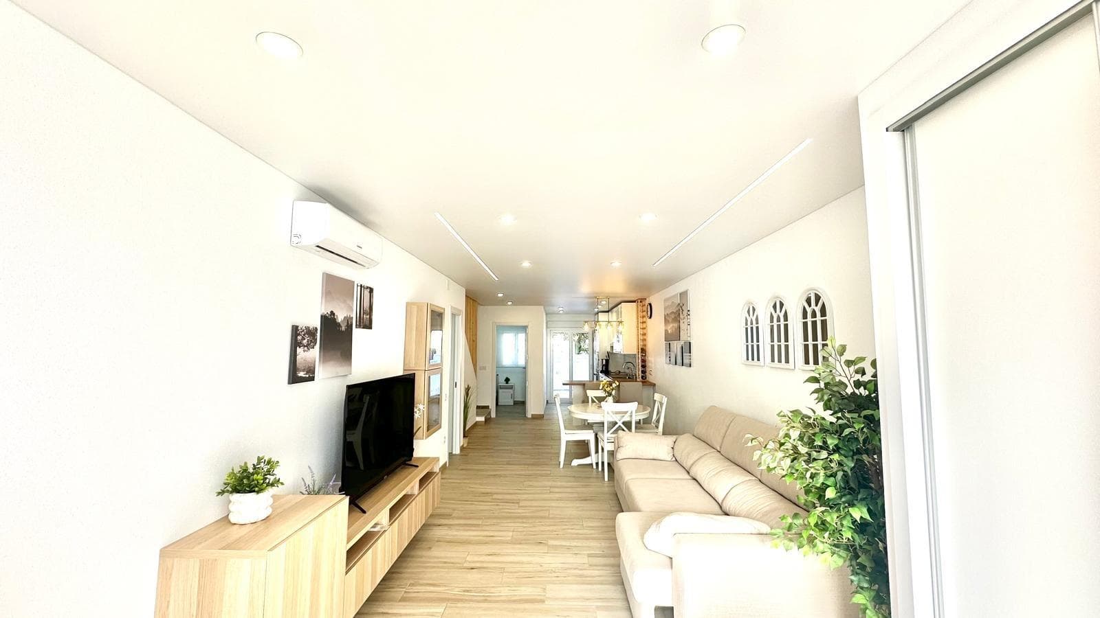 Этот уютный таунхаус расположен на Авенида Парис, в тихом жилом районе с хорошей транспортной доступностью, всего в 1,5 км от пляжа. Он сочетает в себе близость к морю и комфорт проживания в более жилой обстановке. Это идеальный вариант как для постоянного проживания, так и для тех, кто ищет второй дом недалеко от побережья. На первом этаже дома расположена просторная и светлая гостиная-столовая, спроектированная как удобное и функциональное пространство для отдыха и семейной жизни. Современная кухня открытой планировки во франко-американском стиле органично сочетается с гостиной, создавая ощущение простора и объединяя гостей. С этого этажа можно выйти на задний дворик – практичное место для стирки, хранения вещей или обедов на свежем воздухе. Кроме того, на нижнем этаже находятся спальня и туалет, что обеспечивает дополнительное удобство и особенно полезно для гостей или людей с ограниченной подвижностью. На участке также есть передний дворик, который идеально подходит в качестве частной террасы, зоны отдыха или небольшого сада, дополняя пространство на открытом воздухе. На втором этаже расположены две просторные, светлые и комфортабельные спальни с двуспальными кроватями, каждая из которых имеет прямой выход на собственную террасу, идеально подходящую для наслаждения солнцем, естественной вентиляцией и моментами покоя на свежем воздухе. Также на этом этаже расположена современная и функциональная ванная комната с душем, обслуживающая обе спальни. Дом имеет прекрасную ориентацию на юг и север, что гарантирует естественное освещение в течение всего дня и позволяет поддерживать прохладную и приятную атмосферу круглый год. Кроме того, дом находится на территории закрытого жилого комплекса с общим бассейном, что идеально подходит для отдыха и наслаждения приятным средиземноморским климатом без необходимости далеко ехать. В целом, этот таунхаус на Авенида Парис предлагает идеальное сочетание пространства, комфорта, функциональности и открытых зон в тихом и удобном месте, что делает его отличным вариантом для жизни в средиземноморском стиле со всеми удобствами.