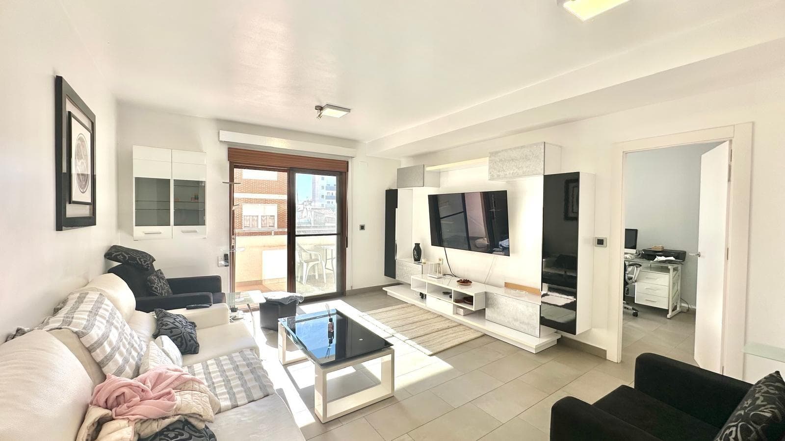 Эти впечатляющие, полностью отремонтированные апартаменты, расположенные в самом сердце Торревьехи, в престижном районе Диего Рамирес Пастор, представляют собой исключительную возможность для тех, кто ищет просторное, современное и готовое к заселению жильё. Всего в 750 метрах от пляжа, апартаменты сочетают в себе первоклассное расположение с высочайшим уровнем комфорта и функциональности. Апартаменты полностью отремонтированы и выглядят практически как новые, с использованием высококачественных материалов, современного дизайна и планировки, продуманной до мелочей. В квартире три просторные спальни, идеально оборудованные для комфорта и уединения. Две ванные комнаты оформлены в современном стиле; одна из них примыкает к главной спальне и включает гардеробную, что добавляет дополнительный комфорт и эксклюзивность. Планировка особенно практична, поскольку в другой спальне также есть собственная ванная комната, что является редкостью и очень ценным преимуществом для семей и тех, кто часто принимает гостей. Полностью оборудованная отдельная кухня предлагает функциональное и удобное пространство для повседневного использования, отделенное от остальных жилых помещений для лучшей организации пространства. В доме также есть внутренний дворик, обеспечивающий дополнительную естественную вентиляцию и многофункциональное пространство, которое можно использовать как прачечную, кладовую или уголок отдыха. Просторная и светлая гостиная и столовая спроектированы таким образом, чтобы создать различные комфортные зоны в одном пространстве, идеально подходящем как для отдыха, так и для семейных или дружеских встреч. Вся недвижимость оборудована зональной системой центрального кондиционирования, которая позволяет регулировать климат в каждой зоне, обеспечивая оптимальный микроклимат круглый год. Дом продается полностью меблированным и готовым к заселению. Каждая деталь декора тщательно продумана, чтобы гармонировать с современным стилем недавнего ремонта. Дополнительным бонусом к дому являются парковочное место и кладовая, что очень ценно в таком центральном месте, обеспечивая удобство, безопасность и дополнительное место для хранения. В целом эта квартира в районе Диего Рамирес Пастор обладает всеми характеристиками элитной недвижимости: центральное расположение, близость к пляжу, качественный комплексный ремонт, простор, комфорт, полный спектр услуг и дополнительных удобств, таких как гараж и кладовая, что делает ее непревзойденным вариантом как для постоянного проживания, так и для высокодоходной инвестиции в одном из самых востребованных районов Торревьехи.