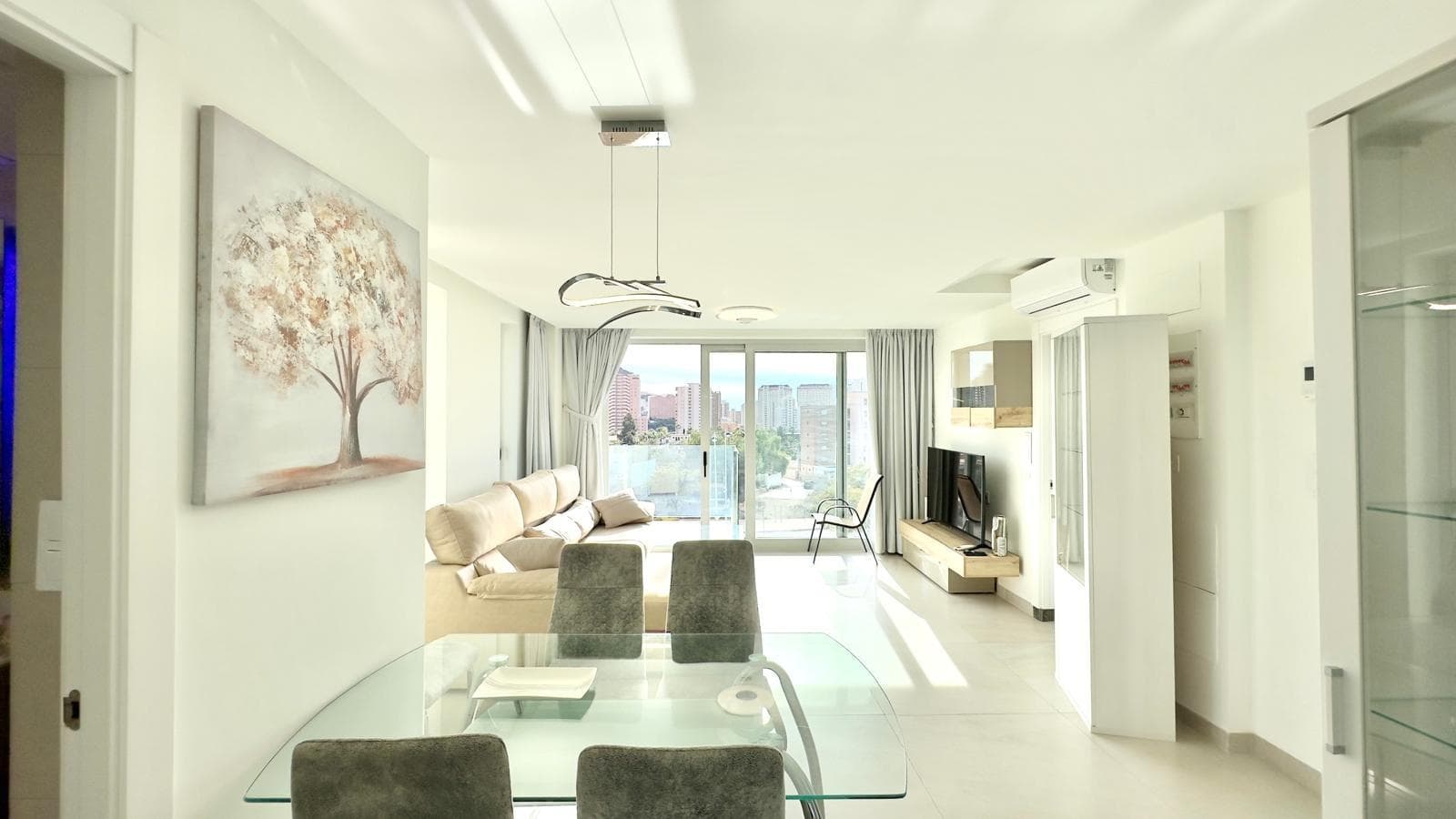 Эти эксклюзивные апартаменты на втором этаже, расположенные в престижном районе Бенидорма, всего в километре от бухты Финестрат, находятся в известном здании Oasis, современном жилом комплексе, который отличается роскошными общими зонами и услугами, предназначенными для благополучия и удовольствия его жителей. Комплекс предлагает привилегированную обстановку с первоклассными удобствами, в том числе общий открытый бассейн с джакузи, крытый бассейн, сауну и зоны, оборудованные тренажерами для общего пользования, что обеспечивает идеальные условия как для отдыха, так и для ухода за собой, не выходя из дома. Квартира имеет просторную и удобную планировку, в ней две спальни, обе с отличной освещенностью и комфортом. Стоит отметить, что одна из спален имеет ванную комнату, что обеспечивает большую приватность, а вторая ванная комната обслуживает остальную часть квартиры, обеспечивая максимальную функциональность всего комплекса. Просторная и уютная гостиная-столовая является главной частью дома, напрямую соединяясь с террасой, которая является идеальным местом для наслаждения свежим воздухом и средиземноморским климатом. Благодаря двойной ориентации на запад и юг, в дом большую часть дня поступает великолепный естественный свет, создавая теплую и очень приятную атмосферу во всех комнатах. Полностью оборудованная кухня открытой планировки современно интегрирована в гостиную, создавая ощущение простора и комфорта. Кроме того, она имеет галерею, предоставляющую дополнительное пространство для прачечной или хранения вещей, что добавляет ей очень ценную функциональность. В целом, эта квартира на втором этаже здания Oasis в Бенидорме представляет собой уникальную возможность для тех, кто ищет жилье высшего качества в эксклюзивном жилом районе с полноценными общими зонами и привилегированным расположением недалеко от моря. Идеально подходит в качестве постоянного места жительства, второго дома или высококлассной инвестиции в одном из самых востребованных районов Коста-Бланки.