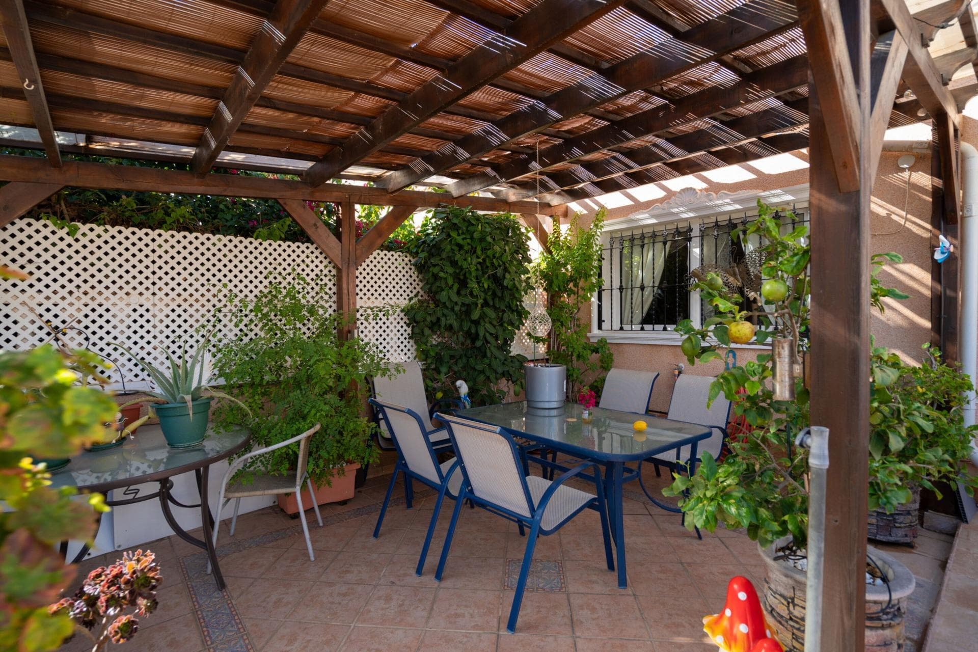 Расположенный в престижном районе Вилья Мартин, этот элегантный таунхаус представляет собой исключительную возможность для тех, кто ищет комфорт, эксклюзивность и высококачественную среду. Его расположение просто идеально: прямо рядом с полем для гольфа, что позволяет совместить жилой стиль жизни со спортивными и развлекательными мероприятиями, а также гарантирует прекрасный вид и спокойствие в одном из самых ценных районов Коста Бланка. В доме две спальни, обе просторные и светлые, спроектированные так, чтобы обеспечить уединение и комфорт. Одна из них имеет ванную комнату, что добавляет удобства и эксклюзивности. Кроме того, в доме есть вторая полноценная ванная комната, функциональная и практичная для повседневного использования. Кухня отдельно стоящая, предлагает удобное и хорошо организованное пространство, отделенное от зоны отдыха. Гостиная-столовая просторная и уютная, соединяется с крытой террасой, которая дает прямой доступ к общественному бассейну, создавая идеальную атмосферу для отдыха, наслаждения солнцем или совместного времяпрепровождения с семьей. Крытая терраса позволяет использовать это пространство круглый год, обеспечивая тень и комфорт в любое время года. Среди дополнительных удобств недвижимости — кондиционер, джакузи и сауна, которые обеспечивают высокий уровень комфорта и роскоши, очень ценимый в этом эксклюзивном районе Вилла Мартин. Все это делает этот дом идеальным вариантом для тех, кто ищет высококлассный дом или инвестицию с большим потенциалом в избранном и спокойном сообществе. В целом, этот таунхаус в Вилья-Мартин сочетает в себе привилегированное расположение, функциональную планировку, эксклюзивность и роскошные удобства, и все это по отличной цене, что делает его уникальной возможностью насладиться качеством жизни, которое предлагает этот престижный район Коста-Бланки. Переведено с помощью DeepL.com (бесплатная версия)