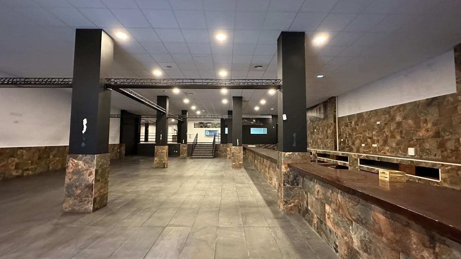 Этот объект недвижимости площадью 756 квадратных метров расположен на второй линии пляжа Вальпура, всего в 70 метрах от моря, и предлагает большую универсальность для различных коммерческих или развлекательных целей. Его расположение в непосредственной близости от пляжа и в районе с высокой проходимостью делает его очень привлекательным для инвесторов или предпринимателей, которые ищут помещение с множеством возможностей. Ранее в здании был дымоход, и оно использовалось как приют, ресторан, таверна и бар, что доказывает его пригодность для гостиничного бизнеса или услуг, связанных с ресторанным делом. Благодаря этим характеристикам, недвижимость подходит для различных проектов, от ресторанов до развлекательных заведений, офисов или предприятий, которым требуется большое пространство и хорошая вентиляция. Здание имеет двойной вход, выходящий на улицу Кумерсиндо спереди и на улицу Ульпиано сзади, что облегчает логистику, движение клиентов или товаров и увеличивает его привлекательность для различных коммерческих целей. Такая планировка также позволяет создать отдельные входы, зоны погрузки и разгрузки или даже разделить зоны внутри одного помещения, что еще больше увеличивает его универсальность. В целом, эта недвижимость на второй линии пляжа Вальпура представляет собой уникальную возможность для предпринимателей и инвесторов благодаря своей большой площади, стратегическому расположению недалеко от моря и разнообразным возможностям использования, что делает ее идеальной для проектов в сфере гостиничного бизнеса, досуга или любой коммерческой деятельности, которая стремится выделиться в одном из самых оживленных районов города.