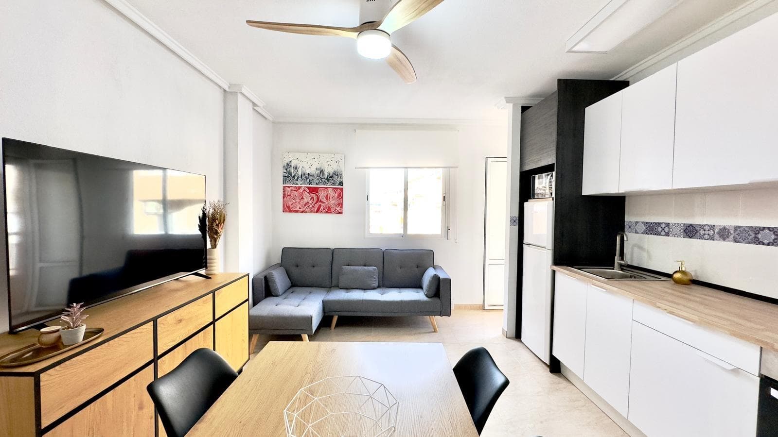 Эта современная квартира, расположенная рядом с площадью Пласа-дель-Кальварио, в удобном месте с хорошим транспортным сообщением в Торревьехе, находится всего в 900 метрах от пляжа, предлагая идеальное сочетание близости к морю и непосредственного доступа ко всем городским удобствам. Расположенная на третьем этаже и ориентированная на запад, квартира имеет отличное естественное освещение в послеобеденное время, создавая теплую и уютную атмосферу во всех комнатах. Недвижимость была недавно отремонтирована в сентябре и представляет собой совершенно новую квартиру с современной отделкой и материалами, подобранными с учетом функциональности, стиля и долговечности. После полной реконструкции в доме имеется две спальни, идеально оборудованные для комфорта и отдыха. Кроме того, в доме есть полностью оборудованная ванная комната современного дизайна, которая отвечает повседневным потребностям и отличается элегантной и практичной эстетикой. Гостиная-столовая представляет собой открытое, просторное и светлое пространство, в которое полностью интегрирована кухня во французском стиле, что создает ощущение большей просторности и современности. Из гостиной есть выход на одну из террас, идеально подходящую для наслаждения свежим воздухом и средиземноморским климатом. В главной спальне есть вторая частная терраса, которая обеспечивает дополнительное пространство для отдыха и большую независимость. Квартира продается совершенно новой, идеально подходящей для проживания без дополнительных вложений. Одно из ее главных преимуществ — это окружение: она расположена рядом с магазинами, школами, торговыми центрами, общественными услугами и всем необходимым для повседневной жизни, что позволяет наслаждаться удобным, практичным и очень хорошо связанным с остальной частью города местоположением. В целом, эта квартира рядом с площадью Пласа-дель-Кальварио представляет собой отличную возможность для тех, кто ищет современное, отремонтированное, светлое и готовое к заселению жилье с террасами, хорошей ориентацией и всеми удобствами, как для постоянного проживания, так и для высокодоходной инвестиции.