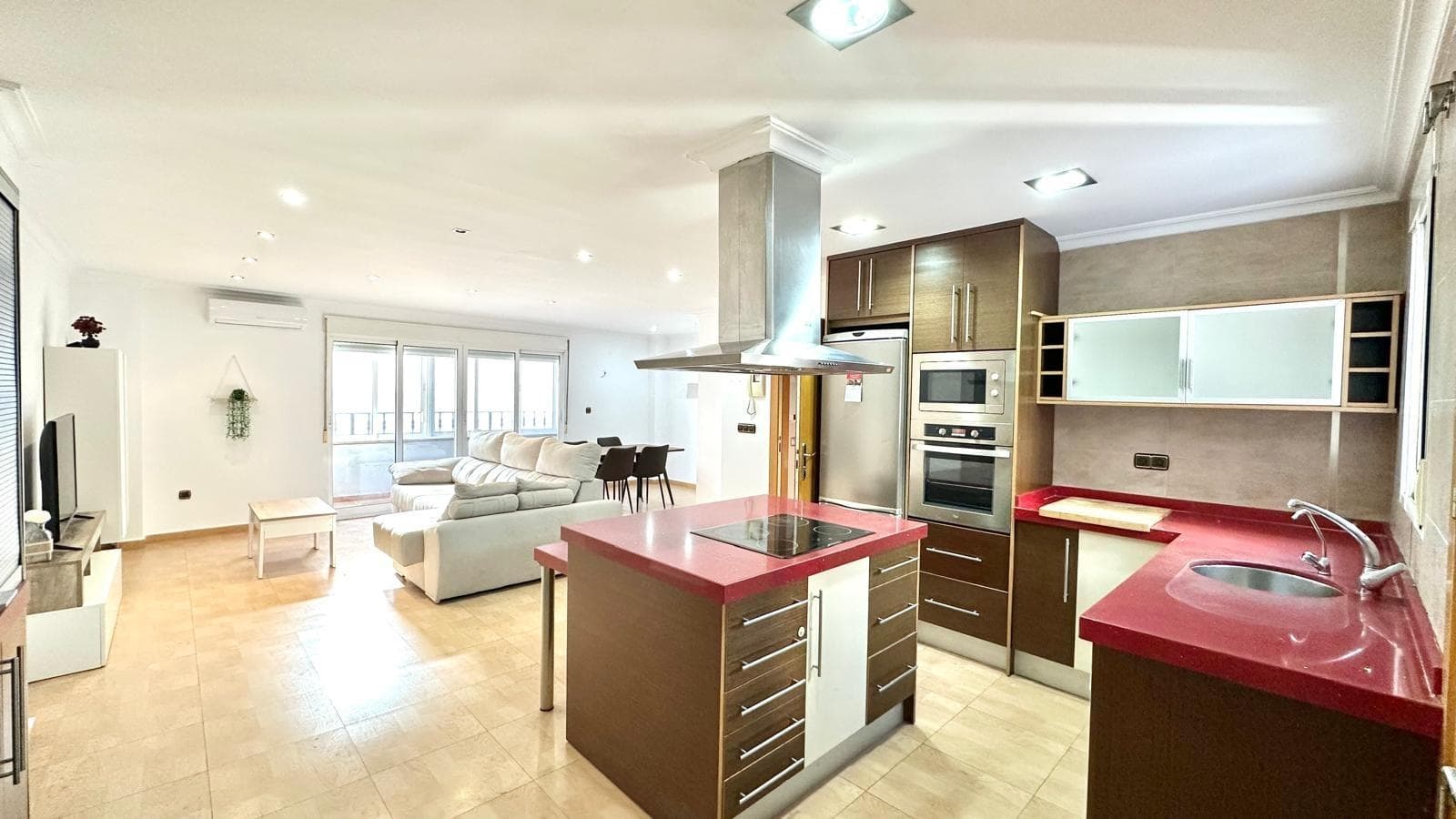 Эта впечатляющая квартира, расположенная на улице Калера, всего в 900 метрах от пляжа, предлагает уникальную возможность приобрести просторное, полностью отремонтированное жилье, оформленное в современном и функциональном стиле. Площадь квартиры составляет 151 квадратный метр, что позволяет наслаждаться просторными комнатами и идеальной планировкой, обеспечивающей комфорт и высокое качество жизни. При входе в квартиру нас встречает просторная и светлая гостиная-столовая открытой планировки, интегрированная с элегантной кухней американского стиля с центральным островом, которая становится настоящим сердцем дома. Такая планировка создает современную и уютную атмосферу, идеальную как для повседневной жизни, так и для социальных встреч. Кухня полностью оборудована высококачественной бытовой техникой и имеет также кладовую, предоставляя дополнительное пространство для стирки, хранения вещей или домашней работы. Дом состоит из трех спален, все из которых просторные, светлые и тщательно спроектированные для обеспечения комфорта и уединения. Особенно выделяется главная спальня, которая имеет ванную комнату и гардеробную, предлагая высокий уровень комфорта проживания. Эта ванная комната также была спроектирована так, чтобы при желании обслуживать две другие спальни, что является практичным решением для семьи или гостей. В дополнение к планировке, в доме также есть дополнительный туалет, что добавляет удобства и функциональности. Вся квартира была недавно отремонтирована с использованием современных отделочных материалов, качественных материалов и современного дизайна, что позволяет наслаждаться совершенно новой квартирой, готовой к проживанию без дополнительных ремонтных работ. В целом, эта квартира на улице Калера, недалеко от моря, отличается большой площадью, открытым и элегантным дизайном, качеством ремонта и отличной планировкой помещений, что делает ее идеальным вариантом как для постоянного проживания высокого уровня, так и для инвестиций с большим потенциалом в устоявшемся и очень востребованном месте.