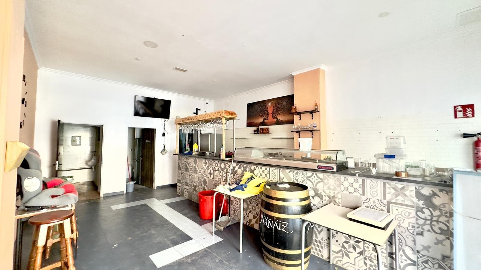 Это коммерческое помещение расположено всего в 400 метрах от пляжа, в районе, где часто бывают как местные жители, так и туристы, что делает его отличной возможностью для открытия любого бизнеса, связанного с досугом, гостиничным делом или коммерческими услугами. В помещении есть дымоход, что особенно ценно для ресторанов, баров, кафе и других предприятий общественного питания. Кроме того, в помещении есть два туалета, идеально оборудованных для обслуживания как клиентов, так и персонала, что соответствует потребностям помещения, открытого для публики. Западное расположение обеспечивает прекрасное естественное освещение в течение большей части дня, что создает приятную атмосферу как внутри, так и снаружи. Кроме того, помещение предлагает возможность установки внешней террасы, что является очень востребованным элементом, значительно повышающим коммерческую привлекательность заведения, особенно в прибрежной зоне. Благодаря близости к морю, своим техническим характеристикам и стратегическому расположению, это помещение представляет собой отличную возможность для развития проекта в сфере гостеприимства или любой другой коммерческой деятельности с высокой видимостью и потенциалом прибыльности в одном из самых динамичных районов города.