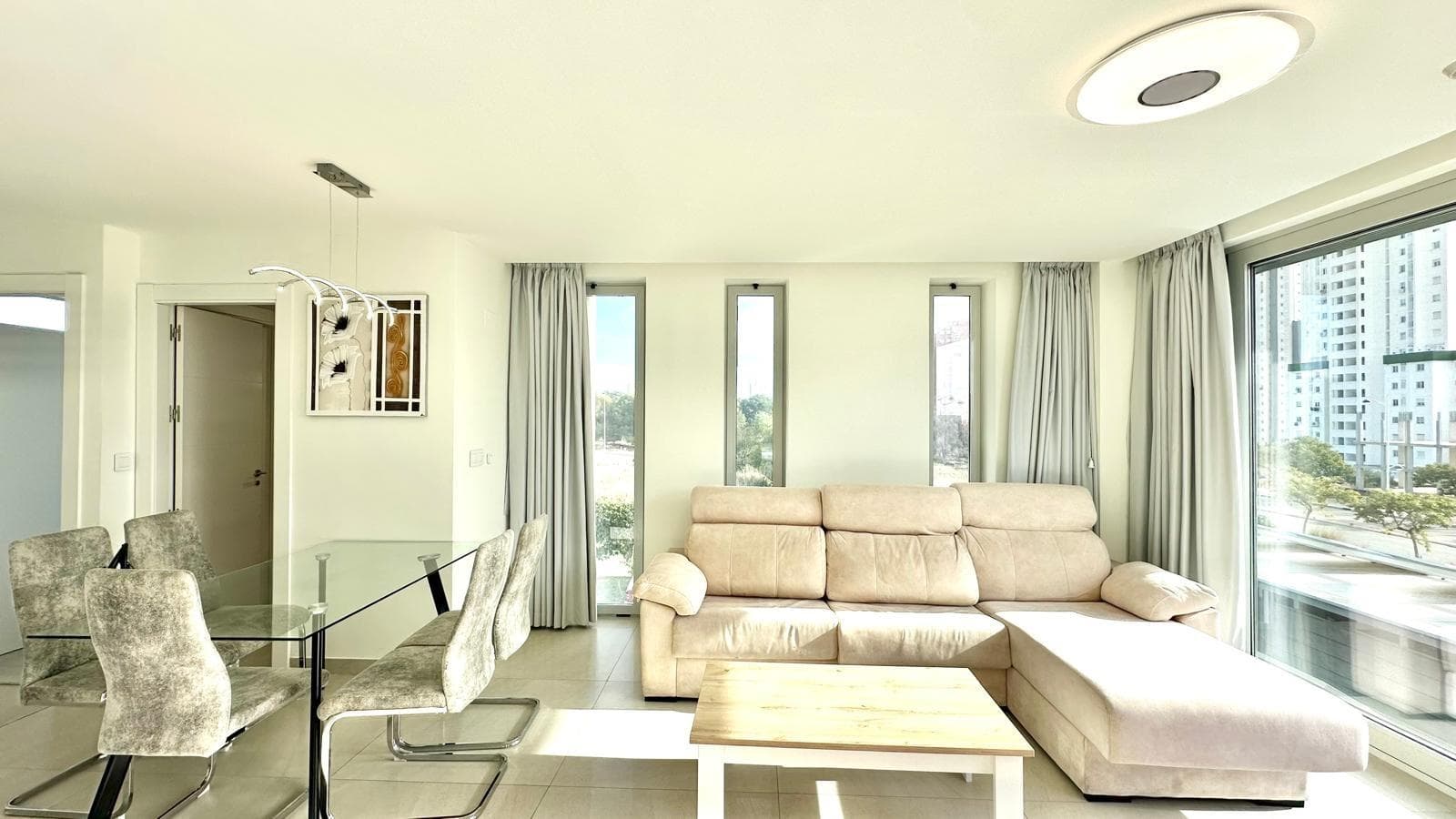 Эта великолепная квартира, расположенная на третьем этаже одного из самых эксклюзивных жилых комплексов Бенидорма, предлагает привилегированное расположение всего в одном километре от бухты Финестрат, одного из самых востребованных районов для тех, кто ищет спокойствие, не отказываясь от близости к морю и всем удобствам. Жилой комплекс, в котором находится квартира, отличается впечатляющим набором общих зон, спроектированных для обеспечения по-настоящему роскошного проживания. Среди его удобств — открытый бассейн, окруженный ухоженными садами, бассейн с подогревом, идеальный для использования в течение всего года, джакузи, сауна и зоны, предназначенные для оздоровления и релаксации. Все это создает эксклюзивную, безопасную и комфортную атмосферу, которая повышает ценность недвижимости. Квартира имеет современную и функциональную планировку, которая подчеркивает простор и светлость каждой комнаты. В ней две спальни, обе отличного размера, и две ванные комнаты, одна из которых входит в состав спальни, с элегантной и высококачественной отделкой. Гостиная-столовая отличается просторностью и естественным освещением, усиленным южной ориентацией, которая гарантирует прямой свет в течение большей части дня. Открытая кухня американского стиля, интегрированная в гостиную, придает современный и практичный вид, создавая идеальное пространство как для повседневной жизни, так и для социальных встреч. Благодаря своему привилегированному расположению, дом окружен всеми необходимыми удобствами, такими как супермаркеты, торговые центры, рестораны, общественный транспорт и зоны отдыха, что делает эту квартиру исключительным вариантом как для постоянного проживания, так и для инвестиций или в качестве второго дома. В целом, эта недвижимость представляет собой уникальную возможность приобрести дом в одном из самых эксклюзивных районов Коста-Бланки, сочетающий в себе комфорт, дизайн, эксклюзивность и первоклассную окружающую среду.