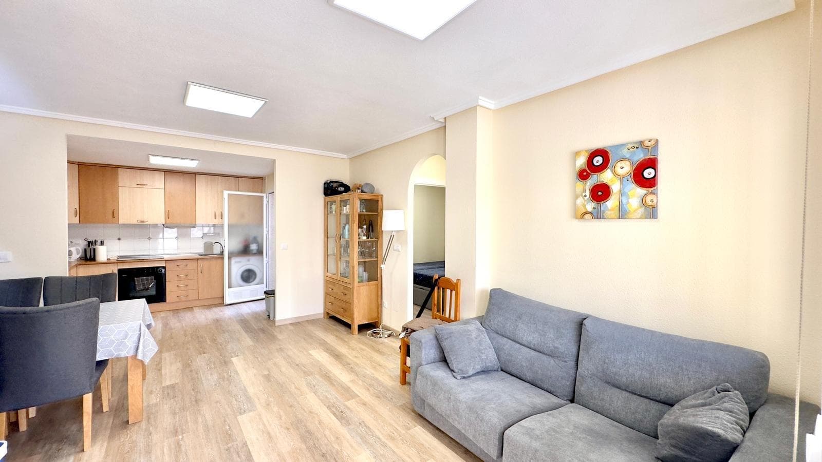 Бунгало в Торревьехе с общим бассейном, парковкой (включено), 2 спальнями, 1 ванной комнатой, отдельной кухней и патио. Дом, воплощающий все, что многие представляют себе, мечтая о собственном уголке Коста-Бланки: солнце, спокойствие, уют и идеальное место для наслаждения как повседневной жизнью, так и отдыхом. Жизнь в бунгало: больше, чем просто квартира Жизнь в бунгало в Торревьехе сильно отличается от жизни в многоэтажном доме. Здесь жизнь кажется более приземленной, более интимной, больше похожей на тихий жилой район, где вы знаете своих соседей и наслаждаетесь природой почти так же, как и домом. Каждый раз, когда вы входите, вы чувствуете себя не в «многоквартирном доме», а в уютном доме в закрытом жилом комплексе, где царит расслабленная и семейная атмосфера. Сочетание комфортного проживания с общим бассейном и общими зонами превращает это место в свой собственный маленький мир: место, куда вы приезжаете и вам больше ничего не нужно, чтобы почувствовать себя отключившимся от суеты. Идеально подходит для круглогодичного проживания или в качестве второго дома для регулярных поездок на пляж и в приятный климат Торревьехи. Дом, который приглашает вас остаться Этот бунгало с первого момента передает типичное ощущение «места, где хочется быть». Это не просто место для кратковременного проживания, а дом, в котором можно обосноваться, привезти свои вещи, свой стиль и свой темп. Планировка обеспечивает комфортное проживание: дневная зона для совместного времяпрепровождения, ночная зона для настоящего отдыха и открытые пространства, расширяющие возможности использования дома. Две спальни делают его очень универсальным: идеально подходит для пары, которая хочет главную спальню и еще одну комнату для гостей, кабинет или детскую; или для небольшой семьи, ищущей что-то практичное и хорошо продуманное. Ванная комната идеально дополняет этот тип дома, делая повседневную жизнь комфортной и беззаботной. Отдельная кухня: практичное сердце дома Отдельная кухня — одно из главных преимуществ бунгало. Отделенная от гостиной кухня позволяет готовить, не наполняя весь дом запахами, и наслаждаться собственным пространством для повседневной жизни: неспешно готовить завтраки, семейные обеды, ужины с друзьями или даже организовывать небольшие особые моменты за столом. Это своего рода «традиционная» кухня, где вы действительно живете: общаетесь, готовите, планируете день, готовите все необходимое для бассейна или пляжа. Для тех, кто ценит функциональность и практичность, хорошо спроектированная отдельная кухня имеет огромное значение по сравнению с другими, более безличными вариантами. Очарование патио Патио — это одно из тех мест, которое в итоге становится тихим сердцем дома. Это место, где можно выпить первую чашку кофе утром на свежем воздухе, насладиться обедом или ужином на открытом воздухе, где дети могут безопасно играть, или где можно просто полежать и почитать немного под звуки окружающей природы. Это также идеально подходит для тех, у кого есть домашние животные, растения или кто просто любит иметь небольшой уголок на открытом воздухе, который можно украсить по своему вкусу: светильники, горшки, стол, несколько стульев… Всего несколько штрихов — и он превращается в пространство с неповторимым характером. В таком городе, как Торревьеха, где погода хороша большую часть года, наличие патио превращает бунгало в дом, которым можно наслаждаться как внутри, так и снаружи. Общий бассейн: лето круглый год Общий бассейн — еще одно важное преимущество. Его расположение всего в нескольких шагах от дома означает, что каждый солнечный день может стать «мини-отпуском»: можно поплавать, позагорать, позволить детям насладиться водой, не садясь за руль и не ища место на пляже. Это просто удобство. Кроме того, бассейн служит естественным местом встречи для соседей, создавая очень приятную социальную атмосферу: приветствия, общение…