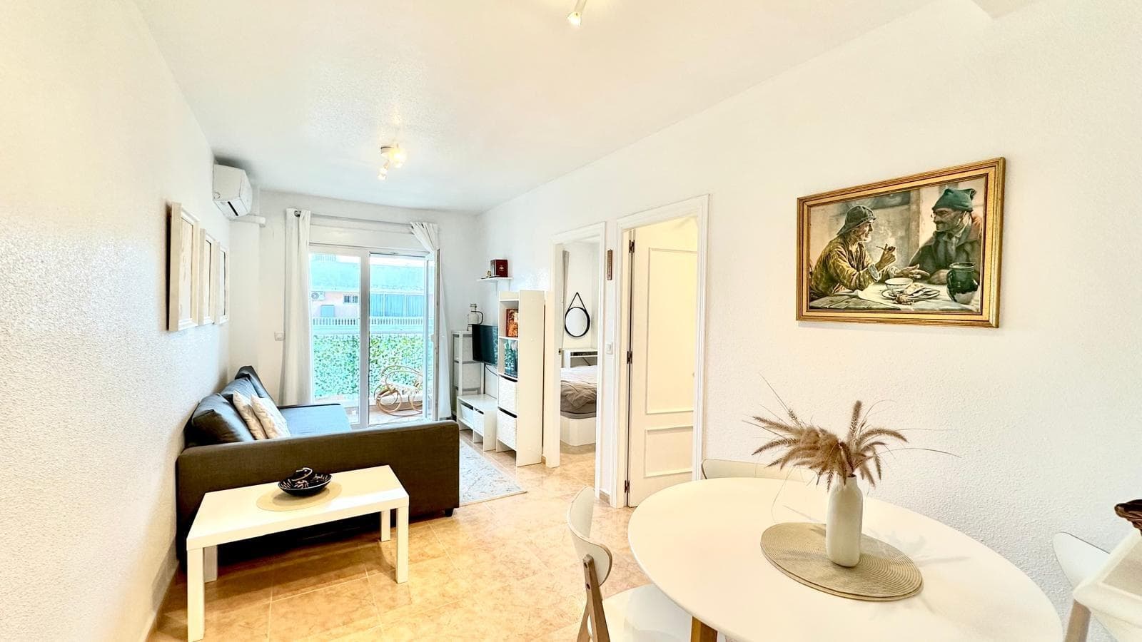 Пентхаус на улице Лос-Гасес с 2 спальнями и 1 ванной комнатой, расположенный в Торревьехе. Эта недвижимость предлагает все очарование жизни на верхнем этаже здания, с тем ощущением уединения, света и свободы, которые могут обеспечить только самые высокие этажи, в одном из самых удобных и востребованных районов города. Жизнь на вершине в Торревьехе Жизнь в пентхаусе в Торревьехе — это нечто особенное. Дело не только в высоте, но и в том, как вы воспринимаете повседневную жизнь, зная, что у вас нет соседей сверху, что свет проникает по-другому, и что небо кажется ближе. Улица Лос-Гасес — это известный район города, окруженный удобствами, имеющий хорошее транспортное сообщение и оживленную атмосферу круглый год, что позволяет этому пентхаусу почувствовать себя частью настоящего пульса Торревьехи. Каждый раз, выходя на улицу, вы погружаетесь в атмосферу средиземноморского города, где старожилы соседствуют с людьми из разных стран, выбравшими это место за его климат и качество жизни. Жизнь здесь означает, что вы просыпаетесь, зная, что всего через несколько минут можете насладиться кофе на террасе неподалеку, сделать покупки в местном супермаркете, прогуляться по набережной или выполнить любые поручения, не отъезжая далеко. В то же время, возвращение домой и подъем в пентхаус ощущаются как завершение цикла: вы оставляете внизу суету и, войдя, обретаете тишину, уединение и спокойствие. Это идеальный баланс между пребыванием в центре событий и, в то же время, наличием собственного уединенного места на высоте. Пентхаус, который ощущается как святилище Этот пентхаус — не просто еще один этаж; он кажется маленьким миром на вершине здания. Как только вы переступаете порог, ощущение сразу же отличается от типичной квартиры: больше неба, больше света, ощущение пребывания в пространстве, несколько изолированном от шума остальной части здания. Две спальни и ванная комната интегрированы в планировку, разработанную для комфортной жизни, без лишнего пространства и с логикой, упрощающей повседневную жизнь. Спальни делают квартиру очень многофункциональной. Это может быть идеальный дом для пары, которая хочет главную спальню и вторую комнату для гостей, кабинет или гардеробную; а также для небольшой семьи, ищущей практичное и удобно расположенное место для пеших прогулок по Торревьехе. Вторая комната предлагает ту гибкость, которую ценят со временем: сегодня это может быть кабинет, завтра — детская комната, послезавтра — творческое пространство или дополнительное место для хранения вещей, если это необходимо. Ванная комната легко удовлетворяет повседневные потребности, позволяя организовать распорядок дня, справиться с суматошными утрами и комфортно пользоваться ею независимо от того, живете вы один или с кем-то. В целом, пентхаус создает ощущение функционального дома, спроектированного таким образом, чтобы максимально использовать каждый квадратный метр, оставляя при этом место для адаптации каждого под свой стиль. Свет, небо и ощущение простора Одно из главных очарований пентхауса в таком городе, как Торревьеха, — это прямая связь со светом. Высокое расположение означает, что естественный свет занимает центральное место практически весь день. Эта яркость преображает ощущение дома: пространства кажутся больше, атмосфера более жизнерадостная, а течение времени заметно в том, как свет проникает в комнаты. Ощущение близости к небу реально. Глядя в окна и видя крыши, купола, фасады и, в некоторых местах, чистый горизонт, создается особая связь с окружающей средой. В ясные дни, которых в Торревьехе большинство, ярко светит солнце, согревая воздух зимой и наполняя жизнью утро в любое время года. В пасмурные дни пентхаус сохраняет мягкий свет, располагающий к созерцанию, чтению и отдыху. Это сочетание света и высоты придает дому особую энергетику. Легко представить себе мирные воскресенья, проведенные дома, почти не выходя из дома, но при этом ни в чем не нуждаясь