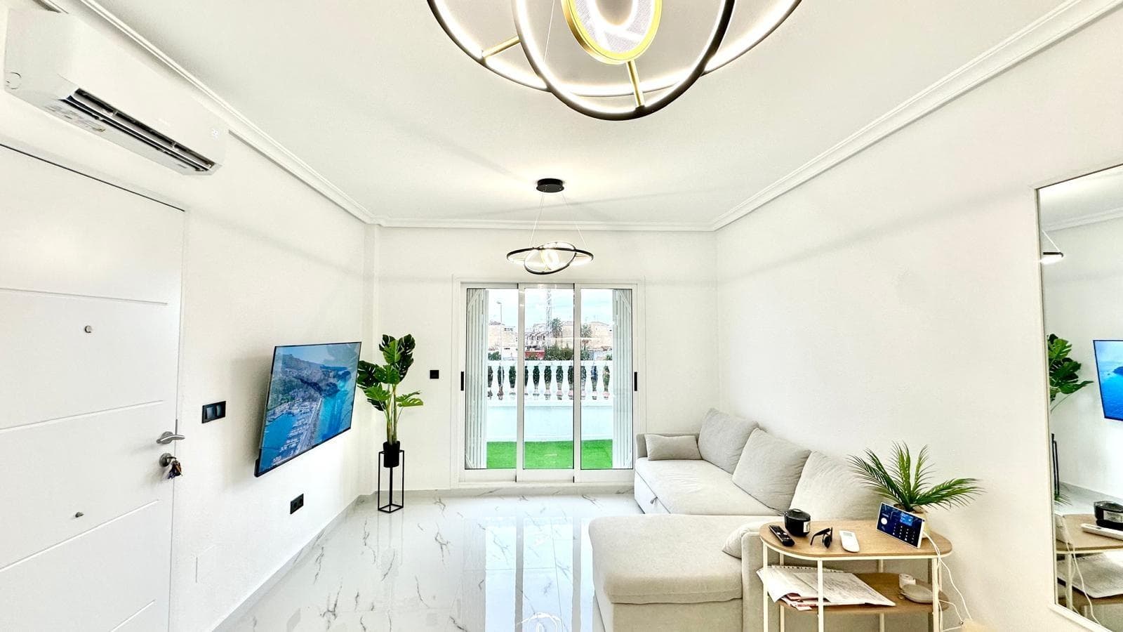 Отремонтированный бунгало с 2 спальнями и 1 ванной комнатой в Торревьехе. Этот дом сочетает в себе средиземноморский шарм и современные удобства, созданный для тех, кто ищет нечто большее, чем просто место для сна: дом с душой, светом и собственной уникальной индивидуальностью в одном из самых привлекательных мест на побережье Коста-Бланка. Жизнь в бунгало в Торревьехе Жизнь в бунгало в Торревьехе предлагает образ жизни, непохожий на жизнь в обычной квартире. Вместо общего входа со множеством соседей, здесь вы чувствуете себя как в собственном маленьком домике в тихом жилом районе, где темп жизни более размеренный, а чувство общности сильнее. Войдя в это бунгало, вы оставляете позади уличный шум и получаете возможность наслаждаться высотой потолков, видами, освежающим бризом и чувством уединения, которое сразу же ощущается, как только вы переступаете порог. Торревьеха, с ее сочетанием местных и европейских жителей, мягким климатом и оживленной атмосферой круглый год, является идеальным местом для такого типа недвижимости. Отсюда легко представить себе распорядок дня, где море всегда доступно: спуск на пляж, поход по магазинам, бокал вина на террасе и возвращение в дом, который кажется убежищем, вдали от суеты туристических районов, но достаточно близко, чтобы наслаждаться ими в любое время. Отремонтированный дом, излучающий позитивную энергию. Тот факт, что он был отремонтирован, очевиден в общем ощущении, которое создает бунгало: порядок, свежесть, визуальная чистота и тщательно продуманная атмосфера, которая приглашает остаться. Это не старый дом, ожидающий ремонта, а скорее пространство, готовое к заселению и жизни с первого дня. Каждая комната излучает сочетание современности и тепла, что делает все вместе гармоничным и приятным. Ремонт также приносит душевное спокойствие: знание того, что дом обновлен, уменьшает беспокойство и позволяет сосредоточиться на главном — наслаждении им. Те, кто входит, не думают о строительстве, срочных изменениях или списках дел; Они думают о том, как расставить мебель, где поставить диван, какой уголок станет их любимым для чтения или где они будут завтракать каждое утро. Этот мгновенный комфорт — одна из главных ценностей продуманно отремонтированного дома. Пространства, спроектированные для повседневной жизни Этот бунгало на крыше имеет планировку, которая способствует простой и непринужденной повседневной жизни. Две спальни позволяют четко отделить спальные зоны от остальной части дома, предлагая различные варианты в зависимости от этапа жизни жильца. Это может быть идеальный дом для пары, которая хочет главную спальню и вторую комнату, которую можно использовать как кабинет, гостевую комнату или просторную гардеробную. Он также может адаптироваться к небольшой семье, ищущей практичное место, где у каждого есть свое пространство. Ванная комната централизует повседневные дела, облегчая поддержание порядка. Это место, куда вы заходите утром, чтобы начать день, чувствуя себя отдохнувшим, и возвращаетесь вечером, чтобы завершить день расслабляющим душем. В целом, комнаты плавно перетекают одна в другую, будучи связанными, но при этом отдельными, что делает дом функциональным, не жертвуя при этом теплом. Преимущество расположения «на высоте» Расположение бунгало на крыше, а не на первом этаже, добавляет несколько очень привлекательных нюансов. С одной стороны, естественное освещение, как правило, лучше, меньше теней и больше света большую часть дня. С другой стороны, усиливается ощущение приватности: нет людей, проходящих прямо перед окнами, и дом не находится на уровне улицы, что обеспечивает большую приватность и иное чувство безопасности. Кроме того, воздух кажется чище и свежее. Открытие окон и впускание средиземноморского бриза становится повседневным жестом, который меняет атмосферу дома. С этой высоты вы видите больше неба, больше крыш, больше горизонта и меньше движения транспорта. Эта визуальная связь с окружающей средой делает дом более открытым, менее замкнутым, что очень ценится