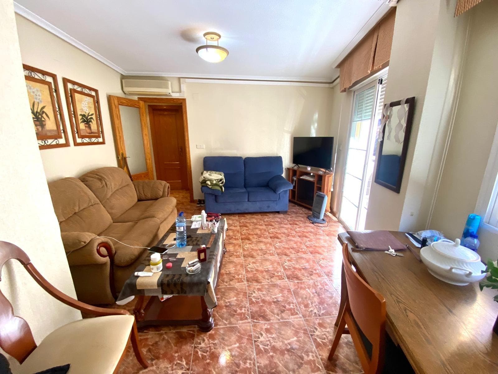 Exclusive apartment in Callosa del Segura that perfectly combines contemporary design, functionality, and comfort, created for those seeking a modern home in a peaceful yet well-connected setting. Located in one of the most promising towns in the Vega Baja region, this property is an ideal option for year-round living as well as for those who desire an elegant and practical residence close to the main urban centers of the provinces of Alicante and Murcia. Surroundings and Location Callosa del Segura is a town with deep roots and a unique character, situated at the foot of an imposing mountain range that defines the horizon and provides a privileged natural environment. Its streets blend traditional village life with modern amenities, creating a welcoming and comfortable atmosphere for everyday living, away from the stress of big cities but with all resources within easy reach. The town stands out for its excellent transport links, with a commuter rail station and bus lines that connect daily to Alicante, Murcia, and other important cities, facilitating travel for both work and leisure. This accessibility makes the apartment a perfect base for those who travel frequently but value coming home to a more relaxed and residential environment. Exclusive Living Concept From the moment you step inside, the apartment conveys a sense of exclusivity and attention to detail, designed for a modern lifestyle where design and comfort go hand in hand. Its layout features spacious and well-defined areas, adapted to the daily lives of couples, small families, or professionals seeking a home that is both prestigious and functional. Natural light plays a key role, enhancing the feeling of spaciousness and making each room feel warm, pleasant, and inviting. The quality of the surrounding residential area, with modern buildings and a tranquil atmosphere, reinforces the feeling of being in a carefully designed space, perfect for enjoying both the interior and exterior. Open-plan Kitchen and Living Area The heart of the home is the living area, where the open-plan kitchen blends harmoniously with the living and dining room, creating a unique space perfect for sharing moments. This open-plan concept fosters constant interaction, allowing you to cook, chat, and relax in the same space—a highly valued feature in modern homes for its functionality and contemporary aesthetic. The American-style kitchen offers a practical and comfortable layout, visually connecting all areas of the room and maximizing the natural light from the balcony. This space becomes ideal for both everyday use and entertaining, offering a dynamic and social atmosphere that perfectly suits a contemporary lifestyle. Climate comfort with split-system air conditioning The apartment features split-system air conditioning that maintains a comfortable temperature year-round, a particularly welcome feature in a warm climate like the Vega Baja region. This type of system allows for independent control of different rooms, adapting the thermal comfort to the needs of each moment. Thanks to this system, the living room, bedrooms, and main living areas become comfortable spaces on both the hottest summer days and cooler days, providing a continuous sense of well-being. This translates into a home designed to be enjoyed year-round, without ever sacrificing comfort. Balcony for enjoying the outdoors The balcony adds a very special touch, extending the living area outdoors and allowing you to enjoy the Mediterranean climate in a relaxed and private way.