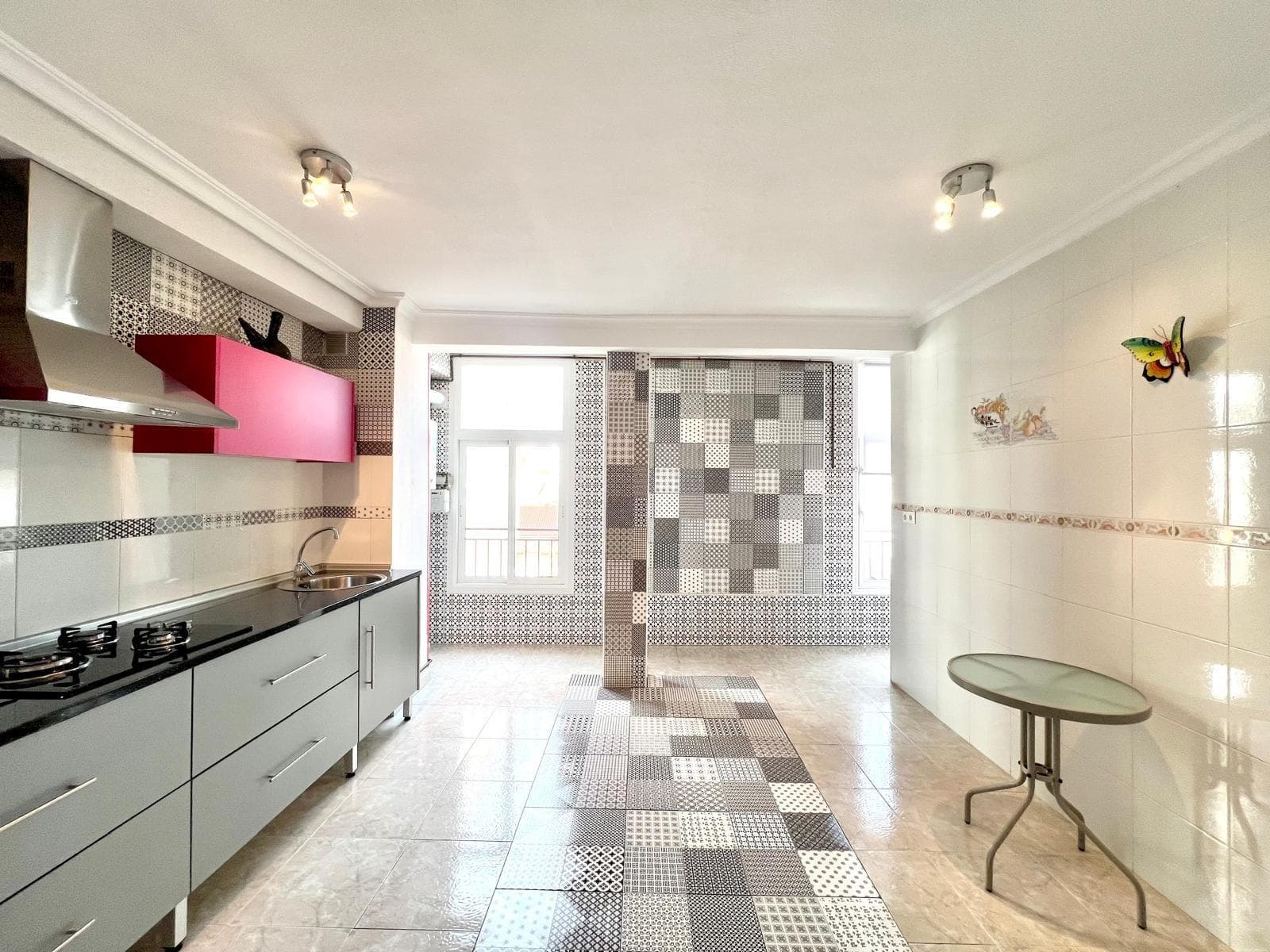 **EXCLUSIVE 3-BEDROOM APARTMENT IN THE SECOND LINE OF PLAYA DEL CURA – A UNIQUE OPPORTUNITY BY THE SEA** Discover this magnificent opportunity to purchase an apartment in a privileged location on the **second line of Playa del Cura**, one of the most sought-after areas due to its proximity to the sea, amenities and vibrant atmosphere all year round. This property combines spaciousness, functionality and a recent semi-renovation that provides comfort and added value, making it an ideal choice as a primary residence, second home or high-yield investment. The property has **three well-distributed bedrooms**, designed to offer comfort and versatility. Two of them stand out in particular for their connection to the outside: * **One of the bedrooms has direct access to a balcony**, perfect for enjoying the sea air and natural light. * **Another bedroom offers access to a large terrace**, an ideal space for relaxing, having breakfast outdoors or creating a private chill-out area. The flat has **a full bathroom**, which is functional and in good condition, in keeping with the recent semi-renovation carried out on the property. This update improves the overall liveability of the property, maintaining a solid foundation that allows the new owner to personalise small details according to their taste. The **kitchen is separate**, a highly valued feature that allows for better organisation of the space and prevents odours from spreading to the rest of the property. Its layout is practical and convenient, with sufficient space for storage and daily food preparation. With year-round comfort in mind, the property is equipped with **two air conditioning units**, ensuring a pleasant temperature in both summer and winter. This detail is an important added value, especially in a coastal area where thermal comfort makes all the difference. The **west** orientation of the flat provides excellent natural light throughout most of the day, creating warm and cosy environments, especially in the afternoon. This orientation is ideal for those who enjoy bright spaces and pleasant sunsets from their own home. The location is undoubtedly one of the great attractions of this property. Located just a few metres from **Playa del Cura** beach, it allows you to enjoy the sea in a matter of minutes on foot, without sacrificing the tranquillity offered by a second line beach. In addition, it has all the amenities within easy reach: supermarkets, restaurants, public transport, leisure areas and shops, making for a comfortable and practical life without the need for a vehicle. This flat represents an **excellent investment opportunity**, as its location, layout and features make it highly attractive for holiday or long-term rentals. Demand in this area  Translated with DeepL.com (free version)