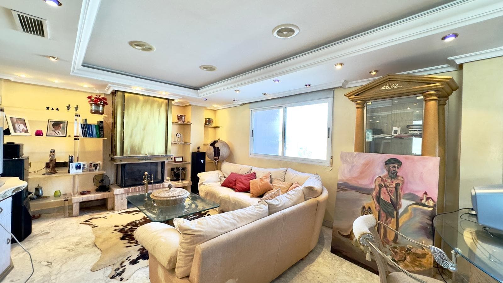 This one-bedroom, one-bathroom penthouse in Torrevieja is conceived as a truly unique home, where the real luxury lies not only in the building's height but also in the spaciousness of its approximately 200 square meters and the sense of freedom it offers. The combination of a large living area, a separate kitchen, and the privacy afforded by the upper floor creates the perfect setting for those seeking a different kind of urban retreat—spacious and full of possibilities—in the heart of the Mediterranean. Penthouse Lifestyle in Torrevieja Living in a penthouse in Torrevieja means enjoying the city from a privileged position, with less street noise, more natural light, and a clear sense of privacy from the other apartments in the building. The upper floor typically receives more sun and ventilation, which is ideal for the mild climate of the Costa Blanca, with its many clear days throughout the year.  The city, known for its urban beaches, seafront promenades, and vibrant atmosphere both in winter and summer, enhances the appeal of a property like this: you can walk down to the street in just a few minutes to enjoy amenities, leisure activities, and the sea, and then return to a spacious and quiet retreat at the top of the building. This contrast between urban life and private sanctuary is one of the great strengths of a penthouse with these characteristics.  A spacious and versatile space Having approximately 200 m² in a one-bedroom apartment opens up a range of possibilities that are unusual, even within the Torrevieja penthouse market. This spaciousness allows you to think of the home almost as an expanded small loft, with plenty of room to organize distinct areas: a living area, a dining area, a reading nook, a workspace, and even spaces dedicated to leisure or sports without sacrificing comfort. The generous size invites you to play with the decor, furniture, and layout, creating fluid transitions between different uses without feeling cramped. This is a home that lends itself to those who value open space, clean lines, and the freedom to move around freely, both inside and in the potential outdoor spaces associated with the penthouse.  Living Area: Spaciousness and Comfort The living area of ​​a penthouse like this is usually arranged around a spacious living-dining room, where natural light is the main feature for much of the day. The height and elevated position mean that the room receives more consistent light and unobstructed views, which directly impacts the feeling of well-being in everyday life. This environment invites the creation of different areas within the same space: a relaxation area with sofas and a television, a large dining area for entertaining guests, and perhaps a quieter zone for reading, music, or working from home. Those who enjoy a social life can make the living room the central setting for gatherings and dinners, taking advantage of the available space to create spacious and inviting settings. Separate Kitchen: Order and Functionality A separate kitchen adds a significant degree of comfort, especially in a home that frequently hosts guests and gatherings. Separating the kitchen from the living room helps maintain visual order, control odors and noise, and provides a clearly defined area for food preparation and storage. This independence transforms the kitchen into a comfortable workspace, where menus can be planned, cooking can be done at leisure, and large shopping trips can be organized without encroaching on the living area. For those who enjoy cooking, having ample space in a separate kitchen within a spacious attic allows for a highly practical layout: generous work surfaces, well-designed storage areas, and comfortable movement while cooking.