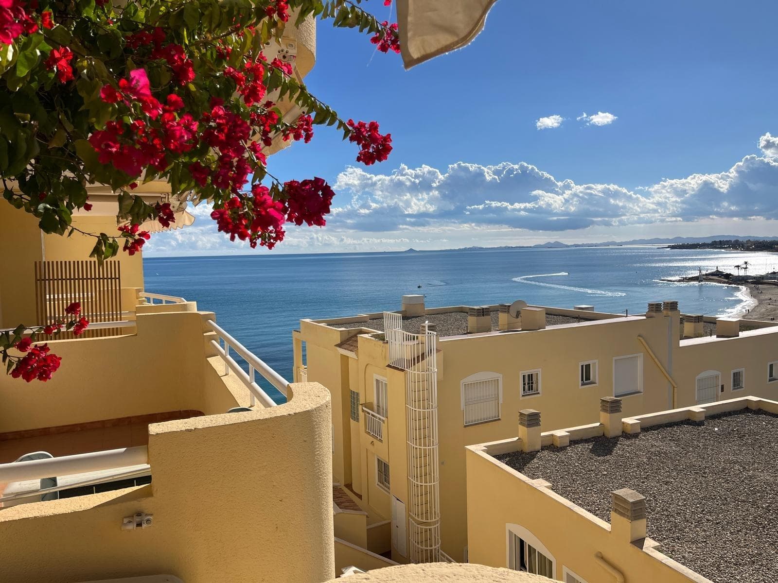 Меблированная квартира в Торревьехе, созданная для тех, кто мечтает просыпаться каждое утро, любуясь Средиземным морем, в лучах рассвета, льющихся с моря, и звуком волн, задающим ритм утра. Этот дом сочетает в себе вид на море, просторную террасу, бассейн и готовый к заселению интерьер, создавая идеальную среду для постоянного проживания, отдыха или инвестиций. С момента, как вы переступите порог, возникает ощущение «постоянного отпуска», где граница между работой, отдыхом и летом становится гораздо более размытой. Главная особенность этого места — вид на море. С террасы голубой горизонт становится основным фоном для каждого дня: завтраки под ясным небом, трапезы с отражением солнца в воде и закаты, когда небо окрашивается в оттенки оранжевого и розового, а море успокаивается. Легко представить себе столик на открытом воздухе с парой удобных стульев, горшечными растениями и гирляндой, которые с наступлением ночи превращают это пространство в волшебный уголок. Здесь хочется неспешно посидеть, отложить телефон и просто наблюдать за проплывающими лодками, изменением цвета воды и освежающим морским бризом, даже в самые жаркие дни. Терраса — это не просто место для прохода; она воспринимается как естественное продолжение гостиной. Большую часть года она служит второй столовой, зоной отдыха и уголком для релаксации. Здесь можно неспешно позавтракать перед походом на пляж, устроить семейный ужин по выходным или романтический ужин на фоне огней побережья. Когда к вам приезжают друзья или родственники, все неизбежно оказываются на террасе, привлеченные видом на море. Это одно из тех мест, которыми вы действительно пользуетесь, которым наслаждаетесь каждый день, и это делает дом по-настоящему особенным. Бассейн жилого комплекса добавляет этому апартаменту еще больше удовольствия. Возможность плавать, не покидая комплекса, — это роскошь, которая становится частью вашей повседневной жизни: быстрые купания перед обедом, целые послеполуденные часы на солнце и в воде летом, игры с детьми или моменты расслабления на надувном матрасе. Для тех, кто приехал из городов без моря, сочетание бассейна и средиземноморского вида — это воплощение мечты.