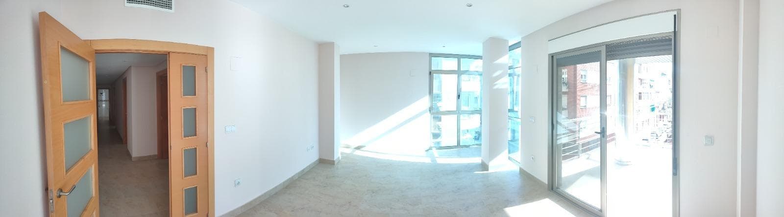 This 3 bedroom, 2 bathroom apartment located next to the Torrevieja bus station is a unique opportunity for those looking to live in the heart of the city, with all services at hand and the beach just a few minutes walk away. Its strategic location allows you to enjoy a comfortable, practical and very attractive life both for habitual residence and for investment in vacation or long-term rentals. As soon as you leave the portal, you find yourself in one of the most dynamic areas of Torrevieja, with cafes, bars, small shops, supermarkets, pharmacies and everything you need for everyday life without the need for a car. The bus station, with daily connections to Alicante, Murcia, Cartagena, Madrid, Bilbao and other large cities, becomes a huge advantage for those who travel frequently or receive visits from family and friends throughout the year. In addition, the urban lines that connect with the main beaches and neighborhoods of the city also start from here, which further expands the possibilities for leisure and travel. A few minutes walk away is the famous Playa del Cura, considered one of the most emblematic of Torrevieja for its urban environment, its promenade full of restaurants and its atmosphere throughout the year. This detail makes the apartment a very attractive option for those who want to enjoy the sea without giving up the comfort of living in the center, since it allows you to go down to the beach to take a swim, take a walk at sunset or have a drink in front of the sea without having to depend on the car. The proximity to this highly sought-after area also increases the potential of the property as an investment, both in vacation rentals and seasonal rentals, since tourists usually look for precisely this combination of beach and nearby services. The home has a separate kitchen, ideal for those who enjoy cooking or value having a space separate from the living room where they can work comfortably, store everything they need and maintain order in the rest of the house. This layout is especially practical for families or for those who plan to share a flat, as it allows the living room to be used as a rest and meeting area without the smells or noise of the kitchen taking over everything. Having an independent kitchen also provides a feeling of home and a spacious home, something that is increasingly valued compared to the usual small spaces of many more recent constructions in the area. The terrace is another of the great attractions of this apartment, as it offers an outdoor space where you can relax outdoors without leaving home. It is perfect to place a table with chairs and enjoy breakfast while the morning light comes in, to read quietly in the afternoon or to organize an informal dinner with friends taking advantage of the mild climate of Torrevieja for much of the year. In a city where the sun is the protagonist almost every day, having a private outdoor corner makes a difference and turns your home into a much more pleasant and enjoyable place on a daily basis. The 3 bedrooms offer many possibilities, both for families with children and for couples who wish to have a large master bedroom and several extra spaces. One of the bedrooms can be used as a children's or youth room, another as an office to telework in peace and the third as a guest bedroom, always maintaining the flexibility to adapt it to the needs of each moment. This number of rooms also makes it very interesting for those who think of housing as an investment, since it allows it to be rented to families, groups of friends or even to displaced workers who value having private rooms within the same floor.