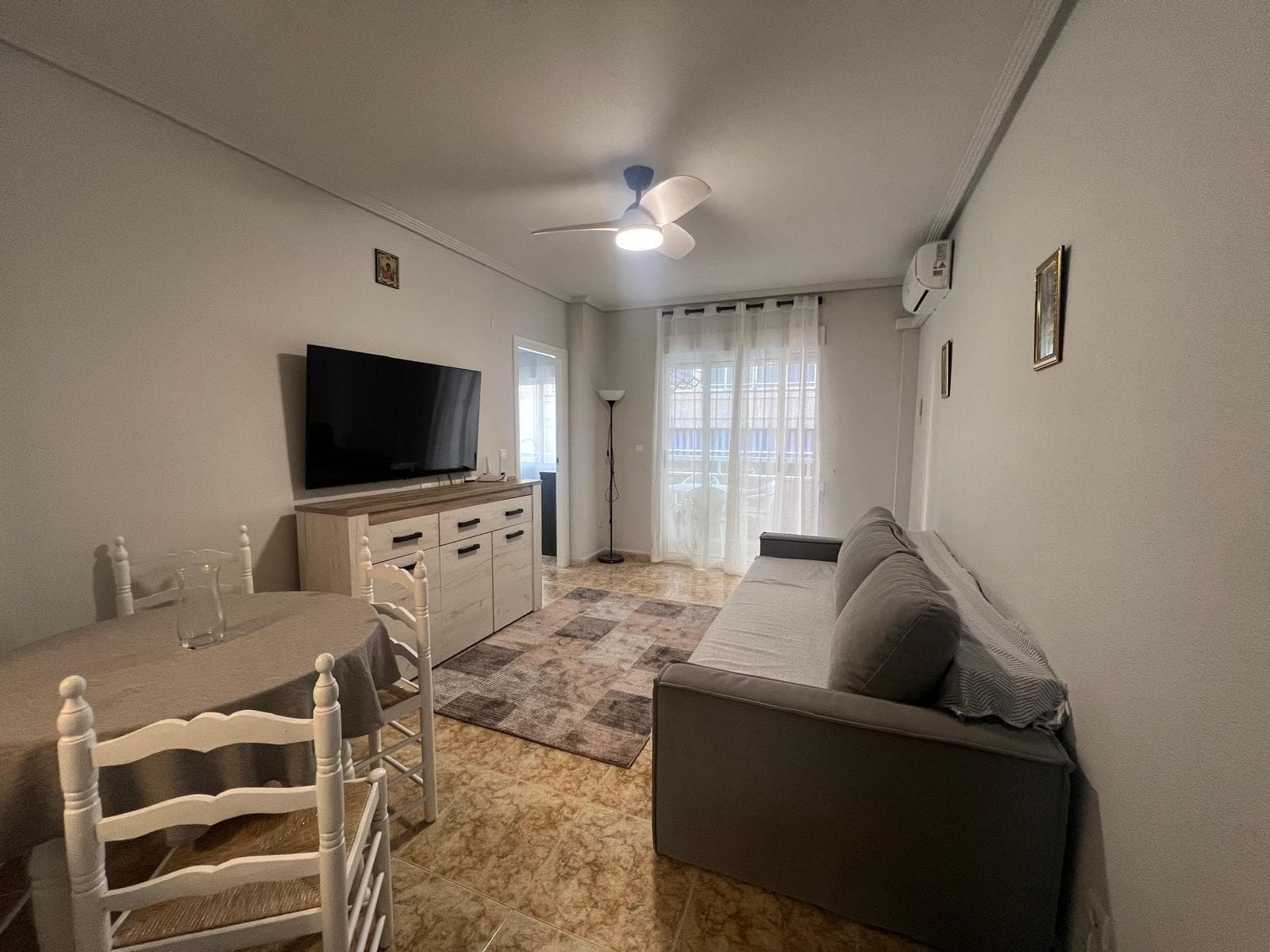 We present this cozy and functional 1-bedroom, 1-bathroom apartment located in the heart of Torrevieja, one of the city's most sought-after areas, ideal for year-round living or enjoying holidays by the sea. This property stands out for its excellent location, comfort, and the fact that it is being sold fully furnished, making it an ideal opportunity for a permanent residence, a second home, or an investment property for rental. Located in a central and well-established area, this apartment offers the perfect combination of tranquility, nearby amenities, and proximity to the beach, allowing you to enjoy the Mediterranean lifestyle without needing a car for everyday errands. From the apartment, you can easily walk to supermarkets, restaurants, cafes, pharmacies, shops, public transport, parks, and all the services that make living in the city center comfortable and convenient. Upon entering the apartment, you'll find a welcoming and well-distributed space that exudes a pleasant feeling of home. The bright and comfortable living-dining room becomes the heart of the home, a perfect place to relax after a day at the beach or to share moments with family and friends. Thanks to its well-designed layout, the living room allows for the creation of different areas for relaxation and dining, making the most of every square meter of the apartment. From the living room, you can access a lovely private terrace, one of the most valued spaces in the home. This outdoor haven is perfect for enjoying the Costa Blanca's privileged climate year-round. Imagine starting your day with breakfast al fresco, sipping coffee in the sunshine, or relaxing in the afternoon with a drink while enjoying the Mediterranean breeze. The terrace offers an ideal space for both quiet moments and entertaining guests. The fully equipped and functional kitchen integrates seamlessly with the rest of the home, offering everything you need for daily life. It features furniture and appliances that facilitate meal preparation and provide comfort and convenience. Its design makes efficient use of space, allowing you to keep everything organized and within easy reach. The apartment features a spacious and inviting bedroom, designed to ensure rest and tranquility. This bedroom has ample room for a double bed and a wardrobe, creating a comfortable and relaxing atmosphere. The natural light streaming through the windows adds a warm and inviting feel, making the room especially pleasant. The fully equipped bathroom, in perfect condition, has everything you need for daily comfort. Its functional layout makes practical use of the space, offering convenience and ease of use. One of the great advantages of this property is that it is being sold fully furnished, meaning you can move in without worrying about buying additional furniture or equipment. This also makes it an excellent opportunity for investors looking for a rental property, whether for vacation or long-term rentals. Torrevieja is one of the most attractive destinations on the Costa Blanca thanks to its privileged climate, with over 300 days of sunshine a year, its fine sandy beaches, and its numerous leisure, gastronomic, and natural options. Living in the city center means having everything within easy reach: the seafront promenade, the marina, the beaches, shopping centers, international restaurants, and a wide variety of cultural and recreational activities. Just a few minutes from the property are some of Torrevieja's most famous beaches, where you can enjoy long walks along the seafront, practice water sports, or simply relax in the sun.