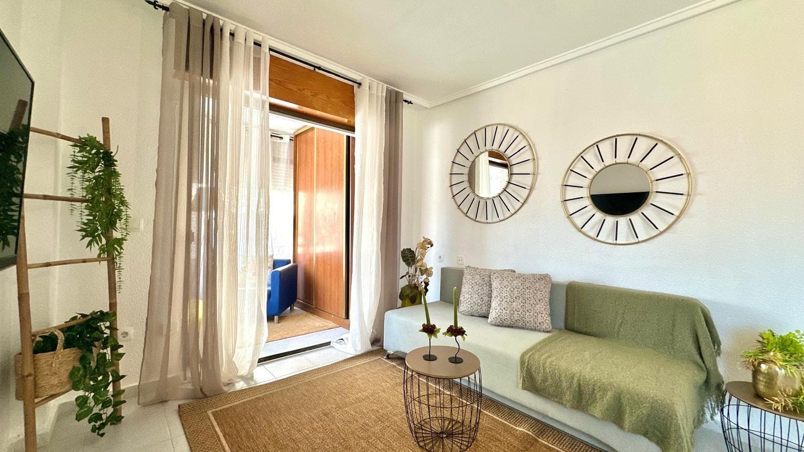 Представляем вашему вниманию очаровательную квартиру с 1 спальней и 1 ванной комнатой, расположенную в тихом и востребованном районе Ла Сиеста в Торревьехе. Это идеальное место для тех, кто ищет спокойную жилую обстановку, не жертвуя при этом близостью ко всем удобствам, всего в нескольких минутах от центра города и пляжей. Эта недвижимость идеально подходит для круглогодичного проживания, в качестве второго дома на побережье Коста-Бланка или для инвестиций в недвижимость, поскольку продается полностью меблированной, что позволяет вам въехать с первого дня без каких-либо дополнительных расходов. Район Ла Сиеста известен своей спокойной атмосферой, жилым характером и отличным транспортным сообщением с центром Торревьехи и основными дорогами города. Это высоко ценимый район как для местных жителей, так и для иностранных покупателей, стремящихся к более спокойному образу жизни у моря. Квартира предлагает удобную и функциональную планировку, которая максимально эффективно использует каждое пространство, создавая уютную и приятную атмосферу. При входе в квартиру вы обнаружите светлую гостиную-столовую, пространство, созданное для комфорта и общения. Эта комната становится сердцем дома, идеальным местом для отдыха после рабочего дня, просмотра фильма, чтения или общения с друзьями и семьей. Благодаря продуманной планировке, гостиная позволяет создать различные зоны в одном пространстве, например, зону отдыха с диваном и телевизором, а также обеденную зону, где можно наслаждаться едой вместе. Естественный свет, проникающий через окна, создает ощущение простора и уюта, способствуя созданию теплой и гостеприимной атмосферы в течение всего дня. Практичная и функциональная кухня оборудована всем необходимым для повседневного использования. Она оснащена мебелью и бытовой техникой, позволяющими комфортно готовить, а также имеет достаточно места для хранения, чтобы все было организовано. Ее эффективная планировка облегчает передвижение по пространству и позволяет разумно использовать каждый уголок, превращая приготовление пищи в простое и приятное занятие. В квартире также есть просторная и комфортабельная спальня, созданная для отдыха и спокойствия. В этой комнате достаточно места для двуспальной кровати, шкафов и другой вспомогательной мебели, создавая уютную и расслабляющую обстановку. Это идеальное место, чтобы отдохнуть и восстановить силы после дня, проведенного на солнце и море на побережье Коста-Бланка. Полностью оборудованная ванная комната в хорошем состоянии и функциональна, в ней есть все необходимое для повседневного использования. Ее планировка разработана для комфорта и удобства, что делает ее практичным пространством в доме. Одним из главных преимуществ этой недвижимости является то, что она продается полностью меблированной, что представляет собой значительную экономию для покупателя. Это позволяет вам въехать немедленно или начать сдавать недвижимость в аренду без необходимости каких-либо дополнительных инвестиций. Для тех, кто ищет инвестиционную недвижимость, эта квартира представляет собой отличную возможность, поскольку однокомнатные квартиры пользуются высоким спросом на аренду, особенно в тихих и хорошо развитых районах, таких как Ла-Сиеста. Район Ла-Сиеста предлагает отличное качество жизни. Это тихий жилой район, где вы можете наслаждаться спокойным темпом жизни, в окружении природы и со всеми необходимыми удобствами поблизости. В непосредственной близости от квартиры вы найдете супермаркеты, рестораны, кафе, аптеки, медицинские центры, парки и общественный транспорт, что позволит вам с легкостью выполнять все повседневные дела.