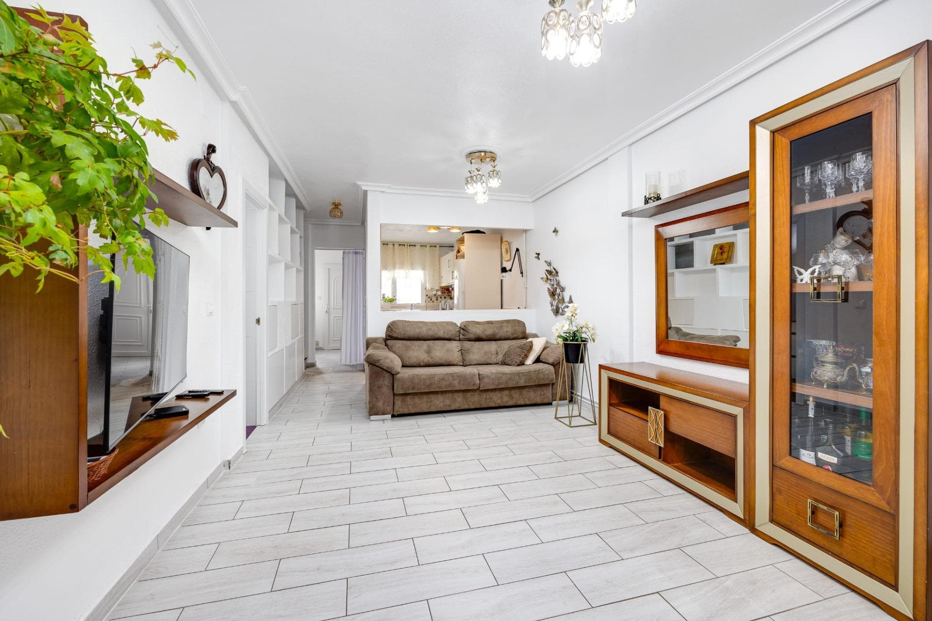 Откройте для себя этот великолепный таунхаус с 3 спальнями и 1 ванной комнатой, расположенный в самом сердце Торревьехи. Это уникальная возможность для тех, кто ищет простор, комфорт и отличное местоположение всего в нескольких минутах от моря. Этот объект недвижимости сочетает в себе очарование традиционного дома с функциональностью современного, идеально подходящего для круглогодичного проживания или в качестве второй резиденции на побережье Коста-Бланка. Дом продается полностью меблированным, что позволяет вам въехать с первого дня без каких-либо дополнительных вложений. Это также делает его отличным вариантом для инвесторов, ищущих готовую к сдаче в аренду недвижимость в одном из самых востребованных районов города. Расположенный в центральном и хорошо развитом районе, этот дом предлагает удобство расположения всех необходимых объектов в шаговой доступности: супермаркеты, рестораны, кафе, аптеки, школы, парки, общественный транспорт и все, что вам нужно для повседневной жизни. Кроме того, он находится всего в нескольких минутах от пляжей и набережной, что позволяет вам в полной мере насладиться средиземноморским образом жизни. При входе в дом вас встречает уютное пространство, которое мгновенно создает ощущение домашнего комфорта. Просторная и светлая гостиная-столовая — сердце дома. Это пространство спроектировано с учетом комфорта и функциональности, что делает его идеальным как для отдыха, так и для проведения времени с семьей и друзьями. Планировка гостиной позволяет создать различные зоны, такие как зона отдыха с диваном и телевизором, и обеденная зона, идеально подходящая для совместных трапез. Естественный свет, проникающий через окна, добавляет тепла и приятного ощущения простора. Практичная и хорошо спроектированная кухня имеет все необходимое для повседневной жизни. Она оборудована мебелью и бытовой техникой, которые упрощают приготовление пищи и обеспечивают удобство и функциональность. Ее дизайн максимально эффективно использует пространство, поддерживая порядок и легкий доступ ко всему. Одним из главных преимуществ этого дома является собственная терраса — идеальное место на открытом воздухе для наслаждения благоприятным климатом Коста-Бланки круглый год. Терраса становится идеальным местом для завтраков на свежем воздухе, отдыха с книгой, принятия солнечных ванн или проведения времени с друзьями и семьей. Это открытое пространство значительно повышает ценность недвижимости, позволяя наслаждаться свежим воздухом, не выходя из дома, что особенно ценится в домах, расположенных в центре города. В доме три просторные и светлые спальни, что делает его идеальным вариантом для семей или тех, кому нужно дополнительное пространство. Главная спальня предлагает комфортную и спокойную атмосферу, идеально подходящую для отдыха, а две другие спальни могут использоваться как детские комнаты, гостевые комнаты или даже как кабинет или рабочее место. Хорошо оборудованная ванная комната со всем необходимым для повседневного использования. Ее функциональная планировка обеспечивает комфортное и практичное использование пространства. Одной из самых выдающихся особенностей этой недвижимости является ее просторность, что необычно для домов, расположенных в центре Торревьехи. Наличие трех спален в таком центральном месте является большим преимуществом, поскольку позволяет наслаждаться большим пространством, не жертвуя удобством расположения всех необходимых объектов инфраструктуры поблизости. Торревьеха — один из самых привлекательных городов на побережье Коста-Бланка, известный своим прекрасным климатом, пляжами, интернациональной атмосферой и широким спектром развлечений и услуг. Благодаря более чем 300 солнечным дням в году, это идеальное место как для жизни, так и для инвестиций. Всего в нескольких минутах от объекта недвижимости находятся одни из самых популярных пляжей города, где вы можете насладиться морем, заняться водными видами спорта или просто отдохнуть на солнце.