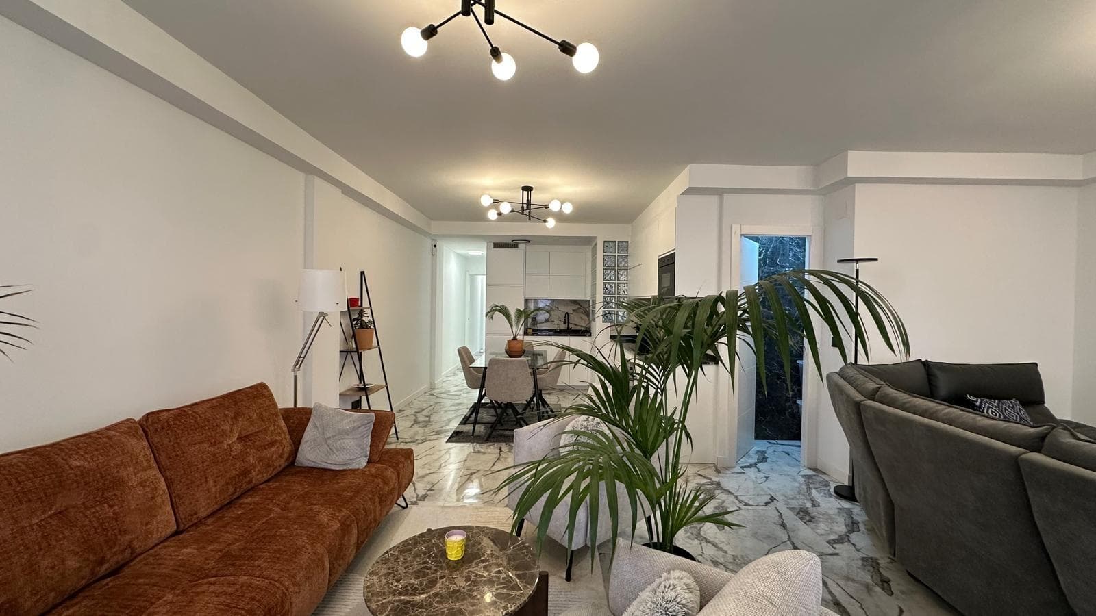 Откройте для себя эту великолепную трехкомнатную квартиру с одной ванной комнатой, расположенную на берегу моря в Плайя-дель-Кура, Торревьеха. Это уникальная возможность для тех, кто ищет дом в престижном районе на берегу моря со всем необходимым для наслаждения аутентичным средиземноморским образом жизни. Эта недвижимость выделяется своим непревзойденным расположением, простором и террасой с видом, что делает ее идеальным вариантом для постоянного проживания, загородного дома или высокодоходной инвестиции в одном из самых востребованных районов Коста-Бланки. Квартира продается полностью меблированной, что позволяет вам въехать немедленно или начать сдавать ее в аренду без каких-либо дополнительных вложений. При входе в квартиру вы попадаете в просторную и светлую гостиную-столовую, сердце дома. Это пространство отличается своими размерами и обилием естественного света, создавая уютную, теплую и очень приятную атмосферу. Из гостиной есть прямой выход на частную террасу, одно из главных преимуществ этой недвижимости. Это открытое пространство позволяет наслаждаться видом на море, шумом волн и морским бризом, что делает его идеальным местом, чтобы отключиться от суеты и насладиться окружающей природой. Представьте, как вы начинаете свой день с завтрака с видом на Средиземное море, загораете на собственной террасе или отдыхаете на закате с напитком, любуясь морем. Эта терраса — не просто открытое пространство; это настоящая привилегия. Практичная и функциональная кухня оборудована всем необходимым для повседневной жизни. Она оснащена мебелью и бытовой техникой, облегчающими приготовление пищи, предлагая комфортное и организованное пространство. В квартире три просторные и светлые спальни, что делает ее идеальным домом для семей или тех, кому нужно дополнительное пространство. Главная спальня предлагает спокойную и комфортную атмосферу, идеально подходящую для отдыха, а две другие спальни могут использоваться как детские комнаты, гостевые комнаты или даже как кабинет или рабочее место. Хорошо ухоженная ванная комната оборудована всем необходимым для повседневного использования, а функциональная планировка позволяет максимально эффективно использовать пространство. Одно из главных преимуществ этой недвижимости — её просторность, что необычно для домов на берегу моря. Наличие трёх спален в таком месте — очень востребованная характеристика на рынке недвижимости. Расположение на пляже Плайя-дель-Кура, несомненно, является одним из главных преимуществ этой недвижимости. Это один из самых знаковых и популярных пляжей Торревьехи, известный своей оживлённой атмосферой, мелким песком и широким спектром услуг. В нескольких шагах от апартаментов вы найдёте множество ресторанов, кафе, баров, магазинов и всевозможных услуг, позволяющих наслаждаться комфортным и динамичным образом жизни без необходимости в автомобиле. Набережная, расположенная прямо по соседству, идеально подходит для прогулок, занятий спортом или наслаждения местной кухней с видом на море. Это одно из самых популярных мест как среди жителей, так и среди туристов. Торревьеха — город с отличным качеством жизни, известный своим благоприятным климатом, более чем 300 солнечными днями в году, интернациональной атмосферой и широким спектром развлечений и услуг. В городе есть торговые центры, школы, больницы, спортивные сооружения, парки и разнообразные культурные мероприятия, что делает его идеальным местом как для жизни, так и для инвестиций. Кроме того, он имеет отличное транспортное сообщение, находясь примерно в 40 минутах от аэропорта Аликанте, что облегчает доступ как для внутренних, так и для международных покупателей.