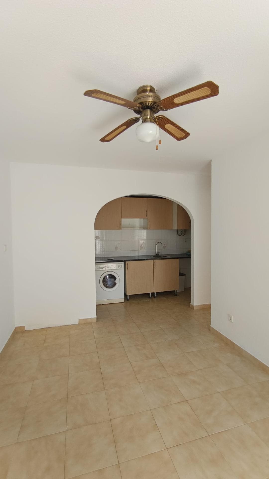 Представьте, что вы каждое утро просыпаетесь в месте, где спокойствие и свет становятся частью вашей повседневной жизни. Этот очаровательный таунхаус в районе Лос-Альтос — это гораздо больше, чем просто дом: это райский уголок, созданный для наслаждения средиземноморским образом жизни, где каждый уголок приглашает вас расслабиться, отключиться от суеты и почувствовать себя как дома с первого же момента. Расположенный в одном из самых востребованных районов побережья, этот объект недвижимости предлагает идеальный баланс между спокойствием и близостью ко всему необходимому. Здесь вы можете жить в окружении гостеприимной атмосферы, с ощущением постоянного отдыха, но при этом со всеми удобствами в шаговой доступности. Это идеальное место как для тех, кто ищет свой первый дом, так и для тех, кто ищет второе жилье, где можно отдохнуть от быстрого темпа повседневной жизни. С того момента, как вы переступите порог, вы почувствуете теплую и уютную атмосферу. Это пространство, созданное для непринужденного отдыха, где каждая деталь способствует созданию расслабляющей и функциональной обстановки. Этот дом излучает чувство гармонии, которое приглашает вас остаться, обустроить его по своему вкусу и начать новую главу, полную прекрасных моментов. Одно из главных преимуществ этой недвижимости — её расположение. Лос-Альтос — это хорошо развитый район, известный своим высоким качеством жизни, спокойной атмосферой и отличным транспортным сообщением с основными достопримечательностями. Жизнь здесь означает, что всё необходимое находится под рукой, не жертвуя при этом спокойствием жилого района. Это такое место, где вам захочется гулять, отдыхать и наслаждаться исключительным климатом круглый год. Кроме того, образ жизни, предлагаемый этим домом, тесно связан с природой. Возможность пользоваться общими зонами, такими как бассейн, добавляет неоценимую ценность, особенно в тёплое время года. Представьте себе, как вы проводите летние дни, отдыхая на солнце, освежаясь в воде или проводя время с друзьями и семьёй в ухоженной и приятной обстановке. Именно эта небольшая, повседневная роскошь имеет огромное значение. Этот таунхаус также представляет собой отличную инвестиционную возможность. Благодаря своему стратегическому расположению и привлекательным характеристикам, этот объект недвижимости является очень привлекательным вариантом как для личного пользования, так и для сдачи в аренду, будь то для отдыха или длительного проживания. Эта недвижимость идеально соответствует текущим рыночным требованиям, что делает её надёжным вариантом для тех, кто ищет беспроблемную прибыльность. Ещё одним из её преимуществ является сильное чувство общности в этом районе. Это не просто дом, а часть мирной и приятной обстановки. Это идеальное место для тех, кто ценит безопасность, близость и возможность создать дом в ухоженном районе. Естественный свет играет фундаментальную роль в этом доме, создавая ощущение простора и благополучия, которое ощущается в течение всего дня. Именно эти тонкие детали действительно меняют повседневную жизнь, делая каждую комнату уютной и комфортной. Важно отметить, что объекты недвижимости с такими характеристиками и в этом месте обычно не задерживаются на рынке долго. Спрос в районе Лос-Альтос продолжает расти, и такие возможности всё больше ценятся покупателями, которые понимают потенциал и очарование подобной недвижимости. Если вы ищете место, где можно начать новую главу в своей жизни, наслаждаться приятной погодой, спокойствием и отличным качеством жизни, этот таунхаус, несомненно, заслуживает вашего внимания. Это дом, который приглашает вас представлять себе моменты, мечтать о многом и создавать незабываемые воспоминания.