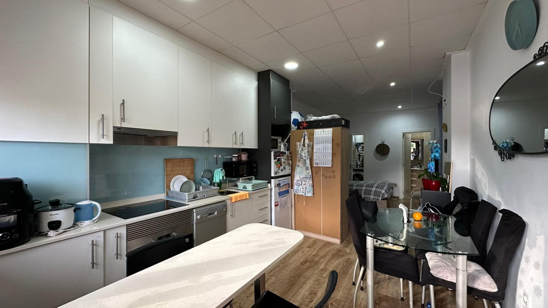 Представьте себе собственное пространство на побережье, место, где можно отключиться от мира, почувствовать средиземноморский бриз и наслаждаться спокойным образом жизни круглый год. Эта очаровательная студия в Торревьехе — это гораздо больше, чем просто дом: это возможность жить или инвестировать в одном из самых востребованных районов побережья, где солнце, море и высокое качество жизни идеально сочетаются. С того момента, как вы переступите порог, эта студия излучает редкое и успокаивающее чувство благополучия. Это пространство, спроектированное таким образом, чтобы максимально использовать каждый уголок, где все естественно перетекает, создавая гостеприимную и функциональную среду. Здесь вам понадобятся только ваши личные вещи, чтобы начать наслаждаться жизнью, поскольку студия полностью меблирована и готова к заселению с первого дня. Ощущение дома возникает мгновенно. Это такое место, где можно расслабиться после дня на пляже, спокойно почитать, поработать в комфортной обстановке или просто насладиться тишиной и покоем. Она идеально подходит как для тех, кто ищет независимости, так и для тех, кто желает иметь личное убежище в престижном месте. Торревьеха — город, очаровывающий своей атмосферой, климатом и образом жизни. Жизнь здесь означает возможность наслаждаться морем практически круглый год, прогуливаться по его проспектам, открывать для себя его укромные уголки и наслаждаться местной кухней. Это оживленный город, идеально сочетающий традиции и современность, где всегда есть чем заняться, и в то же время он сохраняет спокойствие, столь ценимое теми, кто выбирает его для жизни. Одним из главных преимуществ этой недвижимости является возможность пользоваться общим бассейном. Такие пространства не только повышают ценность недвижимости, но и полностью преображают качество жизни. Представьте себе летние дни, сияющее солнце, освежающую воду и ощущение отдыха, не выходя из дома. Именно эта небольшая роскошь меняет все и превращает каждый день в нечто особенное. Кроме того, тот факт, что студия продается с мебелью, является значительным преимуществом как для личного пользования, так и в качестве инвестиции. Это избавляет от забот, экономит время и позволяет начать получать доход немедленно, если вы этого пожелаете. Это идеальный вариант для тех, кто ищет простую и беспроблемную покупку, где все готово к использованию с первого дня. Такой тип недвижимости пользуется высоким спросом, особенно в таком районе, как Торревьеха, куда ежегодно приезжают тысячи людей в поисках солнца, отдыха и высокого качества жизни. Это делает студию отличной инвестиционной возможностью, будь то для отдыха или долгосрочной аренды. Это недвижимость, которая идеально соответствует современным потребностям, что делает ее особенно привлекательной для покупателей, стремящихся к прибыльности. Расположение — еще одно ее преимущество. Находясь в Торревьехе, вы имеете все под рукой: услуги, магазины, развлечения, пляжи и транспортные связи. Вам не нужно далеко ехать, чтобы наслаждаться тем, что действительно важно. Здесь все создано для облегчения повседневной жизни и повышения ее качества. Но помимо расположения и практических преимуществ, что действительно делает эту студию особенной, так это ощущение, которое она вызывает. Это такое место, где вы можете представить себе, как проводите время, где вы представляете себе моменты спокойствия, где вы представляете себе более спокойную и сбалансированную жизнь. Это пространство, которое приглашает вас задержаться, сделать его своим, создать воспоминания. Также важно подчеркнуть атмосферу, окружающую это место. Это место, где царит спокойствие, где темп жизни отличается, где вы можете отключиться от стресса и воссоединиться с собой. Оно идеально подходит для тех, кто ценит спокойствие, не жертвуя при этом удобством близости ко всему необходимому.