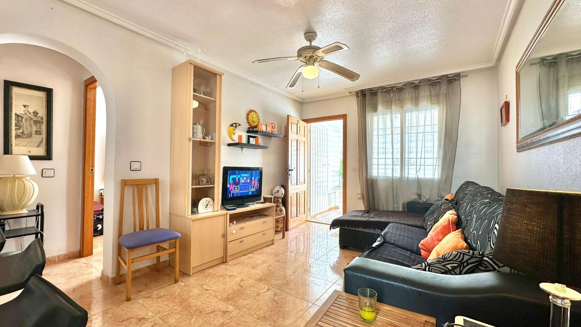 Представьте себе место, где каждый день начинается спокойно, где средиземноморский свет мягко льется, приглашая вас насладиться каждым мгновением. Этот бунгало-лофт — это гораздо больше, чем просто дом: это пространство, созданное для жизни, отдыха и наслаждения более простой, светлой и полноценной жизнью. С того момента, как вы переступите порог, вы почувствуете особую связь. Это не просто дом; это убежище. Место, где вы можете оставить позади стресс повседневной жизни и сосредоточиться на том, что действительно важно: вашем благополучии, душевном покое и вашем времени. Здесь каждый уголок излучает гармонию, создавая гостеприимную атмосферу, которая заставляет вас чувствовать себя как дома с первого мгновения. Суть этого бунгало заключается в его способности адаптироваться к вашим потребностям. Ищете ли вы жилье для круглогодичного проживания, второй дом для отдыха или инвестицию, приносящую доход, эта недвижимость идеально вам подойдет. Она универсальна, практична и обладает очарованием, которое выделяет ее среди других вариантов на рынке. Жизнь в бунгало-лофте имеет свою особую прелесть. Именно это чувство независимости, уединения и простора делает его особенным. Здесь вы можете наслаждаться собственным пространством, без ограничений, накладываемых другими домами, и свободно организовывать свою жизнь по-своему. Это более комфортный, более расслабленный и, прежде всего, более личный образ жизни. Одно из главных преимуществ этого объекта недвижимости — его связь с природой. Именно на этом основан средиземноморский образ жизни: наслаждение хорошей погодой, солнцем и открытыми пространствами. Это бунгало позволяет вам делать это каждый день, создавая уникальные моменты, которые становятся незабываемыми воспоминаниями. Завтрак на свежем воздухе, отдых на солнце или просто расслабление в спокойной обстановке — это маленькие удовольствия, которые здесь становятся обыденностью. Кроме того, наличие общего бассейна значительно повышает ценность. Это не просто дополнение, а целое событие. Это место, где вы можете освежиться в самые жаркие дни, провести время с семьей или друзьями или просто отдохнуть, не выходя из дома. Это доступная роскошь, которая мгновенно улучшает качество вашей жизни. Солярий, в свою очередь, представляет собой то интимное и личное пространство, где время останавливается. Это райский уголок только для вас, где вы можете наслаждаться тишиной, греться на солнце, читать книгу или просто позволить дню пройти мимо, ни о чем не беспокоясь. Это место, где вы по-настоящему соединяетесь с собой и обретаете спокойствие, которого часто не хватает в повседневной жизни. Дом излучает ощущение легкости и постоянного благополучия. Это простое в обслуживании, комфортное пространство, идеально подходящее для тех, кто стремится упростить свою жизнь, не жертвуя комфортом. Здесь все создано для вашего удовольствия, без сложностей, обременений и с полной свободой. Расположение также играет ключевую роль. Жизнь в этом районе означает доступ ко всему необходимому без потери покоя и тишины. Это идеальный баланс между удобством и спокойствием, между активным образом жизни и отдыхом. У вас все под рукой, и в то же время вы чувствуете себя окруженным расслабленной и приятной атмосферой. Этот бунгало также представляет собой очень интересную инвестиционную возможность. Это тот тип недвижимости, который всегда пользуется спросом, как для отдыха, так и для долгосрочной аренды. Его стиль, планировка и окружение делают его очень привлекательным вариантом для самых разных клиентов, увеличивая его потенциальную прибыльность. Но помимо всего этого, что действительно делает этот дом особенным, так это то, какие чувства он вызывает. Это такое место, где вы представляете себя живущим, где вы представляете свою повседневную жизнь, где вы мечтаете о более спокойной и сбалансированной жизни. Это недвижимость, которая устанавливает с вами эмоциональную связь, приглашая вас остаться и сделать ее своей.