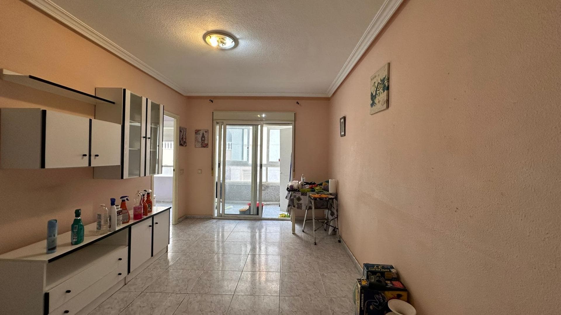 Откройте для себя уникальную возможность в самом сердце Торревьехи, города, который идеально сочетает в себе средиземноморское очарование и динамичный круглогодичный образ жизни. Эта квартира – это гораздо больше, чем просто дом: это открытая дверь к созданию дома вашей мечты, идеально соответствующего вашему образу жизни, вкусам и потребностям. Расположенная прямо в центре города, эта квартира означает, что все находится у вас под рукой. С того момента, как вы переступите порог этого района, вы почувствуете энергию оживленного города, где каждая улица рассказывает свою историю, а каждый уголок предлагает что-то новое. Прогулки по его проспектам, отдых на террасах, открытие небольших местных магазинчиков или просто наслаждение атмосферой – все это часть повседневной жизни, которую предлагает это престижное местоположение. Эта квартира идеально подходит для тех, кто ищет нечто большее, чем просто готовое жилье. Она идеально подходит для тех, кто хочет спроектировать свое пространство с нуля, создать полностью персонализированный дом и максимально использовать каждый уголок в соответствии со своим видением. Здесь нет границ, только возможности. Каждая комната может быть трансформирована по вашему желанию, что позволит вам создать уникальное пространство, отражающее вашу индивидуальность и образ жизни. Представьте, что вы просыпаетесь каждое утро в залитом светом помещении, выходите на улицу и видите, что все необходимое находится всего в нескольких шагах. От супермаркетов, магазинов, кафе и ресторанов до необходимых услуг — все создано для того, чтобы сделать вашу повседневную жизнь комфортной и удобной. Жизнь в самом сердце Торревьехи означает забыть о машине и наслаждаться гораздо более простым и доступным образом жизни. Кроме того, близость к морю делает эту недвижимость еще более привлекательным вариантом. Ощущение морского бриза, прогулки по набережной или наслаждение закатами над Средиземным морем — это небольшие удовольствия, которые становятся частью повседневной жизни здесь. Качество жизни в этом районе трудно превзойти, сочетая спокойствие и динамизм в идеальном балансе. Эта квартира также является отличной возможностью для инвесторов. Ее стратегическое расположение делает ее активом с огромным потенциалом роста стоимости. Спрос на недвижимость в центре Торревьехи остается постоянным, как на аренду, так и на продажу, что гарантирует надежную инвестицию с долгосрочным потенциалом. Возможности безграничны и очень привлекательны как для сдачи в аренду на время отпуска, так и для длительного проживания или перепродажи после ремонта. Ремонт этой недвижимости – не недостаток, а значительное преимущество. Он позволяет полностью адаптировать пространство к современным тенденциям, оптимизировать планировку и создать современную, функциональную и привлекательную обстановку. Вместо того чтобы платить за ремонт, который может не соответствовать вашему стилю, у вас есть возможность сделать все по-своему, с дизайном и отделкой, которые вы действительно желаете. Представьте себе открытое, светлое пространство с современным дизайном, качественными материалами и тщательной проработкой деталей. Или, возможно, вы предпочитаете более теплый, уютный стиль с традиционными элементами и спокойной атмосферой. Возможно все. Эта квартира – чистый холст, на котором вы можете воплотить свой идеальный проект. Жизнь в центре города также дает большие социальные преимущества. Вас будет окружать активность, события, культура и возможности для отдыха. Здесь вы найдете широкий выбор ресторанов, от традиционных до более современных заведений. Возможности для развлечений безграничны, и каждый день становится новым поводом для отдыха. Кроме того, Торревьеха – город с интернациональным характером, что повышает ценность недвижимости. Люди со всего мира выбирают этот город для жизни или инвестиций, создавая очень насыщенную мультикультурную среду. Это также приводит к росту спроса на недвижимость, еще больше повышая ценность этой возможности.