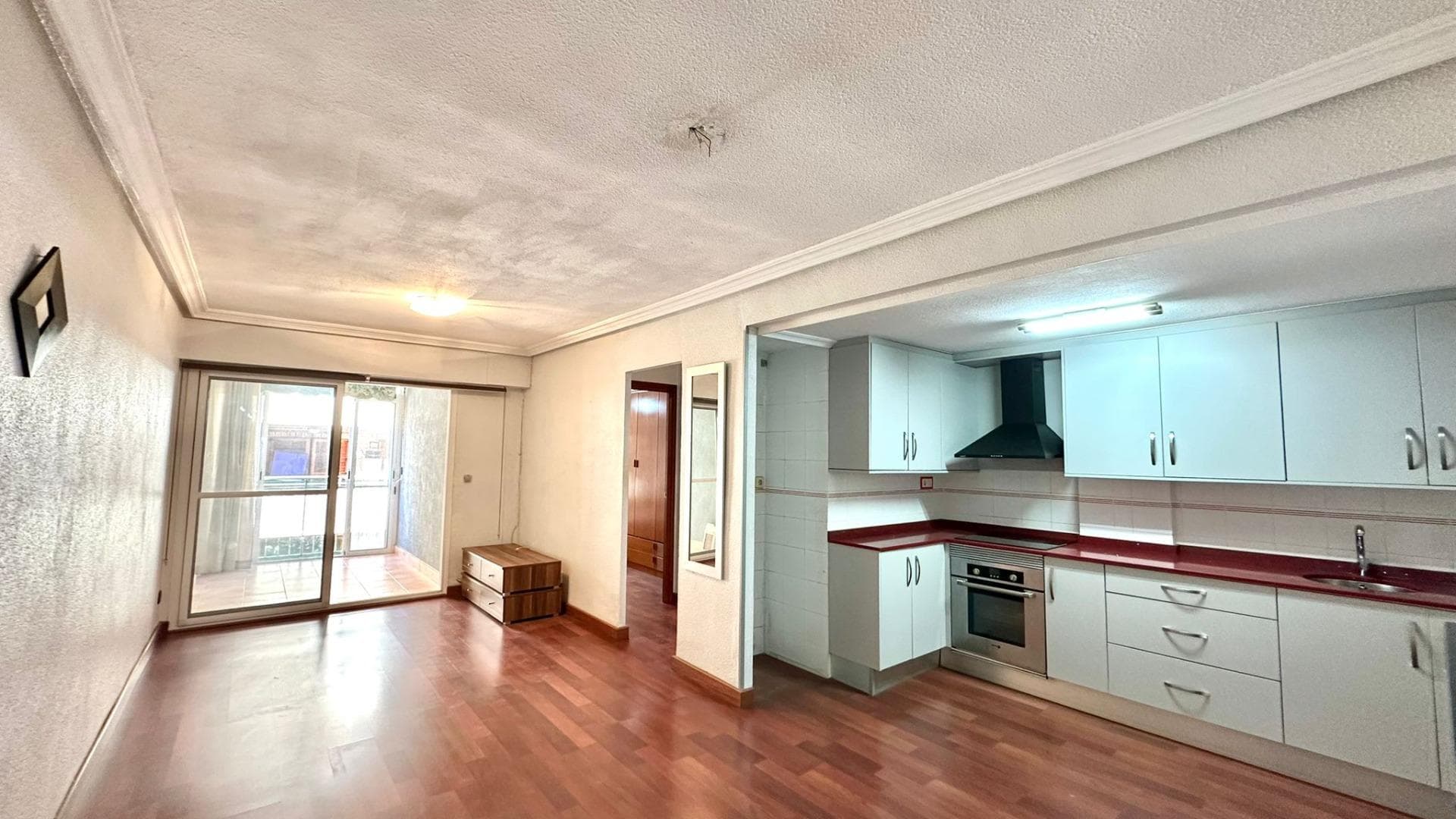 Откройте для себя образ жизни, где море занимает центральное место в вашей повседневной жизни, где каждый восход солнца приносит свет Средиземноморья, а каждый закат окутан теплыми оттенками, приглашающими вас расслабиться. Эта квартира в Торревьехе — больше, чем просто дом; это опыт, созданный для тех, кто хочет жить рядом с морем, чувствовать морской бриз и наслаждаться исключительным качеством жизни. Расположенная всего в нескольких шагах от знаменитого пляжа Асекион, эта квартира предлагает то, что мало кто может предложить: возможность интегрировать море в вашу повседневную жизнь. Здесь вам не нужно планировать поездки на пляж, потому что он практически у вашего порога. Утренняя прогулка вдоль берега, освежающее купание в жаркие дни или просто сидение и созерцание горизонта станут частью вашей повседневной жизни. Ощущение жизни так близко к морю трудно описать, но легко испытать. Это то сочетание спокойствия и энергии, которое дарит окружающая среда, тот идеальный баланс между безмятежностью и жизненной силой. Эта квартира позволит вам наслаждаться образом жизни, о котором многие мечтают, но немногие достигают. С того момента, как вы переступаете порог, вы чувствуете дом с душой, пространство, которое приглашает вас представить себе моменты, проведенные вместе, смех, семейные посиделки и спокойные дни. Это тот тип дома, который адаптируется к разным этапам жизни, где всегда найдется место для наслаждения. Естественный свет — одна из главных особенностей. В течение дня солнце мягко проникает внутрь, создавая теплую и уютную атмосферу, которая превращает каждую комнату в приятный уголок. Это ощущение благополучия, которое дарит свет, ощущается с первого же мгновения, делая пространство еще более живым. Ориентация дома способствует созданию светлой и комфортной обстановки, идеально подходящей как для теплых месяцев, так и для прохладных зимних дней. Именно этот идеальный баланс делает дом приятным для проживания круглый год, независимо от времени года. Одно из главных преимуществ этого объекта недвижимости — его способность органично соединять интерьер с экстерьером. Близость к морю ощущается в каждом уголке, в воздухе, в свете и в общем ощущении окружающей среды. Здесь словно Средиземное море — часть дома, создающая постоянную связь с природой. Жизнь здесь означает наслаждение другим темпом жизни. Более расслабленный, более осознанный, более сосредоточенный на том, что действительно важно. Это возможность выйти на улицу и через несколько секунд оказаться на набережной, подышать свежим воздухом и оставить позади стресс повседневной жизни. Кроме того, район предлагает отличное удобство. Все необходимое для повседневной жизни находится всего в нескольких минутах ходьбы, что позволяет вести практичный и простой образ жизни. От небольших магазинов до ресторанов — все создано для того, чтобы сделать вашу жизнь проще и приятнее. Кулинарная сцена района — еще одна важная составляющая. Наслаждаться едой у моря, открывать для себя новые вкусы или просто выпить на террасе с видом — это часть очарования жизни здесь. Каждая прогулка становится незабываемым событием. Эта квартира также идеально подходит для тех, кто ищет место для встреч с семьей и друзьями. Это пространство, располагающее к общению, созданию воспоминаний и наслаждению обществом друг друга. Близость к пляжу добавляет ценности, делая каждое посещение особенным. Если вы ищете второй дом, это идеальное место, чтобы отключиться от суеты. Рай, где можно отдохнуть от быстрого темпа жизни, восстановить силы и насладиться прекрасной погодой круглый год. Торревьеха известна своими более чем 300 солнечными днями в году, что делает каждое пребывание здесь возможностью насладиться отдыхом.