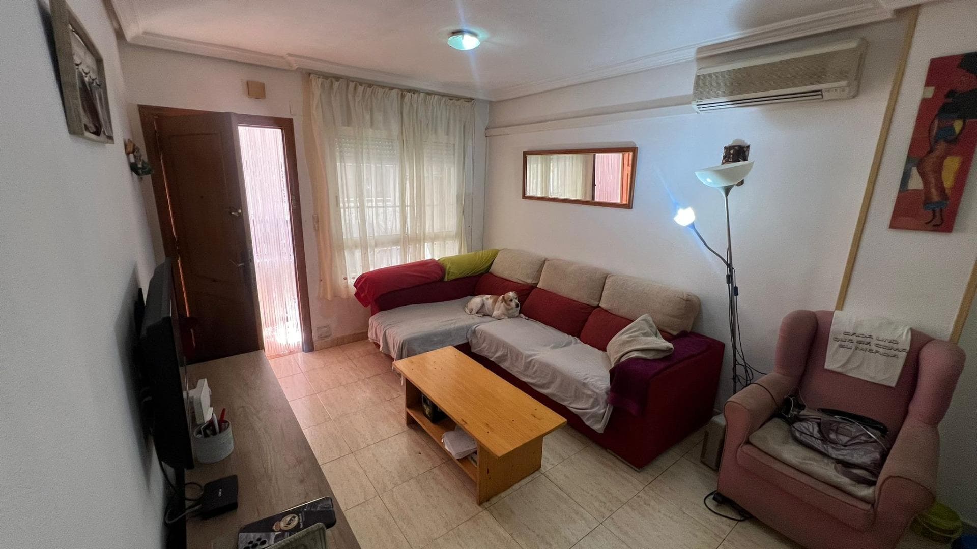 Откройте для себя дом, где спокойствие, комфорт и средиземноморский образ жизни объединяются, чтобы предложить вам уникальный опыт в Торревьехе. Эта квартира на первом этаже — это гораздо больше, чем просто дом: это пространство, созданное для того, чтобы наслаждаться настоящим, отключаться от повседневной суеты и жить спокойно, рядом с морем и в окружении всего необходимого. Расположенная в одном из самых востребованных районов города, всего в нескольких шагах от знаменитого пляжа Асекион, эта недвижимость предлагает идеальный баланс между близостью к морю и городскими удобствами. Жизнь здесь означает возможность интегрировать пляж в свою повседневную жизнь: выйдя из дома, вы за считанные минуты окажетесь на Средиземном море. Ощущение жизни рядом с морем преображает вашу жизнь. Это пробуждение под особым светом, ощущение свежего воздуха и осознание того, что у вас под рукой одна из величайших привилегий жизни: прямой контакт с природой. Прогулки вдоль берега, слушание волн или просто созерцание горизонта становятся маленькими моментами, которые способствуют высокому качеству жизни. Этот дом с первого взгляда излучает чувство спокойствия. Это гостеприимное пространство, созданное для тех, кто ценит тишину и комфорт. Планировка первого этажа обеспечивает дополнительное удобство, облегчая доступ и создавая ощущение связи с окружающей средой, которое мало кто может предложить. Это идеальный дом для тех, кто ищет практичность без ущерба для благополучия. Здесь все спроектировано так, чтобы сделать жизнь проще, комфортнее и приятнее. Этот дом подходит для разных стилей жизни, от тех, кто ищет свое первое жилье, до тех, кто мечтает о приморском отдыхе. Естественный свет играет здесь основополагающую роль. Ориентация дома способствует созданию теплой и светлой атмосферы, располагающей к отдыху в течение всего дня. Это ощущение яркости и простора ощущается с первого взгляда, делая пространство еще более привлекательным. Жизнь на первом этаже также обеспечивает особую связь с природой. Это более доступный, комфортный и практичный способ жизни. Никаких лестниц, никаких сложностей, доступность, которая имеет огромное значение в повседневной жизни. Расположение этого дома — еще одно его главное преимущество. Это благоустроенный район со всеми необходимыми удобствами в непосредственной близости. Супермаркеты, магазины, рестораны и все, что вам нужно, находятся рядом, что позволяет наслаждаться практичной и беззаботной жизнью. Кроме того, близость к пляжу Асекион добавляет неоценимую ценность. Не только из-за близости, но и из-за образа жизни, который она влечет за собой. Жизнь у моря — это синоним благополучия, спокойствия и удовольствия. Этот дом идеально подходит для тех, кто ищет место для отдыха, отключения от суеты и хорошего самочувствия. Это место, где каждый день может начинаться мирно и заканчиваться особыми моментами. Это также отличный вариант для тех, кто ищет второй дом. Место, где можно отдохнуть от быстрого темпа жизни, насладиться приятным климатом и восстановить силы. Торревьеха известна своим исключительным климатом, позволяющим наслаждаться этим районом круглый год. Недвижимость также обладает большим инвестиционным потенциалом. Спрос в этом районе постоянен, и дома, подобные этому, высоко ценятся как для краткосрочной, так и для долгосрочной аренды. Это возможность получать доход в стратегически выгодном месте. Атмосфера в этом районе гостеприимная и дружелюбная для семей, здесь проживает много местных и иностранных жителей, что привносит динамизм и разнообразие. Это среда, где легко влиться в коллектив, где всё располагает к тому, чтобы остаться. Каждый уголок этого дома приглашает вас представить себе комфортную, простую и приятную жизнь. Это тот тип дома, где всё течёт плавно, где нет никаких сложностей, и где вы можете наслаждаться повседневной жизнью в спокойствии.