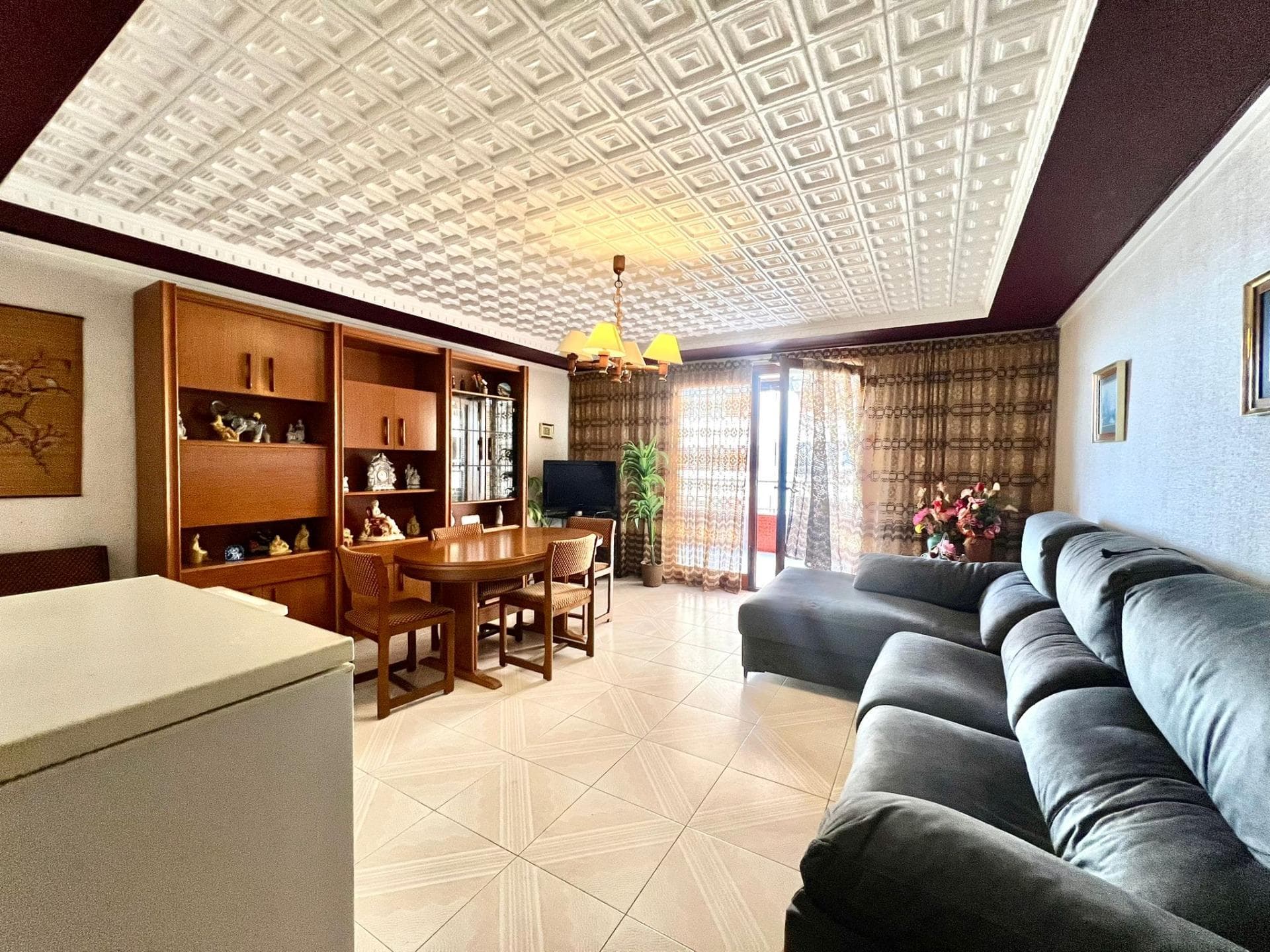 Discover a home that redefines the concept of living by the sea, where each day begins with the tranquility of the Mediterranean and ends with sunsets that look like they're straight out of a postcard. This apartment in Torrevieja is not just a place to live; it's a complete experience, an invitation to enjoy a relaxed, bright lifestyle filled with special moments. Located opposite the iconic Acequión Beach, this home allows you to enjoy a direct connection with the sea. It's not just about proximity, but about living with the Mediterranean as part of your daily routine. From the very first moment, you'll feel that unique energy that only beachfront homes offer, where the sound of the waves and the sea breeze are part of the atmosphere. The experience of living here goes beyond the tangible. It's the feeling of opening your eyes each morning and knowing you're in a privileged place. It's the tranquility that the sea brings, the natural light that envelops the space, and the harmony that permeates every corner. This apartment exudes a peace that's hard to find, becoming a true sanctuary. The orientation allows you to enjoy spectacular sunsets, one of the great privileges of this home. As the sun begins to set, the sky fills with warm hues, creating a magical atmosphere. It's that moment of the day when everything stops, when you can disconnect and simply enjoy. Having that experience from your own home is a luxury that makes all the difference. This apartment is designed for those who value spaciousness, comfort, and the opportunity to share. It's an ideal space for families, for those who enjoy entertaining, or for those seeking a home where everyone has their own space. Here, there's room for everything: for living together, for relaxing, and for enjoying life. Natural light is one of the main features. Throughout the day, the sun gently streams in, creating a warm and inviting atmosphere. It's that feeling of home that you perceive from the very first moment, where everything invites you to stay and enjoy. Living by the sea has a direct impact on quality of life. It's not just an aesthetic matter, but an emotional one. The sea brings calm, clarity, and well-being. It's an element that transforms daily life, helping you disconnect from stress and reconnect with yourself. The area where this property is located offers a perfect combination of tranquility and convenience. It's an environment where you can enjoy peace and quiet without sacrificing having everything close by. Restaurants, cafes, supermarkets, and all necessary services are just minutes away, making daily life much easier. The proximity to Acequión Beach allows you to enjoy an active and healthy lifestyle. Walks along the shore, swims in the sea, outdoor activities… all part of a routine that promotes well-being. This apartment is also an excellent option for those looking for a second home. A place to escape to, disconnect from, and enjoy the wonderful climate year-round. Torrevieja offers an exceptional quality of life, with more than 300 days of sunshine, allowing you to make the most of everything this property has to offer. Furthermore, it represents a great investment opportunity. Properties with sea views are especially valued and in high demand. Whether for rent or resale, this apartment has all the elements needed to offer excellent profitability. The atmosphere in this area is welcoming and vibrant. It's a place where different cultures coexist, where there's always life, and where it's easy to feel part of the community. This international character adds extra value to the property.