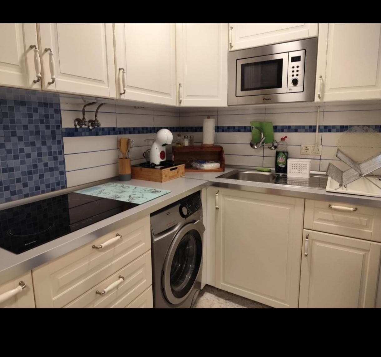 Представляем вашему вниманию этот очаровательный бунгало, расположенный в престижном районе Торретас 3. Это место сочетает в себе спокойствие жилого района и близость ко всем необходимым удобствам, что делает его идеальным выбором как для постоянного проживания, так и для инвестиций в курортную недвижимость. Объект выделяется своей привилегированной южной ориентацией, что очень ценится в средиземноморском климате, так как гарантирует исключительную освещенность в течение всего дня. Благодаря этой ориентации в дом постоянно поступает естественный свет, создавая теплые, уютные и энергоэффективные пространства. Средиземноморское солнце здесь становится настоящим главным героем, принося благополучие и комфорт в каждый уголок дома. Бунгало имеет функциональную и хорошо продуманную планировку. В нем две спальни, обе с спокойной и приятной атмосферой, идеально подходящие как для отдыха, так и для удовлетворения различных потребностей семьи или гостей. Ванная комната, полностью оборудованная и практичная, спроектирована так, чтобы обеспечивать удобство в повседневной жизни. Одним из самых привлекательных элементов этого дома является его внешний дворик — универсальное пространство, которое значительно расширяет возможности для отдыха. Эта открытая площадка идеально подходит для релаксации, семейного времяпрепровождения, организации обедов или ужинов на свежем воздухе или просто для наслаждения прекрасным климатом этого района в течение всего года. Таким образом, дворик становится естественным продолжением дома, придавая ему значительную дополнительную ценность. Недвижимость расположена в устоявшемся районе с хорошей транспортной доступностью и в непосредственной близости от магазинов, транспорта, зон отдыха и основных услуг, что обеспечивает комфортную и практичную жизнь. Кроме того, окружающая среда предлагает идеальный баланс между спокойствием и динамичностью, подходя как тем, кто ищет отдыха, так и тем, кто стремится к активной жизни. В конечном итоге, этот бунгало представляет собой отличную возможность для тех, кто ценит естественное освещение, открытые пространства и стратегическое расположение в средиземноморской обстановке. Сочетание его характеристик делает его очень привлекательным вариантом для тех, кто хочет насладиться уютным, функциональным домом с большим потенциалом. Не упустите возможность открыть для себя этот великолепный дом и все, что он может вам предложить.