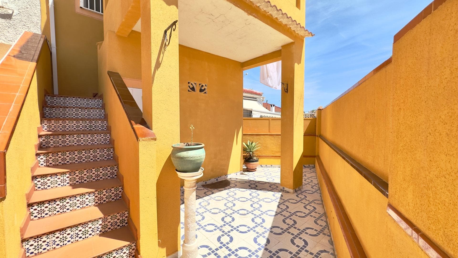 Presentamos este encantador bungalow ubicado en la reconocida zona de Torretas 3, una localización que combina tranquilidad residencial con la cercanía a todos los servicios esenciales, convirtiéndolo en una opción ideal tanto para residencia habitual como para inversión vacacional. La propiedad destaca por su privilegiada orientación sur, una característica altamente valorada en el entorno mediterráneo, ya que garantiza una luminosidad excepcional durante todo el día. Gracias a esta orientación, la vivienda disfruta de una entrada constante de luz natural, creando espacios cálidos, acogedores y energéticamente eficientes. El sol mediterráneo se convierte aquí en un verdadero protagonista, aportando bienestar y confort en cada rincón del hogar. El bungalow cuenta con una distribución funcional y bien aprovechada. Dispone de dos habitaciones, ambas con un ambiente tranquilo y agradable, ideales tanto para el descanso como para adaptarse a diferentes necesidades familiares o de invitados. El baño, completo y práctico, está diseñado para ofrecer comodidad en el día a día. Uno de los elementos más atractivos de esta vivienda es su patio exterior, un espacio versátil que amplía considerablemente las posibilidades de disfrute. Este área al aire libre resulta perfecta para relajarse, compartir momentos en familia, organizar comidas o cenas al aire libre, o simplemente disfrutar del clima privilegiado de la zona durante todo el año. El patio se convierte así en una extensión natural del hogar, aportando un valor añadido significativo. La propiedad se encuentra en una zona consolidada, bien comunicada y con acceso cercano a comercios, transporte, zonas de ocio y servicios básicos, lo que facilita una vida cómoda y práctica. Además, su entorno ofrece un equilibrio ideal entre serenidad y dinamismo, adaptándose tanto a quienes buscan descanso como a quienes desean una vida activa. En definitiva, este bungalow representa una excelente oportunidad para quienes valoran la luz natural, los espacios exteriores y una ubicación estratégica en un entorno mediterráneo. Su combinación de características lo convierte en una opción muy atractiva para disfrutar de una vivienda acogedora, funcional y con gran potencial. No deje pasar la oportunidad de descubrir este magnífico hogar y todo lo que puede ofrecerle.