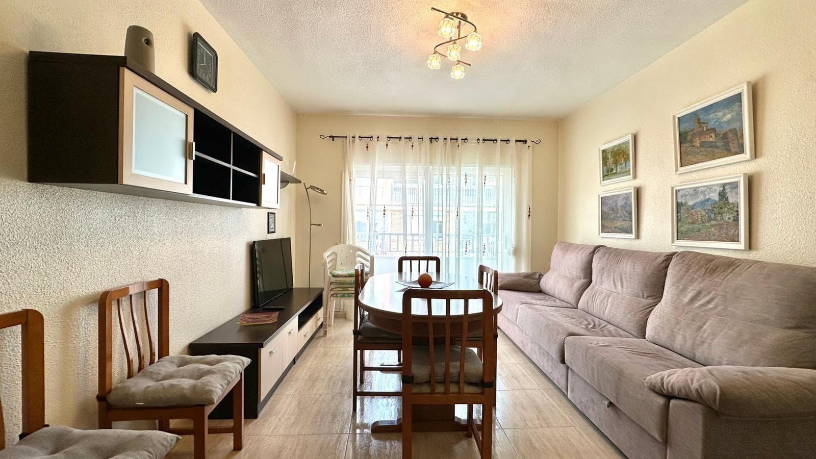 Продается просторная квартира в Торревьехе, в районе Нуэва-Торревьеха, тихом и хорошо развитом районе со всей необходимой инфраструктурой. Квартира отличается светлыми помещениями, простором и открытым видом, при этом отсутствие близлежащих зданий не препятствует проникновению естественного света. 🏡 Основные характеристики: • Общая площадь: 89 м² • Планировка: 3 спальни и 2 ванные комнаты • Год постройки: 2009 • Расстояние до пляжа Плайя-дель-Кура: 800 метров 🌇 Виды и расположение: • Все окна выходят на улицу • Открытый вид на парк • Отсутствие близлежащих зданий — больше света и ощущение простора • Очень светлая и просторная квартира ❄️ Удобства: • Централизованное кондиционирование (отопление/охлаждение) 🚗📦 Включено в цену: • Парковочное место • Кладовая 📍 Расположение: Район Нуэва-Торревьеха предлагает: • Школы и детские сады • Медицинский центр • Супермаркеты и магазины • Хорошее транспортное сообщение с центром города и пляжем Отличный вариант как для постоянного проживания, так и для инвестиций в аренду.