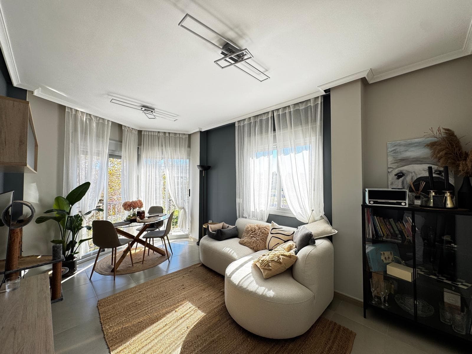 Продаётся просторная квартира в городе Торревьеха, район Nueva Torrevieja — спокойная и удобная зона с развитой инфраструктурой. Квартира отличается светлой планировкой, открытыми видами и отсутствием плотной застройки вокруг, что делает её особенно комфортной для проживания. 🏡 Основные характеристики: • Общая площадь: 89 м² • Планировка: 3 спальни, 2 ванные комнаты • Год постройки здания: 2009 • Дистанция до пляжа Playa del Cura: 800 метров 🌇 Виды и расположение: • Все окна выходят на улицу • Открытый просторный вид на парк • Рядом нет плотной застройки — больше света и воздуха • Квартира очень светлая и просторная ❄️ Оснащение: • Центральное кондиционирование (холод / тепло) 🚗📦 В стоимость включено: • Парковочное место (гараж) • Кладовка 📍 Локация: Район Nueva Torrevieja — это: • школы и детские сады • поликлиника • магазины, супермаркеты • удобный доступ к центру города и пляжу Отличный вариант как для постоянного проживания, так и для сдачи в аренду благодаря удобной локации и хорошим характеристикам квартиры.