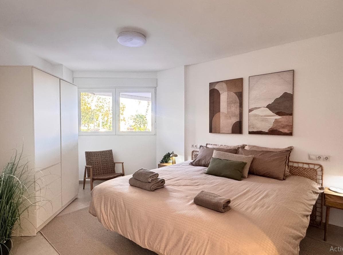 Se presenta este atractivo bajo reformado con estilo moderno, ubicado en una de las zonas más valoradas de Torrevieja, frente al emblemático Parque Doña Sinforosa y en primera línea de la Playa de la Acequión, una localización privilegiada que combina a la perfección naturaleza, proximidad al mar y acceso inmediato a todos los servicios. La vivienda destaca por su excelente ubicación, situándose en un entorno tranquilo y a la vez perfectamente conectado, ideal tanto para residencia habitual como para segunda vivienda. El hecho de encontrarse frente al parque aporta unas agradables vistas despejadas y una sensación de amplitud y bienestar difícil de encontrar, además de ofrecer un entorno verde perfecto para paseos, actividades al aire libre o momentos de relax. Al mismo tiempo, su posición en primera línea de la Playa de la Acequión permite disfrutar del mar a escasos pasos, facilitando el acceso directo a la playa y a todo lo que el entorno costero ofrece. Esta combinación convierte a la propiedad en una opción muy completa para quienes buscan calidad de vida junto al Mediterráneo. La vivienda ha sido completamente reformada con un diseño moderno y actual, cuidando cada detalle para ofrecer un espacio funcional, elegante y listo para entrar a vivir. Dispone de dos dormitorios, ambos bien distribuidos y con un ambiente acogedor, ideales para el descanso y la comodidad diaria. Cuenta con dos baños completos, diseñados con materiales contemporáneos y acabados de calidad, que aportan practicidad y confort, adaptándose perfectamente a las necesidades de una familia o de quienes valoran disponer de mayor comodidad en su día a día. El salón-comedor se presenta como un espacio amplio y luminoso, concebido para ofrecer una zona de convivencia agradable y versátil. Su distribución permite aprovechar al máximo la luz natural y generar una sensación de amplitud muy atractiva. La vivienda está equipada con sistema de aire acondicionado central, garantizando una temperatura óptima durante todo el año, tanto en los meses más cálidos como en los más frescos, lo que incrementa notablemente el nivel de confort. Otro de los grandes valores de esta propiedad es su ubicación estratégica, con todos los servicios al alcance de la mano: supermercados, comercios, restaurantes, transporte público y zonas de ocio, lo que permite disfrutar de una vida cómoda sin necesidad de grandes desplazamientos. En definitiva, se trata de una vivienda moderna, reformada y perfectamente situada, que reúne todos los elementos necesarios para disfrutar del estilo de vida mediterráneo con todas las comodidades. Su combinación de ubicación, diseño y funcionalidad la convierte en una excelente oportunidad tanto para vivir como para invertir. Una propiedad única en un entorno privilegiado que no dejará indiferente a quien la visite.