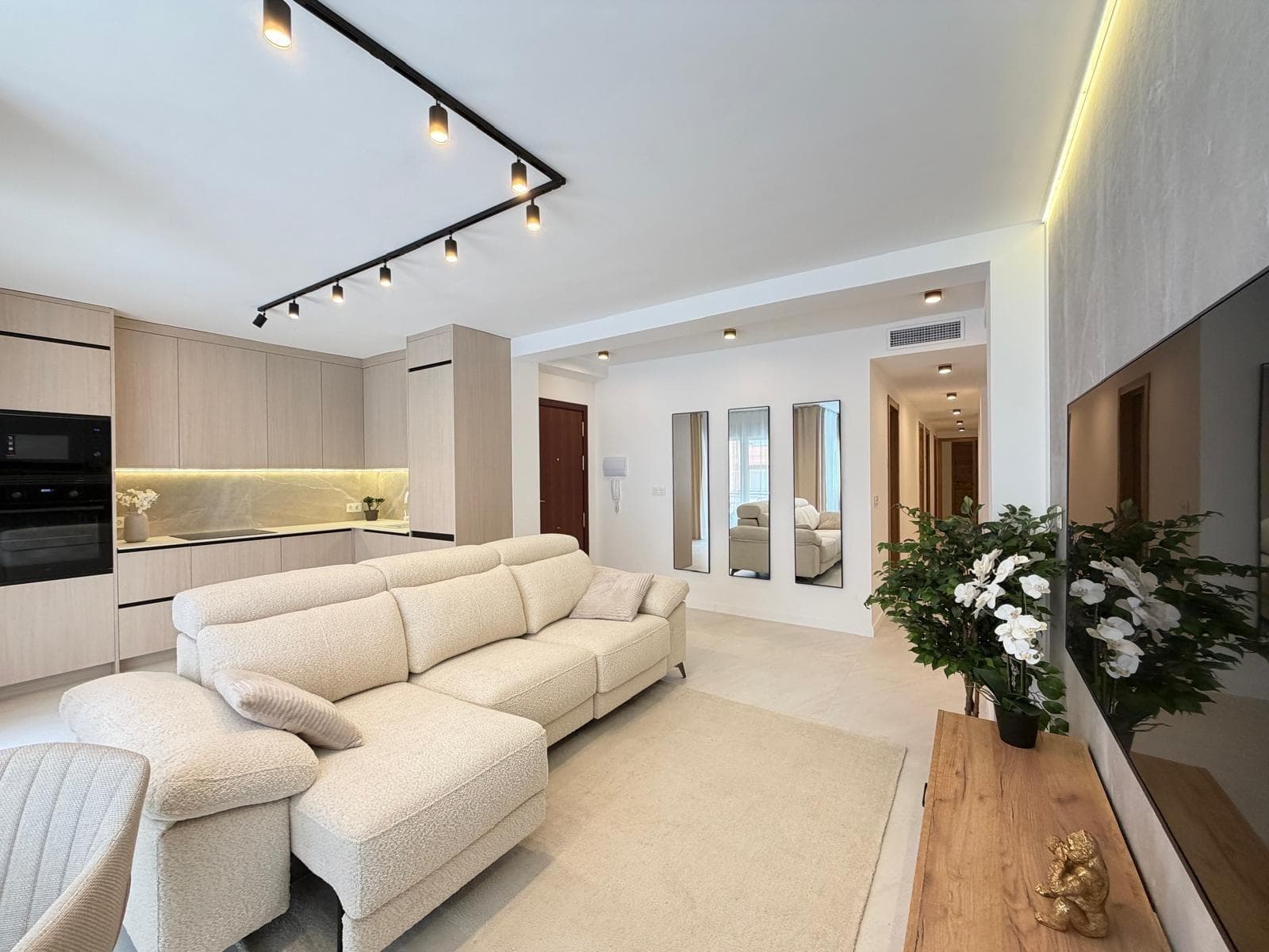 Luxurious fully renovated apartment for sale, located just 30 meters from the promenade and Playa del Cura, in one of the best areas of Torrevieja. 🏡 Main features: • Total area: 107 m² • Distribution: 4 bedrooms and 2 bathrooms • Orientation: south • Terrace: with lateral sea views • Distance to the beach: 30 meters The property stands out for its spaciousness, brightness, and high-quality finishes. ✨ Equipment and comfort: • Centralized air conditioning (cooling / heating) • Tensioned ceilings with modern lighting • Underfloor heating in the bathrooms • New double-glazed windows • Comprehensive renovation carried out to high standards of quality 🧺 Extras: • Access from one of the bedrooms to an independent laundry area, equipped with: • water heater • washing machine 🛋 Sold fully equipped: Sold furnished and equipped with appliances and decoration, as shown in the photographs. 📍 Location: Unbeatable location next to the promenade: • a few steps from the sea • surrounded by restaurants, cafes, and shops • all services at your fingertips An ideal property both for a permanent residence and for rental investment, with high demand.