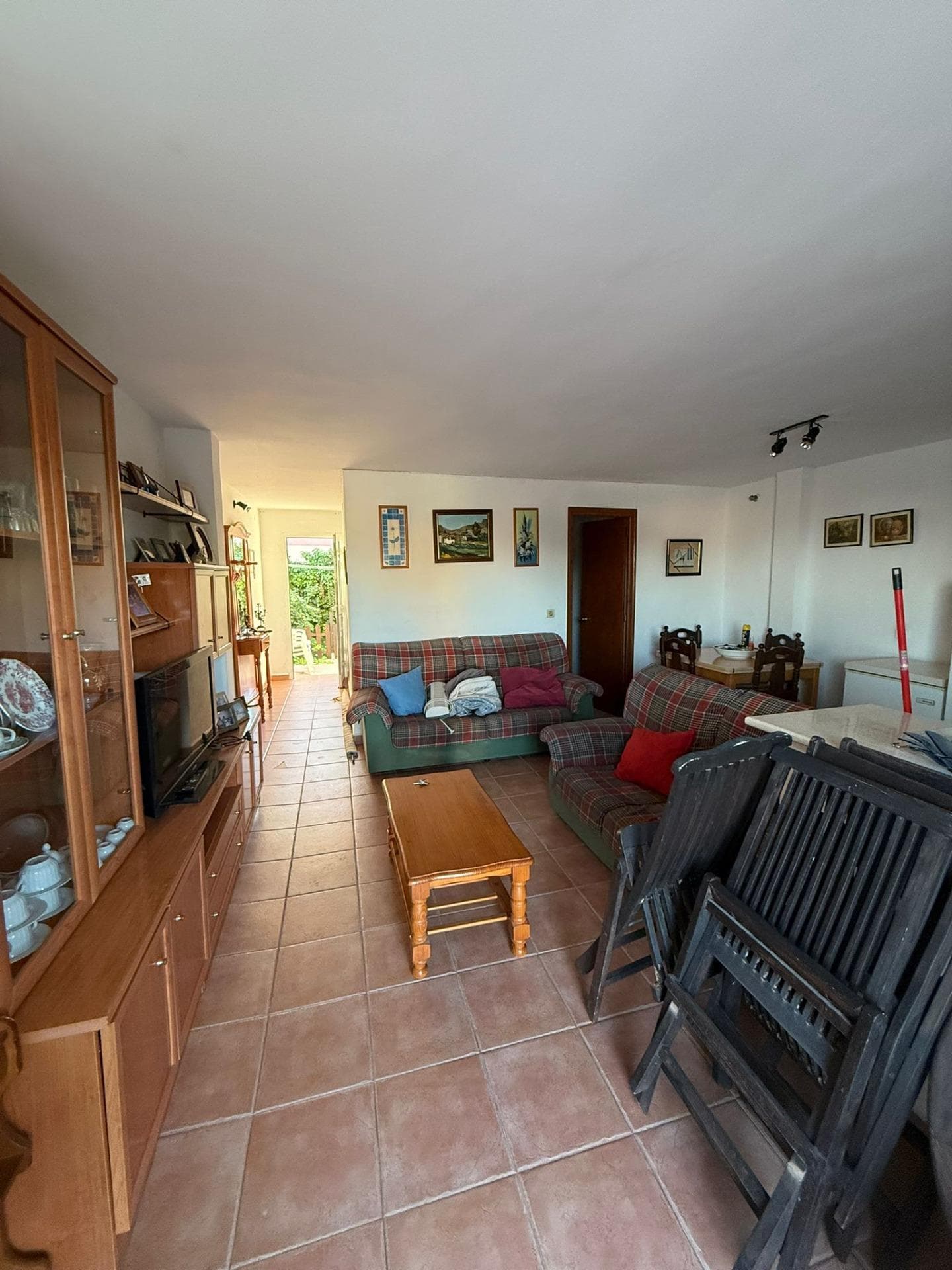 ✨ TOWNHOUSE WITH 3 BEDROOMS AND 2 BATHROOMS ON THE BALCONIES ✨ 3 bedrooms | 2 bathrooms | 94 m² We present this wonderful semi-detached house in Los Balcones, an ideal home both to live all year round and to enjoy your holidays in one of the most sought-after areas of Torrevieja. 🌴☀️ It has 3 bedrooms, 2 bathrooms and 94 m² built, with a spacious, comfortable and well-distributed space, perfect for families or for those looking for a spacious and comfortable home. Its location in Los Balcones makes it an excellent option, surrounded by services, quiet areas and with a very good connection to the main areas of the city. Expenses: • Community: €35/month • IBI: €345/year A property with a lot of potential, ideal as a habitual residence, second home or investment. ✨