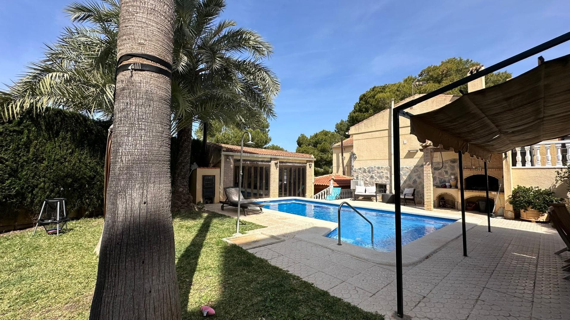 Detached villa for sale in one of the most sought-after areas of Torrevieja — Los Balcones. The property is set on a spacious plot of approximately 827 m², offering privacy, comfort, and the perfect outdoor lifestyle all year round. The villa has a built area of approximately 257 m² and features: * 4 bedrooms * 3 bathrooms * Spacious living room with fireplace * Independent kitchen * Heating system and air conditioning Outside, you will find a private swimming pool, landscaped garden, and multiple relaxation areas. The property also includes a closed garage with space for several vehicles. 📍 Located in a quiet, well-established area close to all amenities, shops, and restaurants. An ideal property for permanent living, holiday use, or investment. 📩 Contact us for more information or to arrange a viewing.