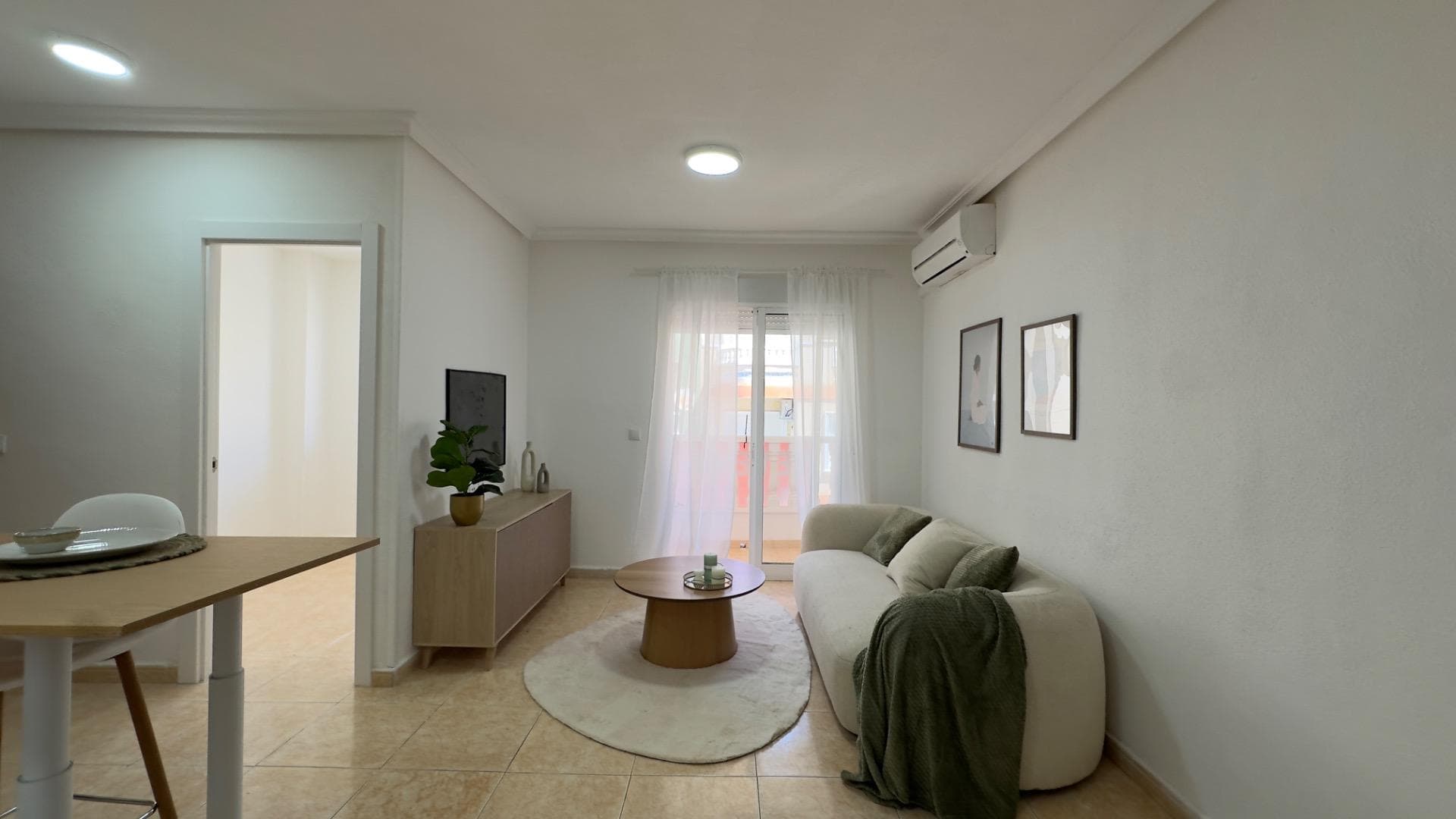 Se presenta una excelente oportunidad de adquirir una elegante vivienda completamente reformada situada a tan solo 450 metros de la reconocida Playa del Cura, una de las zonas más demandadas y valoradas de Torrevieja. Este inmueble combina una ubicación privilegiada, una cuidada reforma integral y un diseño moderno, convirtiéndose en una opción ideal tanto como residencia habitual, segunda vivienda o inversión inmobiliaria. La propiedad dispone de un dormitorio, diseñado para ofrecer un ambiente acogedor, luminoso y funcional. Gracias a la distribución optimizada de la vivienda, el dormitorio proporciona una agradable sensación de amplitud y confort, convirtiéndose en un espacio ideal para el descanso y la privacidad. Su diseño moderno y los acabados empleados reflejan el cuidado y la atención puestos en cada detalle de la reforma. El inmueble cuenta además con un baño completo totalmente renovado, ejecutado con materiales actuales y soluciones funcionales que aportan comodidad y estética contemporánea. La reforma integral de esta estancia ha permitido crear un espacio elegante, práctico y perfectamente integrado con el estilo moderno del resto de la vivienda. Uno de los aspectos más destacados de esta propiedad es que ha sido completamente reformada, habiéndose actualizado tanto los acabados como los elementos esenciales de la vivienda. El resultado es un inmueble moderno, atractivo y listo para entrar a vivir, ofreciendo una imagen renovada y actual muy por encima de las características habituales de viviendas similares en la zona. La vivienda goza de orientación este, una característica especialmente apreciada por quienes buscan disfrutar de una excelente entrada de luz natural durante las primeras horas del día. Esta orientación aporta luminosidad, frescura y un ambiente especialmente agradable en el interior del inmueble, favoreciendo una atmósfera cálida y confortable durante todo el año. Actualmente, la única actuación pendiente es la instalación de la cocina, lo que representa además una ventaja adicional para el futuro propietario, ya que brinda la posibilidad de personalizar este espacio completamente a su gusto y necesidades. Esta circunstancia permite adaptar el diseño, distribución y equipamiento de la cocina según las preferencias personales, aportando un valor añadido en términos de personalización y funcionalidad. La ubicación de la vivienda constituye otro de sus grandes atractivos. Situada a escasos 450 metros de la Playa del Cura, permite disfrutar cómodamente del mar y del paseo marítimo a pocos minutos a pie, integrando plenamente el estilo de vida mediterráneo en el día a día. La proximidad a la playa, unida al ambiente dinámico y consolidado de la zona, convierte esta propiedad en una opción altamente interesante tanto para vivir como para obtener rentabilidad mediante alquiler vacacional o residencial. Además, el inmueble se encuentra rodeado de todos los servicios esenciales, incluyendo supermercados, restaurantes, cafeterías, farmacias, centros médicos, comercios y transporte público, ofreciendo una comodidad excepcional sin necesidad de grandes desplazamientos. En conjunto, esta vivienda representa una oportunidad única para quienes buscan un apartamento moderno, completamente reformado y situado cerca del mar. La calidad de la reforma, su orientación favorable y su excelente ubicación hacen de esta propiedad una alternativa muy competitiva dentro del mercado inmobiliario actual. Se trata, en definitiva, de un piso con gran atractivo visual y funcional, pensado para disfrutar de la comodidad, la luminosidad y la calidad de vida que ofrece la costa mediterránea en una de las zonas más valoradas de Torrevieja.