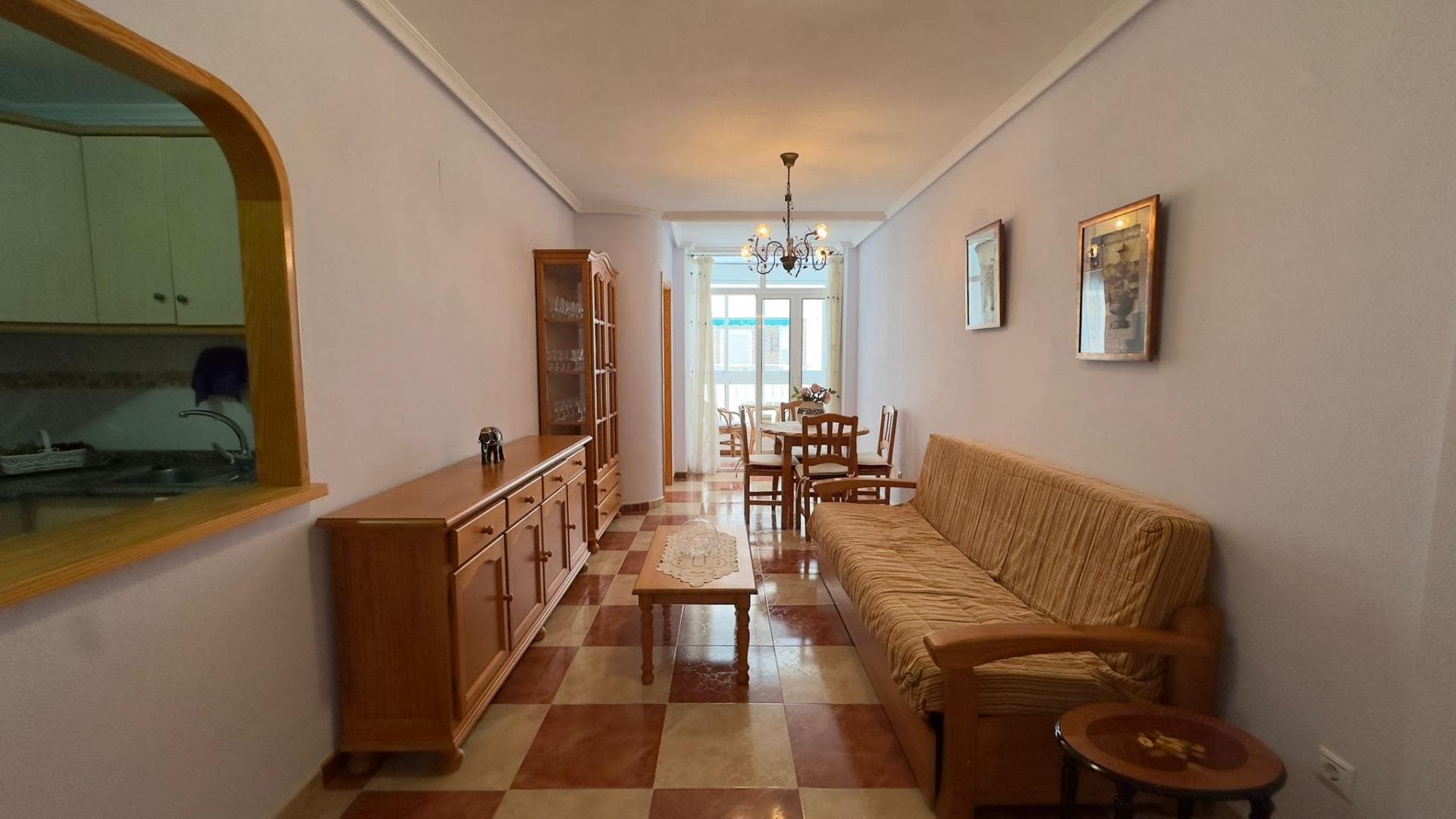 APARTAMENTO IMPECABLE A SOLO 150 METROS DE LA PLAYA DE LOS NÁUFRAGOS Y LA ACEQUIÓN – LISTO PARA ENTRAR A VIVIR Le presentamos una magnífica oportunidad de adquirir un apartamento en excelente estado, situado a tan solo 150 metros de la Playa de La Acequión, una de las zonas más demandadas por su cercanía al mar, su ambiente agradable durante todo el año y la comodidad de disponer de todos los servicios a pocos pasos. Esta vivienda destaca por su excelente conservación, su orientación sur y su ubicación privilegiada, convirtiéndose en una opción ideal tanto como residencia habitual, segunda vivienda vacacional o inversión inmobiliaria. La propiedad se encuentra en un estado totalmente impecable, cuidada al detalle y preparada para entrar a vivir desde el primer día, sin necesidad de realizar reformas ni inversiones adicionales. Su distribución funcional y acogedora permite aprovechar al máximo cada espacio, ofreciendo un ambiente cómodo, luminoso y agradable. El apartamento dispone de un dormitorio amplio y bien distribuido, diseñado para ofrecer descanso y confort. Gracias a su buena orientación y entrada de luz natural, la habitación transmite una agradable sensación de amplitud y bienestar, convirtiéndose en un espacio ideal tanto para residencia permanente como para escapadas vacacionales. La vivienda cuenta además con un baño completo, funcional y bien conservado, equipado para cubrir las necesidades del día a día con comodidad y practicidad. Uno de los aspectos más destacados de esta propiedad es su excelente orientación sur, una característica muy valorada en la costa mediterránea. Esta orientación garantiza abundante luz natural durante gran parte del día, creando ambientes cálidos y acogedores durante todo el año. Además, favorece una mejor ventilación y una sensación de confort especialmente apreciada tanto en invierno como en verano. El salón principal ofrece un ambiente agradable y luminoso, perfecto para disfrutar del descanso, compartir momentos en familia o recibir visitas. Su distribución permite integrar perfectamente las diferentes zonas de la vivienda, generando una sensación de armonía y funcionalidad. La cocina, práctica y cómoda, está preparada para el uso diario y ofrece todo lo necesario para disfrutar de una vivienda lista para habitar. El estado general del inmueble refleja el excelente mantenimiento recibido, lo que permite al nuevo propietario instalarse de inmediato sin preocupaciones. La ubicación es, sin duda, uno de los mayores atractivos de esta propiedad. Situado a escasos 150 metros de la Playa de La Acequión, permite disfrutar del mar y del paseo marítimo en apenas unos minutos caminando. Además, la zona dispone de una amplia oferta de servicios durante todo el año: supermercados, farmacias, restaurantes, cafeterías, transporte público, centros médicos y zonas de ocio, lo que convierte esta vivienda en una opción extremadamente cómoda y práctica para el día a día. Gracias a su localización estratégica y a sus características, este apartamento representa también una excelente oportunidad de inversión. La demanda de viviendas próximas a la playa y listas para entrar a vivir sigue creciendo constantemente, tanto para alquiler vacacional como para alquiler residencial de larga duración. Esta propiedad es perfecta para: Personas que buscan una vivienda junto al mar sin necesidad de reformas. Inversores que desean una propiedad con alta demanda de alquiler. Parejas o personas solas que valoran la comodidad y la ubicación. Quienes desean disfrutar del clima mediterráneo durante todo el año. En definitiva, se trata de un apartamento luminoso, impecable y perfectamente ubicado, con un dormitorio, un baño y orientación sur, a pocos pasos de la playa y rodeado de todos los servicios necesarios. Una vivienda cómoda, funcional y con gran potencial tanto para vivir como para invertir.