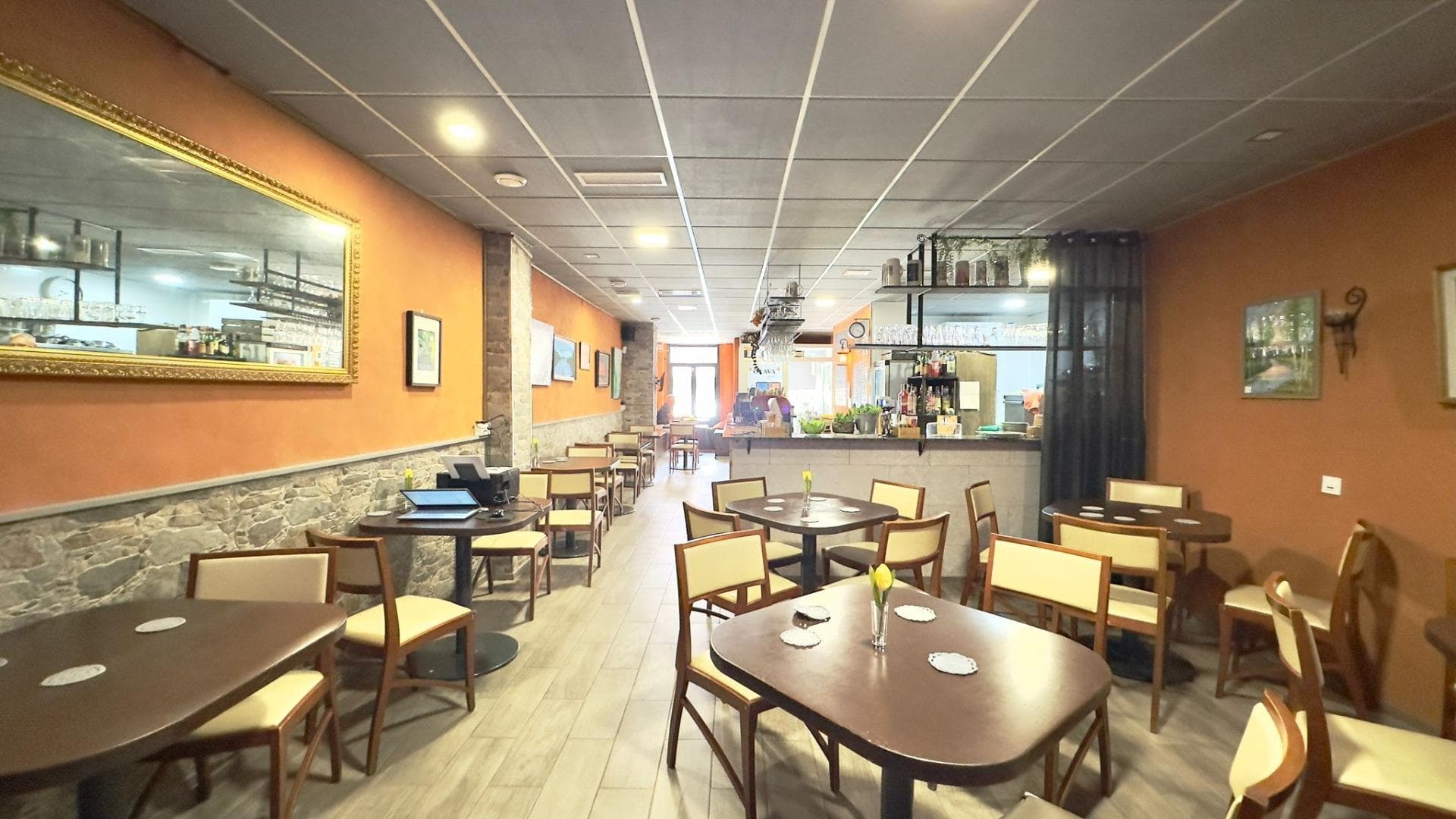 EXCELENTE LOCAL COMERCIAL DE 190 M² A SOLO 50 METROS DE LA PLAYA – TOTALMENTE PREPARADO Y EN FUNCIONAMIENTO Le presentamos una magnífica oportunidad de inversión y negocio en una ubicación privilegiada: un amplio local comercial de 190 m², situado a tan solo 50 metros de la playa, en una zona de gran afluencia tanto turística como residencial durante todo el año. Una propiedad con enorme potencial comercial, completamente preparada para comenzar a trabajar desde el primer día y actualmente en funcionamiento. Este local destaca principalmente por su estratégica ubicación, rodeado de paso peatonal, comercios, restaurantes, zonas residenciales y áreas de ocio, lo que garantiza una excelente visibilidad y un flujo constante de clientes potenciales. La cercanía al mar convierte este establecimiento en una opción especialmente atractiva para negocios relacionados con hostelería, restauración, cafetería, gastrobar, comercio o cualquier actividad orientada al turismo y al público local. Con una superficie aproximada de 190 metros cuadrados, el inmueble ofrece un espacio amplio, versátil y perfectamente distribuido, permitiendo adaptarse a diferentes tipos de negocio. Sus dimensiones facilitan la creación de distintas áreas de trabajo, zonas de atención al cliente, almacenaje o espacios diferenciados según las necesidades de la actividad. Uno de los aspectos más importantes y valorados de este local es que cuenta con salida de humos, una característica imprescindible y cada vez más demandada para actividades de restauración y hostelería. Esta instalación amplía considerablemente las posibilidades comerciales del inmueble y aumenta notablemente su valor de mercado. El local se encuentra totalmente acondicionado y preparado para funcionar, evitando así grandes inversiones iniciales o reformas importantes. Actualmente se encuentra activo, lo que demuestra tanto la viabilidad del espacio como su correcto estado de conservación y funcionamiento. Esto permite al futuro propietario o inversor iniciar actividad de forma inmediata o continuar con la explotación comercial existente sin interrupciones. Gracias a su amplitud y ubicación, este local ofrece múltiples posibilidades: Restaurante Cafetería Bar o gastrobar Comercio especializado Supermercado o tienda gourmet Centro de servicios Oficina comercial Espacio de ocio o atención turística La cercanía a la playa supone un enorme valor añadido, especialmente en zonas costeras con alta demanda turística, ya que garantiza una importante afluencia de visitantes durante gran parte del año. Además, la zona mantiene actividad residencial permanente, lo que asegura movimiento y clientes incluso fuera de temporada alta. Otro punto fuerte de esta propiedad es su gran potencial de rentabilidad. Los locales comerciales bien ubicados cerca del mar y con salida de humos son activos cada vez más demandados y difíciles de encontrar, especialmente aquellos que ya se encuentran preparados para comenzar a operar inmediatamente. La excelente conexión con el entorno, la visibilidad comercial y la facilidad de acceso convierten este inmueble en una oportunidad ideal tanto para empresarios que desean iniciar o ampliar su negocio, como para inversores que buscan un activo rentable en una ubicación consolidada. En resumen, se trata de un local comercial de 190 m², a solo 50 metros de la playa, totalmente acondicionado, con salida de humos y actualmente en funcionamiento, ubicado en una zona estratégica con gran paso de personas y enorme potencial comercial. Una oportunidad única para desarrollar cualquier proyecto empresarial con garantías de visibilidad, comodidad y rentabilidad. No deje escapar esta excelente oportunidad comercial. Contacte con nosotros para ampliar información o concertar una visita y descubrir todo el potencial de este magnífico local junto al mar.