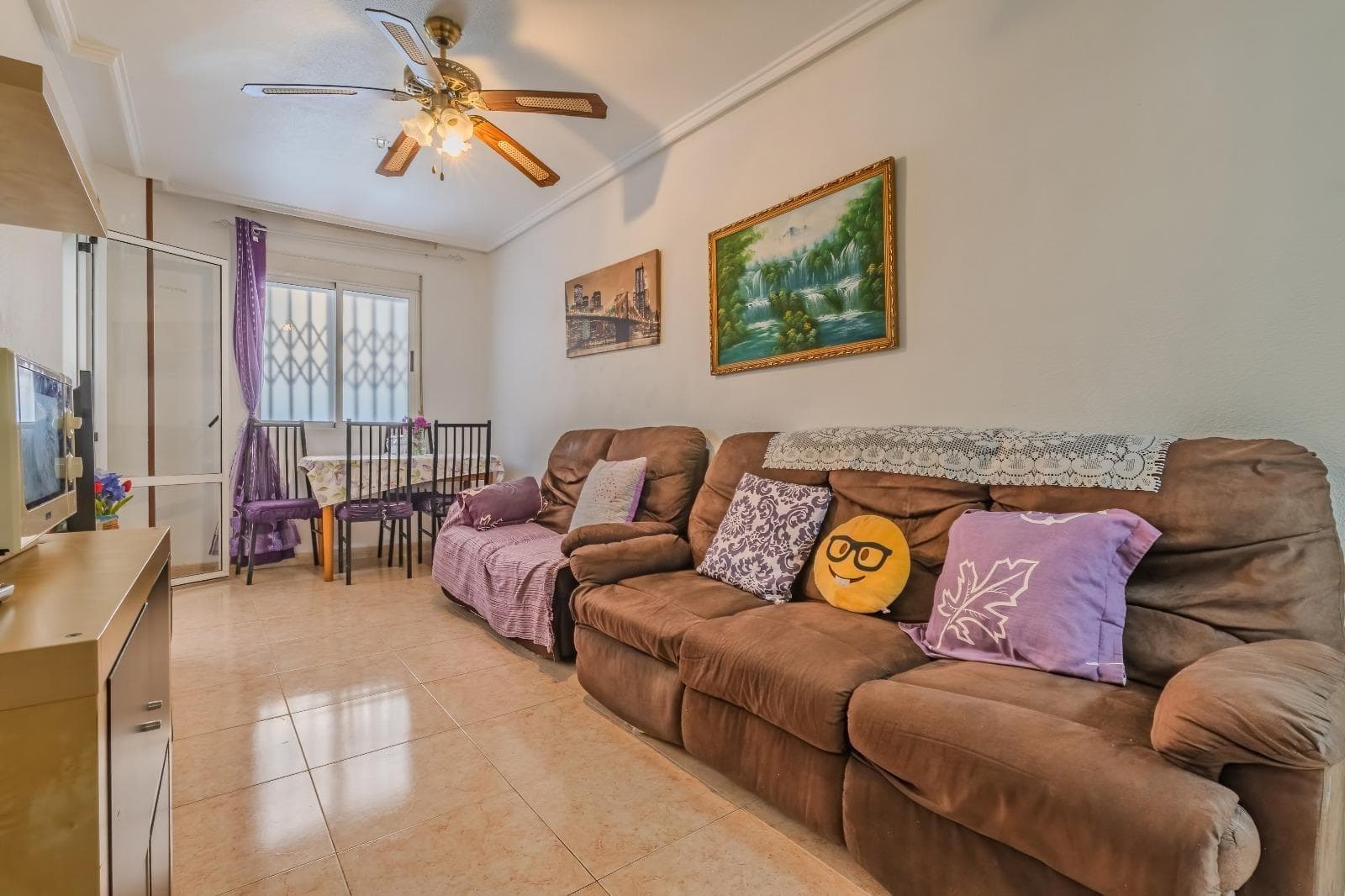 🏡✨ APARTAMENTO CON TERRAZA Y PISCINA COMUNITARIA EN EL CENTRO DE TORREVIEJA ✨🏡 Se vende acogedor apartamento ubicado en pleno centro de Torrevieja, ideal tanto para vivir todo el año como para inversión o vivienda vacacional. 🌞 La vivienda cuenta con 44 m², distribuidos en 1 habitación, 1 baño, salón-comedor, cocina y una agradable terraza perfecta para disfrutar del clima mediterráneo. 🌿☕️ Además, el residencial dispone de piscina comunitaria, un gran plus para disfrutar del verano sin salir de casa. 🏊‍♀️💦 📍 Ubicación: Centro de Torrevieja 🛏️ 1 habitación 🛁 1 baño 📐 44 m² 🌿 Terraza 🏊‍♀️ Piscina comunitaria 💶 IBI: 160€ al año 🏘️ Comunidad: 28€ al mes Una oportunidad perfecta en una zona céntrica, cerca de todos los servicios, comercios, restaurantes y a poca distancia del mar. 🌊✨