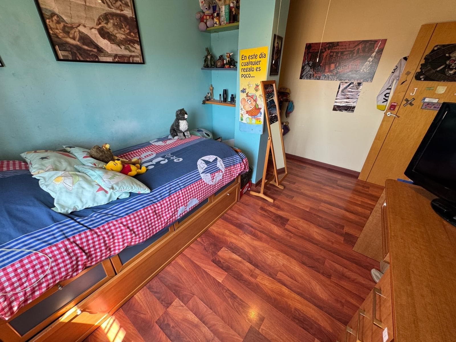 EXCLUSIVO CHALET INDEPENDIENTE EN AGUAS NUEVAS – AMPLITUD, PRIVACIDAD Y CALIDAD DE VIDA A SOLO 1.500 METROS DEL MAR Le presentamos una extraordinaria oportunidad de adquirir un magnífico chalet independiente en Aguas Nuevas, una de las zonas residenciales más prestigiosas y demandadas de la Costa Blanca. Esta espectacular propiedad combina amplitud, privacidad, elegancia y confort en un entorno tranquilo y privilegiado, ideal para quienes buscan una vivienda exclusiva cerca del mar y rodeada de todos los servicios necesarios para el día a día. Ubicado en una zona especialmente tranquila y consolidada, este chalet ofrece la combinación perfecta entre serenidad y cercanía a todos los puntos de interés. A tan solo 1.500 metros del mar, la vivienda permite disfrutar de las playas y del clima mediterráneo durante todo el año, convirtiéndose en una opción ideal tanto como residencia habitual como segunda vivienda de alto nivel. La propiedad cuenta con 250 m² construidos sobre una amplia parcela de 433 m², ofreciendo espacios generosos, perfectamente distribuidos y diseñados para proporcionar máxima comodidad y funcionalidad. Desde el primer momento, esta vivienda transmite amplitud, luminosidad y una excelente sensación de bienestar. El chalet dispone de cuatro dormitorios amplios y luminosos, ideales para familias numerosas o para quienes desean contar con habitaciones adicionales para invitados. Cada estancia ha sido diseñada pensando en el confort y la privacidad, creando ambientes acogedores y funcionales. Además, la vivienda incorpora un despacho privado, perfecto para teletrabajar, estudiar o disponer de un espacio independiente de trabajo o lectura. Una característica cada vez más demandada que aporta un importante valor añadido a la propiedad. Uno de los aspectos más exclusivos de este chalet es que cuenta con tres vestidores, ofreciendo una solución práctica y elegante para el almacenamiento y la organización personal. Este detalle aporta un aire sofisticado y premium a la vivienda, mejorando notablemente la comodidad en el día a día. La propiedad dispone de dos baños completos, amplios y funcionales, diseñados para ofrecer comodidad y practicidad a toda la familia. Su distribución favorece el uso diario y aporta un extra de confort tanto para residentes como para invitados. En el exterior, el chalet ofrece espacios pensados para disfrutar plenamente del estilo de vida mediterráneo. La vivienda cuenta con una magnífica piscina privada, perfecta para refrescarse durante los meses más cálidos, relajarse o compartir momentos inolvidables en familia y con amigos. El jardín privado rodea la propiedad creando un entorno natural y acogedor, ideal para disfrutar de la tranquilidad y del clima privilegiado de la zona. Este espacio exterior ofrece múltiples posibilidades, desde zonas de descanso hasta áreas de ocio o reuniones al aire libre. La vivienda dispone también de una elegante terraza acristalada, un espacio versátil que permite disfrutar de la luz natural durante todo el año, creando una estancia adicional perfecta como salón de invierno, comedor o zona relax. A ello se suma una amplia terraza exterior, ideal para desayunos al aire libre, cenas de verano o simplemente disfrutar del entorno privado y tranquilo que ofrece la propiedad. Otro de los grandes valores añadidos de esta vivienda es su garaje privado subterráneo, que proporciona comodidad, seguridad y espacio suficiente para vehículos y almacenamiento adicional. Además, la propiedad cuenta con varios trasteros, ideales para mantener el orden y aprovechar al máximo el espacio disponible. La ubicación en Aguas Nuevas es uno de los puntos más destacados de esta propiedad. Se trata de una zona residencial muy valorada por su tranquilidad, su excelente comunicación y su cercanía a supermercados, colegios, restaurantes, centros comerciales y todo tipo de servicios. Todo ello sin renunciar a la privacidad y al ambiente relajado que caracteriza esta exclusiva área